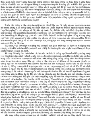 thuốc giảm buồn chán và căng thẳng nên những người có tâm trạng không vui hoặc đang bị căng thẳng
sẽ luôn hút nhiều hơn so với người không ở trong tình trạng đó. Rõ ràng yếu tố khiến thói quen hút
thuốc trở nên kết dính hoàn toàn khác với những yếu tố tạo nên tính dễ lây lan ở nó.Nếu tìm kiếm các
điểm bùng phát trong cuộc đấu tranh chống lại nạn hút thuốc, chúng ta cần phải quyết định xem chúng
ta sẽ thành công nhất khi tấn công vào mặt nào của đại dịch. Liệu chúng ta có tìm cáchạhan chế tính lây
lan của thói quen hút thuốc, ngăn Người Bán Hàng phát tán virus đi xa? Hay tốt hơn chúng ta nên cố
hạn chế độ kết dính của thói quen này, tìm kiếm các biện pháp biến những người nghiện thuốc thành
những người hút thuốc không thường xuyên?
5
Trước tiên chúng ta hãy cùng nhau giải quyết vấn đề lây lan. Để ngăn sự phát tán mạnh của nạn
hút thúôc, chúng ta có thể áp dụng hai chiến thuật sau: Chiến thuật thứ nhất là ngăn không cho những
“người cấp phép” – như Maggie và Bily G.- hút thuốc. Đây là biện pháp khó thành công nhất bởi hầu
như không có khả năng những thanh niên sống rất độc lập, trưởng thành sớm và thích nổi loạn này chịu
tuân theo những lời khuyên hợp lý về sức khỏe. Chiến thuật thứ hai là thuyết phuc những ai đang trông
chờ “giây phép hành động” ở các cá nhân như Maggie và Billy G. nên dựa vào các nguồn khác để tìm
hiểu xem cần phải làm gì để trở nên sành điệu hơn, chẳng hạn như trong trường hợp này các em nên
nhờ người lớn chỉ dẫn cho.
Tuy nhiên, việc thực hiện biện pháp này không hề đơn giản. Trên thực tế, thậm chí biện pháp này
còn gây nhiều khó khăn hơn biện pháp thứ nhất bởi lý do rất đơn giản: các vị phụ huynh không có được
ảnh hưởng này lên con em mình.
Rõ ràng, điều này thật khó tin bởi các bậc cha mẹ luôn là những người có rất nhiều ý tưởng trong
việc hình thành nhân cách và hành vi cho con cái. Song theo những gì Judith Harris đã lập luận sắc bén
trong cuốn sách Nature Assumption viết năm 1998, những bằng chứng chứng minh tính đúng đắn của
niềm tin này thiếu trầm trọng. Bây giờ, chúng ta hãy cùng xem xét kết quả nỗ lực của các chuyên gia
tâm lý học suốt nhiều năm trời khi kiểm tra, xác định tầm ảnh hưởng của các bậc cha mẹ đối với con
cái của họ. Đúng là con cái di truyền gen của cha mẹ, và gen đóng một vai trò rất lớn để xác định
chúng ta là người như thế nào.Trong những năm đầu, cha mẹ có thể cho con tình yêu thương trìu mến;
nhưng cũng có thể tước đi của con nguồn nuôi dưỡng tình cảm ban đầu, và như thế người con cũng phải
chịu những xâm hại không thể bù đắp nổi. Cha mẹ cũng cho con thức ăn, cho con một mái nhà, cho con
sự bảo vệ và những thứ thiết yếu của cuộc sống hằng ngày để bảo đảm rằng con được sống an toàn,
khỏe mạnh và hạnh phúc. Đây là điều có thể hiểu được. Nhưng liệu sẽ có khác biệt nào tới qúa trình
hình thành nhân cách con trẻ khi chúng ta là một ông bố hoặc bà mẹ hay lo lắng, căng thẳng và không
có chút kinh nghiệm chăm sóc con nào với khi chúng ta là một vị phụ huynh luôn chủ động nắm quyền
quyết định và rất thạo các vấn đề chăm sóc trẻ em? Liệu chúng ta có thể sinh ra những đứa con ham
học hỏi khi chất quanh nhà mình một núi sách? Liệu sẽ có tác động nào ảnh hưởng đến nhân cách của
đứa trẻ nếu chúng ta chỉ chăm sóc con hai giờ chứ không phải tám giờ mỗi ngày? Hay nói khác đi, liệu
một môi trường xã hội cụ thể mà chúng ta tạo ra trong gia đình có gây ra khác biệt thực sự nào tới quá
trình trưởng thành của đứa trẻ hay không? Trong một loạt các nghiên cứu quy mô lớn và mục đích rõ
ràng về các cặp song sinh - đặc biệt là những cặp song sinh rời, được nuôi dưỡng tách biệt – các nhà
di truyền học đã chỉ ra rằng những nét đặc trưng về tính cách giúp nhận diện con người của chúng ta –
như sự thân thiện, hướng ngoại, hay lo lắng bồn chồn, cởi mở,v.v…-một nửa là do gen quyết định, một
nửa là do môi trường sống quyết định. Từ đó, dẫn đến gỉa định rằng môi trường tạo ra sư khác biệt lớn
trong cuộc sống của chúng ta chính là môi trường gia đình. Tuy nhiên vấn đề là ở chỗ bất cứ khi nào
bắt đầu tìm kiếm các tác động của quá trình nuôi dưỡng, các nhà tâm lý lại không thu được gì.
Một trong những nghiên cứu có quy mô lớn nhất và chi tiết nhất về kiểu tác động này là Colorado
 