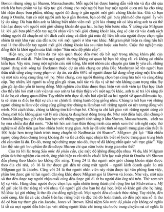Boston nhưng sống tại Sharon, Massachusetts. Mỗi người lại được hướng dẫn viết tên và địa chỉ của
mình lên bưu phẩm và lại tiếp tục gửi chúng cho một người bạn hay một người quen mà họ cho rằng
khi nhận được bưu phẩm, những người đó đang ở gần người môi giới chứng khoán kia. Giả sử bạn
đang ở Omaha, bạn có một người anh họ ở gần Boston, bạn có thể gửi bưu phẩm đó cho người ấy với
lý do rằng: Dù bản thân anh ta không biết nhân viên môi giới kia nhưng rất có khả năng anh ta có thể
liên lạc được với người môi giới chứng khoán đó qua hai, ba hay bốn bước nữa. Ý tưởng của Milgram
là: khi gói bưu phẩm đến tay người nhân viên môi giới chứng khoán kia, ông sẽ căn cứ vào danh sách
những người đã chuyển nó tới đích cuối cùng và đánh giá mức độ liên kết của người được chọn ngẫu
nhiên từ một khu vực của đất nước với một người ở khu vực khác. Milgram phát hiện ra rằng hầu hết
mọi lá thư đều đến tay người môi giới chứng khoán kia sau năm hoặc sáu bước. Cuộc thử nghiệm này
đồng thời là khởi nguồn của khái niệm “Sáu mức độ phân cấp”.
Hiện nay, cụm từ trên đã trở nên quen thuộc đến mức độ bất ngờ trong những khám phá của
Milgram đã mất đi. Phần lớn mọi người thường không có quan hệ bạn bè rộng rãi và không có nhiều
kiểu bạn. Vậy nên, trong một nghiên cứu nổi tiếng, khi một nhóm các chuyên gia tâm lý yêu cầu những
người đang sinh sống tại Dyckman thuộc dự án nhà chung cư phía Bắc Manhattan kể tên người bạn
thân nhất sống cùng trong phạm vi dự án, có đến 88% số người được kể đang sống cùng một khu nhà
và một nửa sống cùng tầng với họ. Nhìn chung, con người thường chọn bạn cùng lứa tuổi và cùng đẳng
cấp. Tuy nhiên, khi người ta sống gần gũi nhau, tuổi tác và địa vị sẽ trở nên không quan trọng nữa. Sự
gần gũi áp đảo yếu tố tương đồng. Một nghiên cứu khác được thực hiện với sinh viên tại Đại học Utah
cho thấy khi hỏi một sinh viên tại sao anh ta lại thân thiện với một người khác, anh ta sẽ trả lời rằng đó
là do họ có chung quan điểm. Tuy nhiên trên thực tế, nếu hỏi cặn kẽ cả hai người về quan điểm của họ,
ta sẽ nhận ra điều họ thật sự chia sẻ chính là những hành động giống nhau. Chúng ta kết bạn với những
người chúng ta làm việc cùng cũng giống như chúng ta làm bạn với những người có nét tương đồng với
mình. Nói cách khác, chúng ta không tìm kiếm bạn bè. Chúng ta chỉ kết giao với những người cùng có
chung một tiểu không gian vật lý mà chúng ta đang hoạt động trong đó. Như một điều luật, dân chúng ở
Omaha không bao giờ chịu làm bạn với những người sinh sống ở khu Sharon, Massachusetts, cách xa
họ nửa chiều dài đất nước. “Khi tôi hỏi anh bạn thân thông minh của mình xem thử anh nghĩ cuộc thử
nghiệm sẽ diễn tiến qua bao nhiêu bước trung gian. Anh ấy đã ước tính số người trung gian cần thiết là
100 hoặc hơn trong hành trình trung chuyển từ Nedbraska tới Sharon”. Milgram ghi lại: “Rất nhiều
người cũng đoán chừng trong khoảng đó và tất cả đều ngạc nhiên khi biết số bước trung gian trung bình
chỉ cần năm là đủ. Do đó, trong một chừng mực nào đó, thực tế đã không nhất quán với trực giác”. Vậy
làm thế nào gói bưu phẩm đó đến được Sharon chỉ qua năm bước trung gian như thế?
Câu trả lời là: trong Sáu mức độ phân cấp, các mức độ không đồng đều nhau. Ví dụ, khi Milgram
phân tích thử nghiệm của mình, ông phát hiện ra rất nhiều chuỗi liên lạc xuất phát từ Omaha tới Sharon
đều phỏng theo khuôn tạo không đối xứng. Trong 24 lá thư người môi giới chứng khoán nhận được
theo địa chỉ nhà, có 16 lá thư được gửi đến từ cùng một người – người kinh doanh quần áo mà
Milgram gọi là Jacobs. Cũng với 24 lá thư người nhân viên này nhận được tại văn phòng làm việc,
phần lớn được gửi từ hai người đàn ông khác được Milgram gọi là Brown và Jones. Như vậy, một nửa
số thư đến được tay người nhận cuối cùng đều được gửi đi từ ba người đàn ông nói trên. Thử xem xét
kỹ sự việc. Hàng chục người được chọn lựa ngẫu nhiên trong thành phố rộng lớn tại Midwestern, Mỹ
để gửi các lá thư riêng rẽ với nhau. Có người gửi cho bạn bè đại học. Một số khác gửi cho họ hàng.
Số khác lại gửi những lá thư đó cho đồng nghiệp cũ. Mọi người đều có cách thức riêng. Tuy nhiên, đến
cuối cùng, khi tất cả các chuỗi liên lạc riêng biệt và đặc thù đó hoàn thành, có đến một nửa số lá thư
đó có bàn tay tham gia của Jacobs, Jones và Brown. Khái niệm Sáu mức độ phân cấp không có nghĩa
là tất cả mọi người đều liên lạc với những người khác chỉ trong sáu bước trung chuyển mà có nghĩa là
 