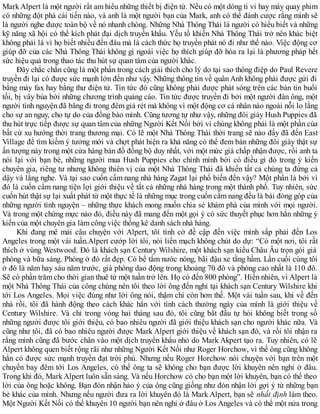 Mark Alpert là một người rất am hiểu những thiết bị điện tử. Nếu có một dòng ti vi hay máy quay phim
có những đột phá cải tiến nào, và anh là một người bạn của Mark, anh có thể đánh cược rằng mình sẽ
là người nghe được toàn bộ về nó nhanh chóng. Những Nhà Thông Thái là người có hiểu biết và những
kỹ năng xã hội có thể kích phát đại dịch truyền khẩu. Yếu tố khiến Nhà Thông Thái trở nên khác biệt
không phải là vì họ biết nhiều đến đâu mà là cách thức họ truyền phát nó đi như thế nào. Việc động cơ
giúp đỡ của các Nhà Thông Thái không gì ngoài việc họ thích giúp đỡ hóa ra lại là phương pháp hết
sức hiệu quả trong thao tác thu hút sự quan tâm của người khác.
Đây chắc chắn cũng là một phần trong cách giải thích cho lý do tại sao thông điệp do Paul Revere
truyền đi lại có được sức mạnh lớn đến như vậy. Những thông tin về quân Anh không phải được gửi đi
bằng máy fax hay bằng thư điện tử. Tin tức đó cũng không phải được phát sóng trên các bản tin buổi
tối, bị vây bủa bởi những chương trình quảng cáo. Tin tức được truyền đi bởi một người đàn ông, một
người tình nguyện đã băng đi trong đêm giá rét mà không vì một động cơ cá nhân nào ngoài nỗi lo lắng
cho sự an nguy, cho tự do của đồng bào mình. Cũng tương tự như vậy, những đôi giày Hush Puppies đã
thu hút trực tiếp được sự quan tâm của những Người Kết Nối bởi vì chúng không phải là một phần của
bất cứ xu hướng thời trang thương mại. Có lẽ một Nhà Thông Thái thời trang sẽ nào đấy đã đến East
Village để tìm kiếm ý tưởng mới và chợt phát hiện ra khả năng có thể đem bán những đôi giày thật sự
ấn tượng này trong một cửa hàng bán đồ đồng bộ duy nhất, với một mức giá chấp nhận được, rồi anh ta
nói lại với bạn bè, những người mua Hush Puppies cho chính mình bởi có điều gì đó trong ý kiến
chuyên gia, riêng tư nhưng không thiên vị của một Nhà Thông Thái đã khiến tất cả chúng ta đứng cả
dậy và lắng nghe. Và tại sao cuốn cẩm nang nhà hàng Zagat lại phổ biến đến vậy? Một phần là bởi vì
đó là cuốn cẩm nang tiện lợi giới thiệu về tất cả những nhà hàng trong một thành phố. Tuy nhiên, sức
cuốn hút thật sự lại xuất phát từ một thực tế là những mục trong cuốn cẩm nang đều là bài đóng góp của
những người tình nguyện – những thực khách mong muốn chia sẻ khám phá của mình với mọi người.
Và trong một chừng mực nào đó, điều này đã mang đến một gọi ý có sức thuyết phục hơn hẳn những ý
kiến của một chuyên gia làm công việc thống kê danh sách nhà hàng.
Khi đang mê mải câu chuyện với Alpert, tôi tình cờ đề cập đến việc mình sắp phải đến Los
Angeles trong một vài tuần.Alpert cướp lời tôi, nói liền mạch không chút do dự: “Có một nơi, tôi rất
thích ở vùng Westwood. Đó là khách sạn Century Wilshire, một khách sạn kiểu Châu Âu trọn gói giá
phòng và bữa sáng. Phòng ở đó rất đẹp. Có bể tắm nước nóng, bãi đậu xe tầng hầm. Lần cuối cùng tôi
ở đó là năm hay sáu năm trước, giá phòng dao động trong khoảng 70 đô và phòng cao nhất là 110 đô.
Sẽ có phần trăm cho thời gian thuê từ một tuần trở lên. Họ có đến 800 phòng”. Hiển nhiên, vì Alpert là
một Nhà Thông Thái của công chúng nên tôi theo lời ông đến nghỉ tại khách sạn Century Wilshire khi
tới Los Angeles. Mọi việc đúng như lời ông nói, thậm chí còn hơn thế. Một vài tuần sau, khi về đến
nhà rồi, tôi đã hành động theo cách khác hẳn với tính cách thường ngày của mình là giới thiệu về
Century Wilshire. Và chỉ trong vòng hai tháng sau đó, tôi cũng bắt đầu tự hỏi không biết trong số
những người được tôi giới thiệu, có bao nhiêu người đã giới thiệu khách sạn cho người khác nữa. Và
cũng như tôi, đã có bao nhiêu người được Mark Alpert giới thiệu về khách sạn đó, và rồi tôi nhận ra
rằng mình cũng đã bước chân vào một dịch truyền khẩu nhỏ do Mark Akpert tạo ra. Tuy nhiên, có lẽ
Alpert không quen biết rộng rãi như những Người Kết Nối như Roger Horchow, vì thế ông cũng không
hẳn có được sức mạnh truyền đạt trời phú. Nhưng nếu Roger Horchow nói chuyện với bạn trên một
chuyến bay đêm tới Los Angeles, có thể ông ta sẽ không cho bạn được lời khuyên nên nghỉ ở đâu.
Trong khi đó, Mark Alpert luôn sẵn sàng. Và nếu Horchow có cho bạn một lời khuyên, bạn có thể theo
lời của ông hoặc không. Bạn đón nhận hảo ý của ông cũng giống như đón nhận lời gợi ý từ những bạn
bè khác của mình. Nhưng nếu người đưa ra lời khuyên đó là Mark Alpert, bạn sẽ nhất định làm theo.
Một Người Kết Nối có thể khuyên 10 người bạn nên nghỉ ở đâu ở Los Angeles và có thể một nửa trong
 