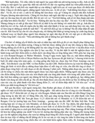 “Rất hạnh phúc. Tôi chắc chắn là một người lạc quan nhất mà anh tưởng tượng ra đấy. Anh cứ dẫn
chứng ra một người lạc quan bậc nhất mà anh biết rồi đặt vào ngưỡng mãnh lực trăm phần trăm đi, đó
là tôi đấy. Bởi vì anh biết sức mạnh thật sự của những ý nghĩ tích cực sẽ vượt qua được rất nhiều khó
khăn. Cũng có rất nhiều người, những người luôn tiêu cực. Ai đó sẽ nói, “Anh không làm được việc đó
đâu”. Và tôi, tôi sẽ nói: ý anh là tôi không thể làm được việc gì? Chúng tôi chuyển nhà đến Ashland
Oregon, khoảng năm năm trước. Chúng tôi tìm được một ngôi nhà thật sự ưng ý. Ngôi nhà cũng đã qua
một vài lần mua bán rồi nên rất đắt. Rồi tôi nói với vợ: “Em biết không, anh sẽ tới thỏa thuận một mức
giá thấp hơn nhiều lần đấy”. Vợ tôi bảo: “Không đời nào họ chịu vậy đâu”. Tôi nói: “Có thể là không.
Nhưng chúng ta có mất gì đâu nào? Điều tồi tệ nhất là họ nói không với mình thôi chứ gì. Anh đâu có
định bày trò với họ. Anh chỉ muốn cho họ thấy một chút thành ý là tại sao anh đang làm việc này. Anh
sẽ làm sáng tỏ những gì mình đề xuất thôi”. Và anh biết điều gì xảy ra không? Họ đã chấp nhận đề nghị
của tôi. Khi Gau kể lại cho tôi câu chuyện này, tôi không khó khăn gì tưởng tượng lại cảnh ông đang ở
Ashland xoay xở thuyết phục người bán nhượng lại ngôi nhà đẹp đẽ đó với một giá rẻ đến khó tin.
“Chúa lòng lành”, Gau nói: “Nếu anh không thử anh sẽ không bao giờ thành công”.
10
Câu hỏi về những yếu tố khiến cho một cá nhân hay một điều gì đó có sức thuyết phục không thực
sự rõ ràng như ta vẫn nhầm tưởng. Chúng ta lĩnh hội được những yếu tố này khi chúng ta thấy chúng.
Nhưng những yếu tố đó là gì thì không phải lúc nào cũng rõ ràng. Hãy xem xét hai ví dụ đều được trích
dẫn ra từ những tài liệu nghiên cứu tâm lý học sau đây: Ví dụ thứ nhất là một thí nghiệm được tiến
hành trong suốt thời điểm diễn ra chiến dịch vận động bầu cử tổng thống năm 1984 giữa hai ứng ứng
cử viên Ronand Reagan và Walter Mondale. Trong 8 ngày trước ngày bầu cử, một nhóm những nhà
tâm lý học dẫn đầu là tiến sĩ Brian Mullen của Đại học Syracuse đã ghi hình lại 3 chương trình tin tức
buổi tối phát sóng trên toàn quốc, và cũng giống như hiện tai, được đọc bởi Peter Jennings của đài
ABC, Tom Brokow của đài NBC và Dan Rather của đài CBS. Mullen kiểm tra lại toàn bộ những đoạn
băng ghi hình và trích dẫn ra những đoạn luận đàm về mỗi ứng cử viên, cho đến khi ông có được 37
phân đoạn riêng biệt với mỗi đoạn có độ dài khoảng 2 phút rưỡi. Những phân đoạn này sau đó được
cắt bỏ tiếng và chiếu cho một nhóm người được lựa chọn ngẫu nhiên. Những người này được yêu cầu
cho điểm những biểu hiện cảm xúc trên khuôn mặt của từng phát thanh viên trong mỗi phân đoạn. Và
đặc biệt hơn những con người này không hề biết họ đang tham gia vào thí nghiệm gì, hay những phát
thanh viên đang nói đến chủ đề gì. Họ chỉ đơn thuần được yêu cầu cho điểm sự bộc lộ những nội dung
cảm xúc của các phát thanh viên theo khung điểm 21, với số điểm thấp nhất là “rất tiêu cực” và số
điểm cao nhất trong khung là “rất tích cực”.
Kết quả thu được vượt ngoài mong đợi. Dan Rather ghi được số điểm là 10,46 – điều này đồng
nghĩa với một cách biểu đạt trung hòa theo đúng nghĩa – khi anh ta đưa tin về ứng cử viên Mondale, và
ghi được 10,37 điểm khi nói về ứng cử viên Reagan. Khuôn mặt của Dan khi nói đến Đảng Cộng hòa
cũng tương tự như khi nói về Đảng Dân chủ. Kết quả cũng tương đương với phát thanh viên Tom
Brokow của đài NBC khi Tom ghi được 11,21 điểm khi nói về Mondale và 11,50 điểm khi nói về
Reagan. Còn lại trường hợp của Peter Jennings – gương mặt của đài ABC thì khác biệt hẳn. Trong
trường hợp nói về ứng cử viên Mondale, số điểm ghi được là 13,38. Tuy nhiên, khi phát thanh viên
này nói đến Reagan, khuôn mặt anh ta giãn ra tươi tỉnh và số điểm lên đến 17,44. Mullen và đồng sự
của mình cố gắng tìm ra cách giải thích thỏa đáng cho trường hợp này. Phải chăng Jennings đã thể hiện
tốt hơn hai đồng nghiệp của mình? Câu trả lời dường như không phải như vậy. Những đối tượng tham
gia vào thí nghiệm cũng được cho xem lại những đoạn băng đối chiếu trong đó 3 người phát thanh viên
đưa tin trực tiếp về những chủ đề không chỉ là tin vui mà cả việc tang tóc (như là đám tang của Indira
Gandhi; một tấm gương trong chiến đấu với căn bệnh hiểm nghèo bẩm sinh), thì Jennings không ghi
 