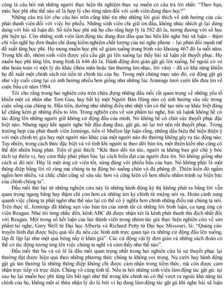cùng là câu hỏi mà những người thực hiện thí nghiệm thực sự muốn có câu trả lời nhất: “Theo bạn,
mức học phí như thế nào sẽ là hợp lý cho từng năm đối với sinh viên đang theo học?”
Những câu trả lời cho câu hỏi trên cũng khó tin như những lời giải thích về ảnh hưởng của các
phát thanh viên đối với việc bỏ phiếu. Những sinh viên chỉ giữ im đầu, không nhúc nhích gì lại dửng
dưng với bài xã luận đó. Số tiền học phí mà họ cho rằng hợp lý là 582 đô la, tương đương với số học
phí hiện tại. Còn những sinh viên làm động tác đung đưa đầu qua hai bên khi nghe bài xã luận – thậm
chí vẫn nghĩ họ đơn thuần chỉ đang kiểm nghiệm chất lượng của tai nghe phone – lại phản đối mạnh mẽ
đề xuất tăng học phí. Họ mong muốn học phí sẽ giảm xuống trung bình vào khoảng 467 đô la mỗi năm.
Trong khi đó, nhóm sinh viên được yêu cầu gật gù lên xuống lại thấy bài xã luận rất thuyết phục. Họ
muốn học phí tăng lên, trung bình là 646 đô la. Hành động đơn giản gật gù lên xuống, bề ngoài có vẻ
như hoàn toàn vì một lý do khác (thỏa mãn hoặc tán thưởng âm nhạc, lời văn) – đã có khả năng khiến
họ đề xuất một chính sách rút tiền từ chính túi của họ. Trong một chừng mực nào đó, cử động gật gù
như vậy cuối cùng lại có ảnh hưởng nhiều hơn giống như những lúc Jennings tươi cười khi đưa tin về
cuộc bầu cử năm 1984.
Tôi cho rằng trong hai nghiên cứu trên chứa đựng những đầu mối rất quan trọng về những yếu tố
khiến một cá nhân như Tom Gau, hay bất kỳ một Người Bán Hàng nào có ảnh hưởng sâu sắc trong
cuộc sống của chúng ta. Đầu tiên, dường như những điều nhỏ nhặt vẫn có thể tạo nên sự khác biệt đáng
kể chẳng kém gì những điều to lớn. Trong nghiên cứu về sản phẩm tai nghe, bài xã luậnk không hề có
tác động lên những người giữ không cử động đầu của mình. Nó không hề có chút sức thuyết phục đặc
biệt nào. Nhưng ngay khi người nghe bắt đầu đung đưa, gật gù, nó lại trở nên rất thuyết phục. Trong
trường hợp của phát thanh viên Jennings, tiến sĩ Mullen lập luận rằng, những dấu hiệu thể hiện thiện ý
với một chính trị gia hay một người nào khác của một người nào đó thường không gây ra tác động nào.
Tuy nhiên, trong cách thức đặc biệt và vô tình khi người ta theo dõi bản tin, một thiên kiến nhỏ cũng có
thể đột nhiên bùng phát. Tiến sĩ giải thích: “Khi theo dõi tin tức, người ta không bao giờ chú ý bóc
tách sự thiên vị, hay cảm thấy phải phản bác lại cách biểu đạt của người đưa tin. Nó không giống như
cách ai đó nói: Đây là một ứng cử viên tốt, xứng đáng với phiếu bầu của bạn. Nó không phải là một
thông điệp bằng lời rõ ràng mà chúng ta tự động bỏ xuống chân và đá phăng đi. Thiên kiến đó ngấm
ngầm hơn nhiều, và chắc chắn cũng sẽ sâu sắc hơn và cũng kiên cố hơn nhiều nhằm tránh sự biện bác
của chính chúng ta”.
Đầu mối thứ hai từ những nghiên cứu này là những hành động kỳ thị không phát ra bằng lời vẫn
quan trọng ngang bằng hay thậm chí còn hơn cả những ám kỷ chính từ miệng nói ra. Hoàn cảnh xung
quanh việc chúng ta phát ngôn như thế nào lại có thể có ý nghĩa hơn chính những điều mà chúng ta nói.
Trên thực tế, Jennings đã không xen vào bản tin của mình tất cả những lời bình luận, ca tụng ứng cử
viên Reagan. Như tôi từng nhắc đến, kênh ABC đã được nhận xét là kênh phát thanh thù địch nhất đối
với Reagan. Một trong số kết luận của hai thành viên trong nhóm tác giả thực hiện nghiên cứu về sản
phẩm tai nghe, Gary Well từ Đại học Alberta và Richard Petty từ Đại học Missouri, là: “Quảng cáo
truyền hình đạt được hiệu quả tối đa nếu các hình ảnh trực quan tạo ra những cử động đầu lên xuống,
lăp đi lặp lại như một quả bóng nẩy ở khán giả”. Các cử động vật lý đơn giản và những sách đoán có
thể có tác động tương ứng lên việc chúng ta nghĩ và cảm thấy như thế nào”.
Đầu mối thứ ba và có lẽ là đầu mối quan trọng nhất trong hai nghiên cứu là sự thuyết phục lại
thường đạt được hiệu quả theo những phương thức chúng ta không coi trọng. Nụ cười hay hành động
gật gù tán thưởng là những thông điệp không chỉ được cảm nhận trong tiềm thức, mà còn được cảm
nhận trực tiếp và trực diện. Chúng vô cùng tinh tế. Nếu ta hỏi những sinh viên làm động tác gật gù: tại
sao họ lại muốn học phí tăng lên bất ngờ như thế trong khi chính nó có thể vượt ra ngoài khả năng tài
chính của họ, không một ai thừa nhận lý do là bởi vì họ đang làm động tác gật gù khi nghe bài xã luận
 