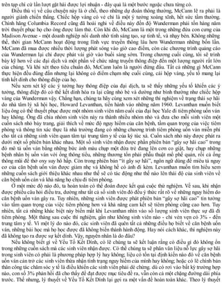 trên tạp chí cứ lần lượt gặt hái được lợi nhuận - đây quả là một bước ngoặc chưa từng có.
Điều thú vị về câu chuyện này là ở chỗ, theo những dự đoán thông thường, McCann lẽ ra phải là
người giành chiến thắng. Chiếc hộp vàng có vẻ chỉ là một ý tưởng xoàng xĩnh, hết sức tầm thường.
Chính hãng Columbia Record cũng đã hoài nghi về điều này đến độ Wunderman phải tốn hàng năm
trời thuyết phục họ cho ông được làm thử. Còn khi đó, McCann là một trong những đứa con cưng của
Madison Avenue - một doanh nghiệp nổi danh nhờ tính sáng tạo, sự tinh tế, và nhạy bén. Không những
thế, thời gian McCann hoạt động trong lĩnh vực truyền thông lâu hơn Wunderman những bốn lần.
McCann đã mua được nhiều thời lượng phát sóng vào giờ cao điểm, còn các chương trình quảng cáo
của Wunderman lại chỉ được phát vài giờ vào buổi sáng sớm. Trong chương cuối cùng, tôi sẽ trình
bày kỹ hơn về các đại dịch và một phần về chức năng truyền thông điệp đến một lượng người rất lớn
của chúng. Và khi xét theo tiêu chuẩn đó, McCann luôn là người đứng đầu. Tất cả những gì McCann
thực hiện đều đúng đắn nhưng lại không có điểm chạm nhẹ cuối cùng, cái hộp vàng, yếu tố mang lại
tính kết dính cho thông điệp của họ.
Nếu xem xét kỹ các ý tưởng hay thông điệp của đại dịch, ta sẽ thấy những yếu tố khiến các ý
tưởng, thông điệp đó có thể kết dính hóa ra lại cũng nhỏ bé và dường như bình thường như chiếc hộp
vàng của Wunderman vậy. Chẳng hạn, chúng ta hãy cùng xem xét những thí nghiệm về trạng thái sợ hãi
do nhà tâm lý xã hội học, Howard Levanthan, tiến hành vào những năm 1960. Levanthan muốn biết
liệu ông có thể thuyết phục được một nhóm sinh viên năm cuối của đại học Yale đi tiêm phòng uốn ván
hay không. Ông đã chia nhóm sinh viên này ra thành nhiều nhóm nhỏ và đưa cho mỗi sinh viên một
cuốn sách nhỏ bảy trang, giải thích về mức độ nguy hiểm của căn bệnh, tầm quan trọng của việc tiêm
phòng và thông tin xác thực là nhà trường đang có những chương trình tiêm phòng uốn ván miễn phí
cho tất cả những sinh viên quan tâm tại trung tâm y tế của ký túc xá. Cuốn sách nhỏ này được phát ra
dưới một số phiên bản khác nhau. Một số sinh viên nhận được phần phiên bản “gây sợ hãi cao” trong
đó mô tả uốn ván bằng những bức ảnh màu chụp một đứa trẻ đang lên cơn co giật, hay chụp những
bệnh nhân bị uốn ván với ống thông tiểu, những thương tổn phải phẫu thuật mổ phế quản, rồi cả ống
thông mũi để thở oxy suy hô hấp. Còn trong phiên bản “ít gây sợ hãi”, ngôn ngữ dùng để miêu tả nguy
cơ của căn bệnh uốn ván được giảm nhẹ và không hề có ảnh đi kèm. Levanthan muốn tìm hiểu xem
những cuốn sách giới thiệu khác nhau như thế sẽ có tác động như thế nào lên thái độ của sinh viên về
căn bệnh uốn cán và khả năng họ chịu đi tiêm phòng.
Ở một mức độ nào đó, ta hoàn toàn có thể đoán được kết quả cuộc thử nghiệm. Về sau, khi nhận
được phiếu câu hỏi điều tra, dường như tất cả số sinh viên đó đều ý thức rất rõ về những nguy hiểm do
căn bệnh uốn ván gây ra. Tuy nhiên, những sinh viên được phát phiên bản “gây sợ hãi cao” tin tưởng
vào tấm quan trọng của việc tiêm phòng hơn và khả năng cam kết sẽ tiêm phòng cũng cao hơn. Tuy
nhiên, tất cả những khác biệt này biến mất khi Levanthan nhìn vào số lượng sinh viên thực sự đã đi
tiêm phòng. Một tháng sau cuộc thí nghiệm, gần như không sinh viên nào - chỉ vẻn vẹn có 3% - đến
trung tâm y tế. Vì một lý do nào đó, các sinh viên đã quên tất cả những điều họ biết về căn bệnh uốn
ván, những bài học mà họ học được đã không biến thành hành động. Hay nói cách khác, thí nghiệm này
đã không tạo ra được sự kết dính. Vậy, nguyên nhân là do đâu?
Nếu không biết gì về Yếu Tố Kết Dính, có lẽ chúng ta sẽ kết luận rằng có điều gì đó không ổn
trong những cuốn sách mà các sinh viên nhận được. Có thể chúng ta sẽ phân vân liệu nỗ lực gây sợ hãi
trong sinh viên có phải là phương pháp hợp lý hay không; liệu có tồn tại định kiến nào đó về căn bệnh
uốn ván cản trở các sinh viên thừa nhận tình trạng nguy hiểm của mình hay không; hoặc có lẽ chính bản
thân công tác chăm sóc y tế là điều khiến các sinh viên phải dè chừng. dù có rơi vào bất kỳ trường hợp
nào, con số 3% phản hồi đã cho thấy để đạt được mục tiêu đề ra, vẫn còn cả một chặng đường dài phía
trước. Thế nhưng, lý thuyết về Yếu Tố Kết Dính lại gợi ra một vấn đề hoàn toàn khác. Theo lý thuyết
 