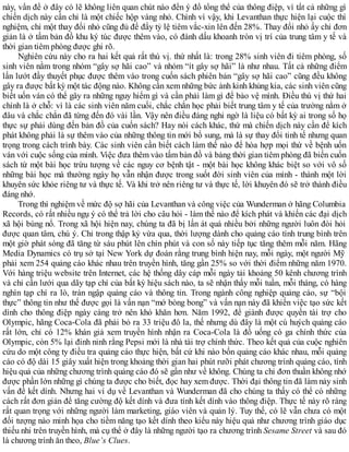 này, vấn đề ở đây có lẽ không liên quan chút nào đến ý đồ tổng thể của thông điệp, vì tất cả những gì
chiến dịch này cần chỉ là một chiếc hộp vàng nhỏ. Chình vì vậy, khi Levanthan thực hiện lại cuộc thí
nghiệm, chỉ một thay đổi nhỏ cũng đủ để đẩy tỷ lệ tiêm vắc-xin lên đến 28%. Thay đổi nhỏ ấy chỉ đơn
giản là ở tấm bản đồ khu ký túc được thêm vào, có đánh dấu khoanh tròn vị trí của trung tâm y tế và
thời gian tiêm phòng được ghi rõ.
Nghiên cứu này cho ra hai kết quả rất thú vị. thứ nhất là: trong 28% sinh viên đi tiêm phòng, số
sinh viên nằm trong nhóm “gây sợ hãi cao” và nhóm “ít gây sợ hãi” là như nhau. Tất cả những điểm
lấn lướt đầy thuyết phục được thêm vào trong cuốn sách phiên bản “gây sợ hãi cao” cũng đều không
gây ra được bất kỳ một tác động nào. Không cần xem những bức ảnh kinh khủng kia, các sinh viên cũng
biết uốn ván có thể gây ra những nguy hiểm gì và cần phải làm gì để bảo vệ mình. Điều thú vị thứ hai
chính là ở chỗ: vì là các sinh viên năm cuối, chắc chắn học phải biết trung tâm y tế của trường nằm ở
đâu và chắc chắn đã từng đến đó vài lần. Vậy nên điều đáng nghi ngờ là liệu có bất kỳ ai trong số họ
thực sự phải dùng đến bản đồ của cuốn sách? Hay nói cách khác, thứ mà chiến dịch này cần để kích
phát không phải là sự thêm vào của những thông tin mới bổ sung, mà là sự thay đổi tinh tế nhưng quan
trọng trong cách trình bày. Các sinh viên cần biết cách làm thế nào để hòa hợp mọi thứ về bệnh uốn
ván với cuộc sống của mình. Việc đưa thêm vào tấm bản đồ và bảng thời gian tiêm phòng đã biến cuốn
sách từ một bài học trừu tượng về các nguy cơ bệnh tật - một bài học không khác biệt so với vô số
những bài học mà thường ngày họ vẫn nhận được trong suốt đời sinh viên của mình - thành một lời
khuyên sức khỏe riêng tư và thực tế. Và khi trở nên riêng tư và thực tế, lời khuyên đó sẽ trở thành điều
đáng nhớ.
Trong thí nghiệm về mức độ sợ hãi của Levanthan và công việc của Wunderman ở hãng Columbia
Records, có rất nhiều ngụ ý có thể trả lời cho câu hỏi - làm thế nào để kích phát và khiến các đại dịch
xã hội bùng nổ. Trong xã hội hiện nay, chúng ta đã bị lấn át quá nhiều bởi những người luôn đòi hỏi
được quan tâm, chú ý. Chỉ trong thập kỷ vừa qua, thời lượng dành cho quảng cáo tính trung bình trên
một giờ phát sóng đã tăng từ sáu phút lên chín phút và con số này tiếp tục tăng thêm mỗi năm. Hãng
Media Dynamics có trụ sở tại New York dự đoán rằng trung bình hiện nay, mỗi ngày, một người Mỹ
phải xem 254 quảng cáo khác nhau trên truyền hình, tăng gần 25% so với thời điểm những năm 1970.
Với hàng triệu website trên Internet, các hệ thống dây cáp mỗi ngày tải khoảng 50 kênh chương trình
và chỉ cần lưới qua dãy tạp chí của bất kỳ hiệu sách nào, ta sẽ nhận thấy mỗi tuần, mỗi tháng, có hàng
nghìn tạp chí ra lò, tràn ngập quảng cáo và thông tin. Trong ngành công nghiệp quảng cáo, sự “bội
thực” thông tin như thế được gọi là vấn nạn “mớ bòng bong” và vấn nạn này đã khiến việc tạo sức kết
dính cho thông điệp ngày càng trở nên khó khăn hơn. Năm 1992, để giành được quyền tài trợ cho
Olympic, hãng Coca-Cola đã phải bỏ ra 33 triệu đô la, thế nhưng dù đây là một cú huých quảng cáo
rất lớn, chỉ có 12% khán giả xem truyền hình nhận ra Coca-Cola là đồ uống có ga chính thức của
Olympic, còn 5% lại đinh ninh rằng Pepsi mới là nhà tài trợ chính thức. Theo kết quả của cuộc nghiên
cứu do một công ty điều tra quảng cáo thực hiện, bất cứ khi nào bốn quảng cáo khác nhau, mỗi quảng
cáo có độ dài 15 giây xuất hiện trong khoảng thời gian hai phút rưỡi phát chương trình quảng cáo, tính
hiệu quả của những chương trình quảng cáo đó sẽ gần như về không. Chúng ta chỉ đơn thuần không nhớ
được phần lớn những gì chúng ta được cho biết, đọc hay xem được. Thời đại thông tin đã làm nảy sinh
vấn đề kết dính. Nhưng hai ví dụ về Levanthan và Wunderman đã cho chúng ta thấy có thể có những
cách rất đơn giản để tăng cường độ kết dính và đưa tính kết dính vào thông điệp. Thực tế này rõ ràng
rất quan trọng với những người làm marketing, giáo viên và quản lý. Tuy thế, có lẽ vẫn chưa có một
đối tượng nào minh họa cho tiềm năng tạo kết dính theo kiểu này hiệu quả như chương trình giáo dục
thiếu nhi trên truyền hình, mà cụ thể ở đây là những người tạo ra chương trình Sesame Street và sau đó
là chương trình ăn theo, Blue’s Clues.
 