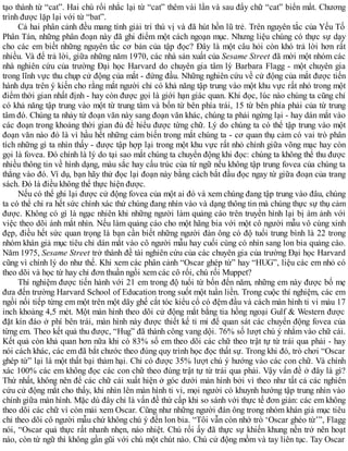tạo thành từ “cat”. Hai chú rối nhắc lại từ “cat” thêm vài lần và sau đấy chữ “cat” biến mất. Chương
trình được lặp lại với từ “bat”.
Cả hai phân cảnh đều mang tính giải trí thú vị và đã hút hồn lũ trẻ. Trên nguyên tắc của Yếu Tố
Phân Tán, những phân đoạn này đã ghi điểm một cách ngoạn mục. Nhưng liệu chúng có thực sự dạy
cho các em biết những nguyên tắc cơ bản của tập đọc? Đây là một câu hỏi còn khó trả lời hơn rất
nhiều. Và để trả lời, giữa những năm 1970, các nhà sản xuất của Sesame Street đã mời một nhóm các
nhà nghiên cứu của trường Đại học Harvard do chuyên gia tâm lý Barbara Flagg - một chuyên gia
trong lĩnh vực thu chụp cử động của mắt - đứng đầu. Những nghiên cứu về cử động của mắt được tiến
hành dựa trên ý kiến cho rằng mắt người chỉ có khả năng tập trung vào một khu vực rất nhỏ trong một
điểm thời gian nhất định - hay còn được gọi là giới hạn giác quan. Khi đọc, lúc nào chúng ta cũng chỉ
có khả năng tập trung vào một từ trung tâm và bốn từ bên phía trái, 15 từ bên phía phải của từ trung
tâm đó. Chúng ta nhảy từ đoạn văn này sang đoạn văn khác, chúng ta phải ngừng lại - hay dán mắt vào
các đoạn trong khoảng thời gian đủ để hiểu được từng chữ. Lý do chúng ta có thể tập trung vào một
đoạn văn nào đó là vì hầu hết những cảm biến trong mắt chúng ta - cơ quan thụ cảm có vai trò phân
tích những gì ta nhìn thấy - được tập hợp lại trong một khu vực rất nhỏ chính giữa võng mạc hay còn
gọi là fovea. Đó chính là lý do tại sao mắt chúng ta chuyển động khi đọc: chúng ta không thể thu được
nhiều thông tin về hình dạng, màu sắc hay cấu trúc của từ ngữ nếu không tập trung fovea của chúng ta
thẳng vào đó. Ví dụ, bạn hãy thử đọc lại đoạn này bằng cách bắt đầu đọc ngay từ giữa đoạn của trang
sách. Đó là điều không thể thực hiện được.
Nếu có thể ghi lại được cử động fovea của một ai đó và xem chúng đang tập trung vào đâu, chúng
ta có thể chỉ ra hết sức chính xác thứ chúng đang nhìn vào và dạng thông tin mà chúng thực sự thụ cảm
được. Không có gì là ngạc nhiên khi những người làm quảng cáo trên truyền hình lại bị ám ảnh với
việc theo dõi ánh mắt nhìn. Nếu làm quảng cáo cho một hãng bia với một cô người mẫu vô cùng xinh
đẹp, điều hết sức quan trọng là bạn cần biết những người đàn ông có độ tuổi trung bình là 22 trong
nhóm khán giả mục tiêu chỉ dán mắt vào cô người mẫu hay cuối cùng có nhìn sang lon bia quảng cáo.
Năm 1975, Sesame Street trở thành đề tài nghiên cứu của các chuyên gia của trường Đại học Harvard
cũng vì chính lý do như thế. Khi xem các phân cảnh “Oscar ghép từ” hay “HUG”, liệu các em nhỏ có
theo dõi và học từ hay chỉ đơn thuần ngồi xem các cô rối, chú rối Muppet?
Thí nghiệm được tiến hành với 21 em trong độ tuổi từ bốn đến năm, những em này được bố mẹ
đưa đến trường Harvard School of Education trong suốt một tuần liền. Trong cuộc thí nghiệm, các em
ngồi nối tiếp từng em một trên một dãy ghế cắt tóc kiểu cổ có đệm đầu và cách màn hình ti vi màu 17
inch khoảng 4,5 mét. Một màn hình theo dõi cử động mắt bằng tia hồng ngoại Gulf & Western được
đặt kín đáo ở phí bên trái, màn hình này được thiết kế tỉ mỉ để quan sát các chuyển động fovea của
từng em. Theo kết quả thu được, “Hug” đã thành công vang dội. 76% số lượt chú ý nhắm vào chữ cái.
Kết quả còn khả quan hơn nữa khi có 83% số em theo dõi các chữ theo trật tự từ trái qua phải - hay
nói cách khác, các em đã bắt chước theo đúng quy trình học đọc thất sự. Trong khi đó, trò chơi “Oscar
ghép từ” lại là một thất bại thảm hại. Chỉ có được 35% lượt chú ý hướng vào các con chữ. Và chính
xác 100% các em không đọc các con chữ theo đúng trật tự từ trái qua phải. Vậy vấn đề ở đây là gì?
Thứ nhất, không nên để các chữ cái xuất hiện ở góc dưới màn hình bởi vì theo như tất cả các nghiên
cứu cử động mắt cho thấy, khi nhìn lên màn hình ti vi, mọi người có khuynh hướng tập trung nhìn vào
chính giữa màn hình. Mặc dù đây chỉ là vấn đề thứ cấp khi so sánh với thực tế đơn giản: các em không
theo dõi các chữ vì còn mải xem Oscar. Cũng như những người đàn ông trong nhóm khán giả mục tiêu
chỉ theo dõi cô người mẫu chứ không chú ý đến lon bia. “Tôi vẫn còn nhớ trò ‘Oscar ghéo từ’”, Flagg
nói, “Oscar quả thực rất nhanh nhẹn, náo nhiệt. Chú rối ấy đã thực sự khiến khung nền trở nên hoạt
náo, còn từ ngữ thì không gần gũi với chú một chút nào. Chú cử động mồm và tay liên tục. Tay Oscar
 