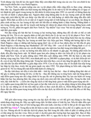 York nhưng việc làm đó lại cho người khác thấy cảm nhận thời trang của các em. Các em chính là tác
nhân truyền nhiễm thứ virus Hush Puppies.
Tại New York, sự giảm xuống của các vụ tội phạm chắc chắn cũng diễn ra theo cùng phương
thức như vậy. Nguyên nhân của hiện tượng này không phải là do một tỷ lệ rất lớn những kẻ có nguy cơ
trở thành kẻ giết người trong tương lai đột nhiên lộ diện trong năm 1993 và cam kết sẽ không tham dự
vào bất cứ hành vi phạm pháp nào. Nguyên nhân cũng không phải là do lực lượng cảnh sát đã thành
công một cách thần kỳ khi can thiệp vào hầu hết số các tình huống có nhiều khả năng dẫn đến chết
người. Điều thật sự diễn ra là có một số ít người trong một số tình huống có sự can thiệp, tác động từ
phía cảnh sát hay các lực lượng xã hội mới nổi bắt đầu có những hành vi khác thường. Những hành vi
này trong chừng mực nào đó lại truyền ảnh hưởng tới nhóm tội phạm tiềm ẩn trong những hoàn cảnh
tương tự. Và rồi, phần lớn người dân New York bị “lây nhiễm” loại virus “bài trừ tội phạm” chỉ trong
một thời gian ngắn.
Nét đặc trưng nổi bật thứ hai là trong cả hai trường hợp, những thay đổi rất nhỏ có thể có ảnh
hưởng rất lớn. Tất cả các nguyên nhân có thể giải thích cho lý do tại sao tỷ lệ tội phạm ở New York
giảm xuống đều là những thay đổi bên lề, những thay đổi tịnh tiến. Hoạt động buôn bán ma túy chùng
xuống, tuổi dân số tăng lên, lực lượng an ninh làm việc hiệu quả hơn. Những ảnh hưởng thật to lớn.
Hush Puppies cũng có những ảnh hưởng ngang tầm! vậy có tất cả bao nhiêu đứa trẻ bắt đầu đi giày
Hush Puppies ở khu thương mại Manhattan? 20? 50? Hay 100 – con số tối đa? Nhưng hành vi có vẻ
như chỉ là ý thích cá nhân của các em đã châm ngòi cho một trào lưu thời trang trên khắp thế giới.
Nhưng rốt cuộc, cả hai xu hướng trên đều diễn ra rất nhanh và gấp gáp. Nó không phát triển ổn
định, đều đều từng bước một. Sẽ khách quan hơn nếu chúng ta nhìn vào biểu đồ tỷ lệ tội phạm của
thành phố New York từ giữa những năm 1960 đến cuối những năm 1990. Đồ thị hiện ra như một
đường vòng cung lớn. Năm 1965, tron thành phố xảy ra 200.000 vụ phạm pháp, và từ thời điểm đó trở
đi, con số này bắt đầu tăng chóng mặt. Trong hai năm tiếp theo, con số này tăng lên gấp đôi và tiếp tục
cho đến khi lên đến 600.000 vụ giữa thập niên 1970. Con số này được duy trì ổn định liên tiếp trong
hai thập kỷ tiếp theo, trước khi tụt giảm mạnh vào năm 1992. Tội phạm không tự biến mất, cũng như
giảm từ từ. Nó leo thang đến một điểm nhất định rồi chững lại.
Ba đặc tính được nói đến ở trên (thứ nhất – tính lây lan; thứ hai – thực tế những động thái nhỏ có
thể gây ra những ảnh hưởng rất lớn, và thứ ba – thay đổi không xảy ra từng bước một mà bùng phát ở
một điểm quan trọng nào đó) cũng chính là ba quy tắc mô tả phương thức lây lan của bệnh sởi trong
khắp lớp học hay phương thức tấn công của dịch cảm cúm mỗi khi mùa đông đến. Trong ba đặc tính
trên, đặc tính thứ ba – ý kiến cho rằng đại dịch có thể tăng hoặc giảm ở một điểm quan trọng nào đó –
có ý nghĩa quan trọng nhất bởi nó bao quát cả hai đặc tính còn lại và cho phép chúng ta hiểu đúng nhất
lý do tại sao những cải tổ tân tiến nhất lại diễn ra theo cách đã diễn ra. Điểm Bùng Phát là tên gọi
được đặt cho điểm quan trọng trong diễn tiến của đại dịch, tại điểm đó tất cả mọi thứ đều có thể thay
đổi ngay lập tức.
3
Thế giới nằm trong vòng cương tỏa của đại dịch rất khác so với thế giới mà chúng ta cho rằng
mình đang sống trong đó. Hãy suy nghĩ trong chốc lát khái niệm về tính lây lan. Nếu tôi nhắc đến cụm
từ này trước mặt bạn, bạn sẽ liên tưởng ngay đến cảm lạnh, cúm hay có thể là thứ gì đó rất nguy hiểm
như HIV hay Ebola 2. Trong đầu ta khi đó hiện ra một ý niệm sinh học rất cụ thể về ý nghĩa của từ tính
lây lan. Nhưng nếu đó là một đại dịch tội phạm, hay thời trang thì chắc chắn sẽ phải có những yếu tố
có khả năng lây lan như virus. Đơn cử một ví dụ đơn giản như trường hợp bạn ngáp thôi. Bạn sẽ thấy
ngáp là một động tác có sức mạnh đáng ngạc nhiên. Bởi vì, ngay khi ta đọc từ “ngáp” ở hai câu trước
 