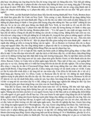 phá hoại văn phong của ông tăng lên ba lần chỉ trong vòng một vài tháng đầu tiên. Việc bắt giữ những
tội loại nhẹ, tức những tội vi phạm rất nhỏ vốn trước đây không hề được coi trọng, tăng gấp 5 lần trong
giai đoạn từ năm 1990 đến 1994. Bratton đã biến lực lượng an ninh vận tải công cộng thành một tổ
chức chỉ chuyên trách những vụ vi phạm nhỏ nhất, với thái độ quan tâm sát sao đến “thế giới vận tải
ngầm”.
Năm 1994, sau khi Rudolph Giuliani được bầu làm thị trưởng thành phố New York, Bratton được
chỉ định làm giám đốc Sở Cảnh sát New York. Trên cương vị mới, Bratton đã áp dụng những biện
pháp tương tự trên quy mô toàn thành phố. Ông ra chỉ thị cho các nhân viên cảnh sát phải thẳng tay với
những tội phạm đang có hành vi làm giảm chất lượng sống như những tên “thợ cạo kính” (những kẻ tìm
đến các lái xe tại các chốt giao thông của thành phố New York, tự rửa kính xe rối sau đó đòi tiền
công): hay tất cả những loại vi phạm trên mặt đất khác có mức độ tương đương với hành vi nhảy qua
cổng chắn và sơn vẽ bẩn lên tường, Bratton phân tích: : “Cơ chế quan lý của cảnh sát ngay trước bị
hạn chế rất nhiều. Chúng tôi đã phá bỏ những rào cản đó và tăng cường những điều luật cấm say xỉn,
tiểu tiện nơi công cộng và bắt giữ những kẻ cố tình phá rối, trong đó bao gồm cả những người vứt bừa
vỏ chai lọ ra đường, những kẻ có dính líu dù chỉ là chút ít đến việc phá hoại tài sản…Nếu tiểu tiện
bậy trên đường, anh sẽ bị bắt bỏ tù’. Khi tội phạm bắt đầu giảm xuống trên toàn thành phố - nhanh và
mạnh như những gì diễn ra trong hệ thống vận tải ngầm – thì cả Bratton và Giuliani đều chỉ ra được
cùng một nguyên nhân. Họ cho rằng những hành vi phạm tội nhỏ lẻ và dường như không tác động đến
chất lượng cuộc sống chính là những Điểm Bùng Phát của nạn tội phạm bạo lực.
Lý thuyết Cửa sổ vỡ và luận đề Sức mạnh của hoàn cảnh có những điểm giống nhau và thực chất
đều là một. Cả hai đều dựa trên tiêu đề: một đại dịch có thể được đẩy lùi, có thể được chặn đứng bằng
cách xử lý những trường hợp nhỏ nhặt nhất trong môi trường trung gian. Đây là một khái niệm còn khá
mới với chúng ta. Thử cùng xem xét lại cuộc chạm trán giữa Bernie Goetz và bốn thanh niên da đen
Allen, Raseur, Cabey và Canty trên xe điện ngầm ngày hôm đó. Theo một số báo cáo, vào quãng thời
gian xảy ra vụ việc, dường như có ít nhất hai trong bốn tên da đen đó dã mắc nghiện. Tất cả bọn chúng
đều sống ở vùng dự án nhà ở ClaremontVillage thuộc một trong những khu vực nhức nhối nhất của
quận South Bronx. Cũng trong thời gian đó, Cabey mang cáo trạng với tội danh cướp có vũ khí. Canty
có lần bị triệu đến trình diện vì tội tàng trữ tài sản trộm cắp. Còn Allen bị bắt trước đó vì tội cố ý
hành hung gây thương tích. Cả Allen, Canty và Ramseur đều bị kết tội với những tội danh không
nghiêm trọng từ phá phách cho đến ăn cắp vặt. Hai năm sau vụ nổ súng của Goetz, Ramseur bị kết án
25 năm tù với các tội danh hiếp dâm, cướp tài sản, bạo dâm, làm dụng tình dục, hanh hung, gây án có
vũ khí và tang trữ tài sản trộm cắp.Và vì thế, chẳng có gì đáng ngạc nghiên khi những kẻ như vậy làm
mưa làm gió giữa giai đoạn nóng bỏng, cao trào của các hoạt động bạo lực.
Tiếp đến là Goetz. Anh đã làm một điều hoàn toàn trái với lệ thường. Đã như một luật ngầm,
những người da trắng lương thiện không bao giờ nổ súng vào những thanh niên da đen trên xe điện
ngầm. Nhưng nếu tìm hiểu sâu hơn về con người Goetz, bạn có thể thấy anh ta có những đặc điểm khớp
với mẫu người sẽ giải quyết vấn đề bạo lực. Cha của Goetz là một người sống bằng tôn chi kỉ luật đến
khắc nghiệt, tính lỗ mãng nên Goetz thường xuyên phải hứng chịu những cơn giận dữ của ông. Khi còn
đi học, Goetz hay bị bạn học bắt nạt, là người cuối cùng được tham gia vào các trò chơi, một đứa trẻ
cô độc luôn rời khỏi trường với đôi mắt ngân ngấn nước. Sau khi tốt nghiệp đại học, Goetz làm công
việc đóng tàu ngầm nguyên tử ở Westinghouse. Tuy vậy, Goetz cũng không làm được lâu. Anh liên tục
mâu thuẫn với cấp trên về những vấn đề mà anh cho là thói quen xấu và sự háo vội. Thỉnh thoảng,
Goetz còn vi phạm những quy định của công ty và tập thể với những hành động phạm vào các điều
khoản cấm trong hợp đồng. Goetz sống trong một can hộ tại đường số 14 ở Manhattan, gần đại lộ số 6,
trong một chung cu nằm ở phần rìa thành phố. Nơi này luôn đông đúc những kẻ vô gia cư và buôn bán
 