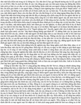 như một kiểu điểm mù trong xử lý thông tin. Các nhà tâm lý học gọi khuynh hướng này là Lỗi quy kết
cơ sở (FAE). Đây là cách nói khác đi của việc đáng gía quá cao tầm quan trọng của những đặc điểm
tính cách cơ bản và coi nhẹ vai trò của tình huống, hoàn cảnh mà con người chúng ta thường mắc phải
khi cần diễn giải hành vi của người khác. Chúng ta luôn nghiêng theo cách giải thích “thuận chiều” về
các sự kiện, mà không xam xét đến yếu tố hoàn cảnh của các sự kiện này. Ví dụ như trong thí nghiệm
sau, một nhóm người được yêu cầu theo dõi hai cầu thủ bóng rổ có tài năng ngang bằng nhau thi đấu.
Người thứ nhất ném bóng trong một nhà thi đấu có phương tiện chiếu sáng rất tốt còn người thứ hai sẽ
chơi trong một nhà thi đấu có chất lượng chiếu sáng tồi (và hiển nhiên ngươì này đã ném trượt rất
nhiều quả). Sau đấy người xem được yêu cầu đánh giá về khả năng của hai cầu thủ. Cầu thủ được chơi
trong sân đấu có điều kiện chiếu sáng lý tưởng đã được đánh giá là có đẳng cấp và trội hơn hẳn. Trong
một ví dụ khác, một nhóm người được mời tham gia vào thí nghiệm, và được phổ biến là họ sẽ tham
gia vào một trò hơi hỏi đáp. Họ được chia cặp và sẽ rút thăm. Một người sẽ rút được tấm thẻ phân vai
là “Người dự thi”. Còn người kia sẽ là “Người phỏng vấn”. Sau đó, người chất vấn sẽ phải lập ra một
danh sách gốm mười câu hỏi “thử thách nhưng không quá đánh đố” về những lãnh vực họ quan tâm
hoặc hiểu biết sâu sắc, chính vì thế một người rất thích nhạc dân ca của Ukraina có thể sẽ hỏi một loạt
câu hỏi liên quan đến nhạc dân ca của đất nước Đông Âu này. Những câu hỏi này sẽ được đặt ra cho
người dự thi, và sau khi quá trình hỏi đáp kết thúc, cả hai phía hỏi và trả lời đều được yêu cầu đánh
giá mức độ hiểu biết chung của đối phương. Và gần như ở cặp nào cũng vậy, những người dự thi luôn
đánh giá người chất vấn cao hơn hẳn những gì mà bản thân người đó vốn có.
Chúng ta có thể thực hiện những kiểu thí nghiệm này theo hàng nghìn cách thức khác nhau và sẽ
luôn thu được một câu trả lời giống nhau. Điều này sẽ vẫn xảy ra ngay cả khi chúng ta giải thích ngay
lập tức và rõ ràng về môi trường, hoàn cảnh diễn ra hành vi đang được yêu cầu yêu cầu đánh giá,
chẳng hạn như: trong thí nghiệm thứ nhất, nhà thi đấu kia có rất ít đèn được bật sáng; hay như trong thí
nghiệm thứ hai, những người dự thi đang phải trả lời một loạt những câu hỏi mang tính chắp nối và
chẳng liên quan gì đến nhau. Nhưng rốt cuộc, những giải thích như vậy cũng không tạo ra khác biệt
đáng kể. Có điều gì đó tiềm ẩn trong mỗi chúng ta, khiến chúng ta, theo bản năng tự nhiên, mong muốn
giải thích thế giới xung quanh theo những thuộc tính cơ bản của con người kiểu như: Anh ta là cầu thủ
chơi hay hơn; người đó thông minh hơn hẳn tôi.
Chúng ta làm như vậy, bởi vì củng giống như nhửng chú khỉ Vervet, chúng ta nhanh chóng dung
nạp những dấu hiệu cá nhân hơn là những dấu hiệu của môi trường, hoàn cảnh. Lỗi FAE (Lỗi quy kết
cơ sở) củng đang biến thế giới xung quanh chúng ta trở nên giản đơn hơn, dễ hiểu hơn như thế. Ví dụ
như, trong những năm gần đây, càng ngày càng có nhiều người quan tâm đến ý kiến cho rằng một trong
những yếu tố cơ bản nhất khi giải thích tính cách của con người là trật tự thế hệ: đối với những người
cùng huyết thống, những người nhiều tuổi hơn sẽ độc đoán hơn và bảo thủ hơn, còn những người ít tuổi
lại có sức sáng tạo dồi dào hơn nhưng cũng khó quản lý hơn. Tuy nhiên, khi các nhà tâm lý học cố
gắng kiểm chứng mức độ chính xác của ý kiến này, câu trả lời họ tìm được có vẻ không khác gì những
kết luận trước đó của Hartshome và May. Đúng là ở con người chúng ta có xuất hiện những dấu hiệu
ảnh hưởng của trật tự này tuy nhiên nhà tâm lý học Judith Harris đã chỉ ra trong tác phẩm The Nurture
Assumption, trật tự đó chỉ có tác động trong phạm vi gia đình. Khi chúng ta sống tách biệt gia đình
mình, tức là sống trong một hoàn cảnh khác, anh chị của chúng ta co thể sẽ không còn khỏ bảo nữa. Bí
ẩn của lý thuyết Trật tự thế hệ là một ví dụ thực tế về Lỗi quy kết cơ sở. Tuy nhiên ở đây, bạn có thể
thấy rõ tại sao chúng ta lại để tâm nhiều tới lý thuyết này đến vậy. Hiển nhiên, sẽ dễ dàng hơn nhiều
khi chúng ta nói về một người mà chỉ quan tâm đến tính cách của người đó trong gia đình. Song đây lại
chưa phải là một mô hình hoàn hảo để xét đoán tính cách con người. Nếu chúng ta cứ phải liên tục
định chất tất cả mọi người mọi lời nhận xét về tính cách xung quanh mình thì làm sao chúng ta có thể
 