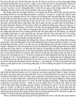 hiểu được thế giới này? Sẽ khó khăn đến mức nào để chúng ta có thể đưa ra được hàng nghìn những
quyết định cần thiết kiểu như ta yêu cầu ai, ghét ai, tin ai, hay muốn cho ai một lời khuyên? Nhà tâm lý
học Walter Mischel khẳng định rằng trong tiềm thức của con người có một kiểu “van duy trì”. Loại
van này “tạo lập và duy trì những nhận thức về tính liên tục ngay cả khi chúng ta phải đối mặt với
những thay đổi được cho là vĩnh viễn trong hành vi thực của con người”. Ông viết:
Khi chúng ta theo dõi một người phụ nữ có vẻ là người hay thù hẳn, đôi khi độc lập một cách thái
quá nhưng dôi khi lại tỏ ra thụ động, phụ thuộc và yểu điệu, “van duy trì” sẽ giúp cho chúng ta chọn
lọc giữa hai hội chứng thể hiện nói trên. Chúng ta đi đến thống nhất rằng một hình mẫu sẽ được dùng
đễ hậu thuẫn cho hình mẫu kia hoặc cả hai hình mẫu này đều đóng vai trò hệu thuẫn cho một động cơ
thứ ba nữa. Người phụ nữ đó chắc hẳn là một “quý bà” nửa vời với vẻ bề ngoài thụ động, hoặc đó là
một người phụ nữ thân thiện và phụ thuộc một cách bị động, che đậy con người thật của mình bằng vẻ
bề ngoài hung tính. Nhưng có lẻ bản chất tự nhiên còn mạnh hơn những quan niệm của chúng ta, và
hoàn toàn có thể có trường hợp, sự thù hằn, tự do thái quá, thụ động, phụ thuộc, yếu điệu, hiếu thắng,
thân thiện, và nửa vời…,tất cả đếu có trong người phụ nữ đó. Dĩ nhiên, trong một điểm thời gian cụ
thể, những kiểu tính cách trên sẽ không xuất hiện một cách ngẫu nghiên hay bất thường. Sự xuất hiện
của chúng sẽ phụ thuộc vào đối tượng tiếp xúc, thời gian tiếp xúc, hoàn cảnh tiếp xúc và còn nhiều,
nhiều yếu tố khác nữa. Và mổi nét tính cách đã nói trên ở trên vẫn có thể là nét tính cách rất thực, rất
chính xác trong con người tổng thể của người phụ nữa đó.
Do vậy, tính cách không phải như những điều chúng ta vẫn nghĩ đến, hay những điều chúng ta
mong muốn. Tính cách không phải là một chuỗi những đặc điểm liên quan mật thiệt, ổn định, và có thể
dễ dàng nhận biết được, nó chỉ có vẻ như vậy là do sự khập khiễng trong cách thức tổ chức của bộ não
chúng ta. Đúng hơn là, tính cách giống như một bó xếp những thói quen những khuynh hướng và những
mối quan tâm, được buộc lại với nhau một cách lỏng lẻo và phụ thuộc rất nhiều vào những thời điểm
nhất định, trong những hoàn cảnh và môi trường nhất định. Nguyên nhân khiến hều hết chúng ta dường
như có tính cách ổn định là do chúng ta kiểm soát rất có hiệu quả môi trường riêng của mình. Ờ các
bữa tiệc tối, tôi thường rất vui vẻ. Và tất yếu, tôi tham dự rất nhiều những bữa tiệc như thế, để rồi bạn
bè bắt gặp tôi ở đó và hình thành nên suy nghĩ tôi là người vui vẻ. Nhưng nếu như tôi không thể tham
dự nhiều buổi tiệc tôi như thế, nếu như bạn bè tôi, thay vào đó, lại bắt gặp tôi trong nhiều tình huống
mà tôi rất ít hoặc hầu như không thể kiểm soát được, ví như đụng độ với bốn kẻ lưu manh trong một
chuyến xe điện ngầm dơ dáy và tan hoang chẳng hạn, có lẽ họ sẽ không còn nghĩ tôi là một người luôn
vui vẻ nữa.
5
Các đây vài năm, hai nhà tâm lý học tại Đại học Princeton là John Darley và Daniel Batson đã
quyết định tiến hành một nghiên cứu lấy ý tưởng từ câu chuyện trong Kinh Thánh về Người Samarita
đức hạnh. Câu chuyện được ghi trong cuốn Phúc Âm Lu-ca trong Kinh Tân Ước này kể về một người
lữ khách bị đánh đập, bị cướp và bỏ mặc cạnh con đường từ Jerusalm đến Jechiro. Một mục sư và một
vị tư tế, hai con người đáng kính và ngoan đạo đã bắt gặp ngừơi đàn ông tội nghiệp kia nhưng không
dừng lại và đoái hoài gì đến anh ta cả. Cả hai “đi tránh sang phía đường khác”. Người duy nhất đúng
ra giúp đỡ là một nguời Samarita – thành viên của tộc người thiểu số bị khinh miệt. Người này đã
“tiến lại phía người đàng ông khốn cùng kia, băng bó vết thương cho anh ta”, rồi đưa anh ta tới một
quán trọ. Darley và Batson đã quyết định tái hiện lại câu chuyện đó tại trường dòng thần học
Princeton. Đây là một thí nghiệm vận dụng rất nhiều lý thuyết FAE truyền thống, và đó cũng là một dẫn
chứng quan trọng cho thấy Sức mạnh của hoàn cảnh có tác động như thế nào tới cách thức suy nghĩ của
chúng ta về mọi loại đại dịch chứ không riêng gì tội phạm bạo lực.
Darley và Batson đã đến gặp từng người trong một nhóm học viên,v à để nghị mỗi người chuẩn bị
 