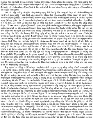 rằng cả hai quy luật trên đều mang ý nghĩa trực giác. Nhưng chúng ta cần phải nhớ rằng những thay
đổi nhỏ trong hoàn cảnh cũng có thể đóng vai trò cực kỳ quan trọng trong sự bùng phát đại dịch cho dù
điều này có vẻ như chạm đến một số ý thức mặc định ăn sâu, bám rẽ trong mỗi chúng ta về bản chất tự
nhiên của con người.
Nói như vậy không có nghĩa rằng những trạng thái tâm lý bên trong và lược sử cá nhân không có
vai trò gì trong việc lý giải hành vi con người. Chẳng hạn như, phần lớn những người có hành vi bạo
lực đều chịu một kiểu xáo trộn tâm lý nào đó, hoặc họ xuất thân từ những môi trường bị tha hoá nghiêm
trọng. Nhưng giữa việc có khuynh hướng bạo lực và việc thực sự cấu thành hành vi bạo lực có sự khác
biệt rất lớn. Môt hành vi trái đạo đức và pháp luật luôn là một sự việc bất thuờng, khó chấp nhận
được. Để một hành vi phạm tội có thể xảy ra, cần phải có những yếu tố bổ trơ, những yếu tố phụ thêm
nhằm mục đích lôi kéo, cuốn một người đang trong tình trạng bức bách, bế tắc hướng đến bạo lực. Và
theo luận đề Sức mạnh của hoàn cảnh, những Điểm Bùng Phát này có thể chỉ đơn giản và bình thường
như những dấu hiệu vẫn thường thâấ hàng ngày về sự lộn xộn, mất trật tự như việc sơn vẽ bẩn lên
tường hay nạn trốn lậu vé. Nhận định trên hàm chứa rất nhiều ý nghĩa. Quan niệm trước đó cho rằng
khuynh hướng là tất cả những gì cần để cầu thành hành vi tội phạm – hay nói cách khác nguyên nhân
của các hành động bạo lực luôn luôn là do cá nhân đó bị khiếm khuyết về mặt tâm lý xã hội, thiếu hụt
trong bản ngã, không có khả năng kiềm chế cảm xúc hoặc bản tính khát máu trong gen - rốt cuộc lại là
những ý kiến tiêu cực nhất và sai lầm nhất về tội phạm. Theo quan niệm đó, khi bắt được một tên tội
phạm, ta có thể cố gắng giúp hắn trở nên tốt đẹp hơn, chẳng hạn như cho hắn dùng Prozac (một loại
thuốc trị bệnh trầm cảm), cho hắn tiếp cận với những liệu pháp phục hồi – nhưng ta lại không làm
được gì nhiều để ngăn chặn tội ác xảy ra ngay từ giai đoạn đầu. Quan niệm cố hữu trong kiểm soát đại
dịch tội phạm chắc chắn sẽ dẫn đến những thiên kiến về phương sách phòng vệ tội phạm. Lắp thêm
khoá cửa, để ngăn cản những kẻ ăn mày hay khuyến khích, họ gõ cửa nhà bên. Giam giữ tội phạm lâu
hơn để chúng có ít cơ hội làm hại chúng ta. Hay chuyển nhà ra ngoại ô để cách những khu vực trong
điểm tội phạm càng xa càng tốt.
Tuy nhiên, khi chúng ta hiểu được rằng hoàn cảnh rất quan trọng, rằng những yếu tố tương đối nhỏ
lẻ và cụ thể cũng có thể là những Điểm Bùng Phát, thì những động thái phòng vệ nói trên mới thay đổi.
Những Điểm Bùng Phát thuộc về môi trường là những yếu tố mà chúng ta có thể thay đổi; chúng ta có
thể gắn lại những cửa sổ vỡ, xoá sạch những hình sơn vẽ và thay đổi những dấu hiệu dung túng cho tội
phạm ngay từ những bước đầu tiên. Chúng ta không chỉ có thể hiểu hơn về tội phạm mà còn có thể ngăn
chặn chúng. Về vấn đề này, còn có rất nhiều điều đáng để nói, Judith Harris đã lý luận rất thuyết phục
rằng ảnh hưởng của bạn bè và ảnh hưởng của gia đình trong việc quyết định đứa trẻ sẽ trở thành người
thế nào. Chẳng hạn như, những nghiên cứu về tỷ lệ bỏ học ở cấp trung học và vấn đề phạm tội ở trẻ vị
thành niên cho thấy một đứa trẻ sống trong một môi trường xã hội tốt nhưng gia đình lại có vấn đề vẫn
ngoan hơn những đứa trẻ sống trong gia đình hạnh phúc nhưng môi trường xung quanh lại lộn xộn, bất
an. Lúc đầu, chúng ta đã tốn quá nhiều thời gian để tán dương tầm quan trọng cũng như mức tác động
của những ảnh hưởng từ gia đình. Nhưng trên thực tế, tác động này cũng không vượt quá khuôn khổ
chung và rõ ràng của luận điểm Sức mạnh của hoàn cảnh. Bởi vì nó đề cập một cách đơn giản rằng
hành vi của trẻ em chịu tác động rất lớn từ ngoại cảnh, rằng những đặc điểm của thế giới vật chất hữu
hình, và xã hội cận biên - những con đường chúng ta vẫn đi qua, những người chúng ta vẫn gặp - giữ
vai trò quan trọng hàng đầu trong việc xác định chúng ta là ai và chúng ta hành động như thế nào. Nói
chó cùng, không chỉ những hành vi phạm tội nghiêm trọng mà tất cả hành vi của chúng ta đều nhạy cảm
với yếu tố môi trường. Và nếu ta còn thêm vào đó vai trò của cuộc thử nghiệm với nhà tù già Stanford
và thử nghiệm tại hệ thống tàu điện ngầm, ta có thể khẳng định rằng con người hoàn toàn có thể trở nên
tốt đẹp hơn nếu được sống trên một con đường sạch đẹp hay đi trên hệ thống tàu điện ngầm sạch sẽ
 