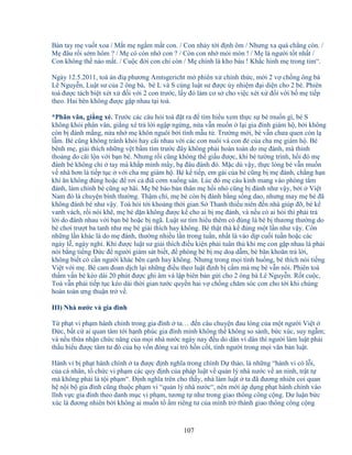 107
Bàn tay m vu t xoa / M t m ng m m t con. / Con nh y t i ñ nh ôm / Nhưng xa quá ch ng còn. /
M ñâu r i s m hôm ? / M có còn nh con ? / Còn con nh m i mòn ! / M là ngư i t t nh t /
Con không th nào m t. / Cu c ñ i con ch còn / M chính là kho báu ! Kh c hình m trong tim“.
Ngày 12.5.2011, toà án ñi phương Amtsgericht m phiên x chính th c, m i 2 v ch ng ông bà
Lê Nguy n, Lu t sư c a 2 ông bà, bé L và S cùng lu t sư ñư c y nhi m ñ i di n cho 2 bé. Phiên
toà ñư c tách bi t xét x ñ i v i 2 con trư c, l y ñó làm cơ s cho vi c xét x ñ i v i b m ti p
theo. Hai bên không ñư c g p nhau t i toà.
*Phân vân, gi ng xé. Trư c các câu h i toà ñ t ra ñ tìm hi u xem th c s bé mu n gì, bé S
không kh i phân vân, gi ng xé tr l i ng p ng ng, n a v n mu n l i gia ñình giám h , b i không
còn b ñánh m ng, n a nh m khôn nguôi b i tình m u t . Trư ng m i, bé v n chưa quen còn l
l m. Bé cũng không tránh kh i hay cãi nhau v i các con nuôi và con ñ c a cha m giám h . Bé
bênh m , gi i thích nh ng v t b m tím trư c ñây không ph i hoàn toàn do m ñánh, mà th nh
tho ng do cãi l n v i b n bè. Nhưng r i cũng không th gi u ñư c, khi bé tư ng trình, h i ñó m
ñánh bé không ch tay mà kh p mình m y, b ñâu ñánh ñó. M c dù v y, th c lòng bé v n mu n
v nhà hơn là ti p t c v i cha m giám h . Bé k ti p, em gái c a bé cũng b m ñánh, ch ng h n
khi ăn không ñúng ho c ñ rơi c ñiã cơm xu ng sàn. Lúc ñó m cáu k nh mang vào phòng t m
ñánh, làm chính bé cũng s hãi. M bé b o b n thân m h i nh cũng b ñánh như v y, b i Vi t
Nam ñó là chuy n bình thư ng. Th m chí, m bé còn b ñánh b ng s ng dao, nhưng may m bé ñã
không ñánh bé như v y. Toà h i t i kho ng th i gian S Thanh thi u niên ñ n nhà giúp ñ , bé k
vanh vách, r i nói kh , m bé d n không ñư c k cho ai b m ñánh, và n u có ai h i thì ph i tr
l i do ñánh nhau v i b n bè ho c b ngã. Lu t sư tìm hi u thêm có ñúng là bé b thương thư ng do
bé chơi trư t ba tanh như m bé gi i thích hay không. Bé th t thà k ñúng m t l n như v y. Còn
nh ng l n khác là do m ñánh, thư ng nhi u l n trong tu n, nh t là vào d p cu i tu n ho c các
ngày l , ngày ngh . Khi ñư c lu t sư gi i thích ñi u ki n ph i tuân th khi m con g p nhau là ph i
nói b ng ti ng ð c ñ ngư i giám sát bi t, ñ phòng bé b m do d m, bé băn khoăn tr l i,
không bi t có c n ngư i khác bên c nh hay không. Nhưng trong m i tình hu ng, bé thích nói ti ng
Vi t v i m . Bé cam ñoan d ch l i nh ng ñi u theo lu t ñ nh b c m mà m bé v n nói. Phiên toà
th m v n bé kéo dài 20 phút ñư c ghi âm và l p biên b n g i cho 2 ông bà Lê Nguy n. R t cu c,
Toà v n ph i ti p t c kéo dài th i gian tư c quy n hai v ch ng chăm sóc con cho t i khi chúng
hoàn toàn ưng thu n tr v .
III) Nhà nư c và gia ñình
T ph t vi ph m hành chính trong gia ñình ta… ñ n câu chuy n ñau lòng c a m t ngư i Vi t
ð c, b t c ai quan tâm t i h nh phúc gia ñình mình không th không so sánh, b c xúc, suy ng m;
và n u th a nh n ch c năng c a m i nhà nư c ngày nay ñ u do dân vì dân thì ngư i làm lu t ph i
th u hi u ñư c tâm tư ñó c a h v n ñóng vai trò h n c t, tính ngư i trong m i văn b n lu t.
Hành vi b ph t hành chính ta ñư c ñ nh nghĩa trong chính D th o, là nh ng “hành vi có l i,
c a cá nhân, t ch c vi ph m các quy ñ nh c a pháp lu t v qu n lý nhà nư c v an ninh, tr t t
mà không ph i là t i ph m“. ð nh nghĩa trên cho th y, nhà làm lu t ta ñã ñương nhiên coi quan
h n i b gia ñình cũng thu c ph m vi “qu n lý nhà nư c“, nên m i áp d ng ph t hành chính vào
lĩnh v c gia ñình theo danh m c vi ph m, tương t như trong giao thông công c ng. Dư lu n b c
xúc là ñương nhiên b i không ai mu n t m riêng tư c a mình tr thành giao thông công c ng
 