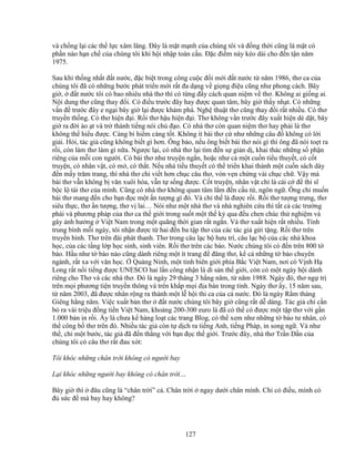 127
và ch ng l i các th l c xâm lăng. ðây là m t m nh c a chúng tôi và ñ ng th i cũng là m t có
ph n nào h n ch c a chúng tôi khi h i nh p toàn c u. ð c ñi m này kéo dài cho ñ n t n năm
1975.
Sau khi th ng nh t ñ t nư c, ñ c bi t trong công cu c ñ i m i ñ t nư c t năm 1986, thơ ca c a
chúng tôi ñã có nh ng bư c phát tri n m i r t ña d ng v gi ng ñi u cũng như phong cách. Bây
gi , ñ t nư c tôi có bao nhiêu nhà thơ thì có t ng ñ y cách quan ni m v thơ. Không ai gi ng ai.
N i dung thơ cũng thay ñ i. Có ñi u trư c ñây hay ñư c quan tâm, bây gi th y nh t. Có nh ng
v n ñ trư c ñây e ng i bây gi l i ñư c khám phá. Ngh thu t thơ cũng thay ñ i r t nhi u. Có thơ
truy n th ng. Có thơ hi n ñ i. R i thơ h u hi n ñ i. Thơ không v n trư c ñây xu t hi n dè d t, bây
gi ra ñ i ào t và tr thành ti ng nói ch ñ o. Có nhà thơ còn quan ni m thơ hay ph i là thơ
không th hi u ñư c. Càng bí hi m càng t t. Không ít bài thơ c như nh ng câu ñ không có l i
gi i. H i, tác gi cũng không bi t gì hơn. Ông b o, n u ông bi t bài thơ nói gì thì ông ñã nói to t ra
r i, còn làm thơ làm gì n a. Ngư c l i, có nhà thơ l i tìm ñ n s gi n d , khai thác nh ng s ph n
riêng c a m i con ngư i. Có bài thơ như truy n ng n, ho c như c m t cu n ti u thuy t, có c t
truy n, có nhân v t, có m , có th t. N u nhà ti u thuy t có th tri n khai thành m t cu n sách dày
ñ n m y trăm trang, thì nhà thơ ch vi t hơn ch c câu thơ, v n v n ch ng vài ch c ch . V y mà
bài thơ v n không b văn xuôi hóa, v n t s ng ñư c. C t truy n, nhân v t ch là cái c ñ thi sĩ
b c l tài thơ c a mình. Cũng có nhà thơ không quan tâm l m ñ n c u t , ngôn ng . Ông ch mu n
bài thơ mang ñ n cho b n ñ c m t n tư ng gì ñó. Và ch th là ñư c r i. R i thơ tư ng trưng, thơ
siêu th c, thơ n tư ng, thơ v lai… Nói như m t nhà thơ và nhà nghiên c u thì t t c các trư ng
phái và phương pháp c a thơ ca th gi i trong su t m t th k qua ñ u chen chúc th nghi m và
gây nh hư ng Vi t Nam trong m t quãng th i gian r t ng n. Và thơ xu t hi n r t nhi u. Tính
trung bình m i ngày, tôi nh n ñư c t hai ñ n ba t p thơ c a các tác gi g i t ng. R i thơ trên
truy n hình. Thơ trên ñài phát thanh. Thơ trong câu l c b hưu trí, câu l c b c a các nhà khoa
h c, c a các t ng l p h c sinh, sinh viên. R i thơ trên các báo. Nư c chúng tôi có ñ n trên 800 t
báo. H u như t báo nào cũng dành riêng m t ít trang ñ ñăng thơ, k c nh ng t báo chuyên
ngành, r t xa v i văn h c. Qu ng Ninh, m t t nh biên gi i phía B c Vi t Nam, nơi có V nh H
Long r t n i ti ng ñư c UNESCO hai l n công nh n là di s n th gi i, còn có m t ngày h i dành
riêng cho Thơ và các nhà thơ. ðó là ngày 29 tháng 3 h ng năm, t năm 1988. Ngày ñó, thơ ng tr
trên m i phương ti n truy n thông và trên kh p m i ñ a bàn trong t nh. Ngày thơ y, 15 năm sau,
t năm 2003, ñã ñư c nhân r ng ra thành m t l h i thi ca c a c nư c. ðó là ngày R m tháng
Giêng h ng năm. Vi c xu t b n thơ ñ t nư c chúng tôi bây gi cũng r t d dàng. Tác gi ch c n
b ra vài tri u ñ ng ti n Vi t Nam, kho ng 200-300 euro là ñã có th có ñư c m t t p thơ v i g n
1.000 b n in r i. y là chưa k hàng lo t các trang Blog, có th xem như nh ng t báo tư nhân, có
th công b thơ trên ñó. Nhi u tác gi còn t d ch ra ti ng Anh, ti ng Pháp, in song ng . Và như
th , ch m t bư c, tác gi ñã ñ n th ng v i b n ñ c th gi i. Trư c ñây, nhà thơ Tr n D n c a
chúng tôi có câu thơ r t ñau xót:
Tôi khóc nh ng chân tr i không có ngư i bay
L i khóc nh ng ngư i bay không có chân tr i…
Bây gi thì ñâu cũng là “chân tr i” c . Chân tr i ngay dư i chân mình. Ch có ñi u, mình có
ñ s c ñ mà bay hay không?
 