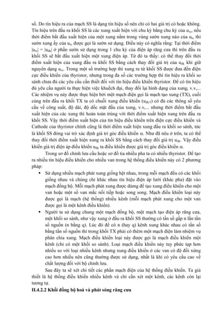 số. Do tín hiệu ra của mạch SS là dạng tín hiệu số nên chỉ có hai giá trị có hoặc không.
Tín hiệu trên đầu ra khối SS là các xung xuất hiện với chu kỳ bằng chu kỳ của urc, nếu
thời điểm bắt đầu xuất hiện của một xung nằm trong vùng sườn xung nào của urc thì
sườn xung ấy của urc được gọi là sườn sử dụng. Điều này có nghĩa rằng: Tại thời điểm
|urc| = |uđk| ở phần sườn sử dụng trong 1 chu kỳ của điện áp răng cưa thì trên đầu ra
khối SS sẽ bắt đầu xuất hiện một xung điện áp. Từ đó ta thấy: có thể thay đổi thời
điểm xuất hiện của xung đầu ra khối SS bằng cách thay đổi giá trị của uđk khi giữ
nguyên dạng urc. Trong một số trường hợp thì xung ra từ khối SS được đưa đến điện
cực điều khiển của thyristor, nhưng trong đa số các trường hợp thì tín hiệu ra khối so
sánh chưa đủ các yêu cầu cần thiết đối với tín hiệu điều khiển thyristor. Để có tín hiệu
đủ yêu cầu người ta thực hiện việc khuếch đại, thay đổi lại hình dạng của xung, v.v,...
Các nhiệm vụ này được thực hiện bởi một mạch điện gọi là mạch tạo xung (TX), cuối
cùng trên đầu ra khối TX ta có chuỗi xung điều khiển (uđkT) có đủ các thông số yêu
cầu về công suất, độ dài, độ dốc mặt đầu của xung, v.v,... nhưng thời điểm bắt đầu
xuất hiện của các xung thì hoàn toàn trùng với thời điểm xuất hiện xung trên đầu ra
khối SS. Vậy thời điểm xuất hiện của tín hiệu điều khiển trên điện cực điều khiển và
Cathode của thyristor chính cũng là thời điểm xuất hiện xung đầu ra khối so sánh, tức
là khối SS đóng vai trò xác định giá tri góc điều khiển . Như đã nêu ở trên, ta có thể
thay đổi thời điểm xuất hiện xung ra khối SS bằng cách thay đổi giá trị uđk. Vậy điều
khiển giá trị điện áp điều khiển uđk ta điều khiển được giá trị góc điều khiển .
Trong sơ đồ chỉnh lưu cầu hoặc sơ đồ tia nhiều pha ta có nhiều thyristor. Để tạo
ra nhiều tín hiệu điều khiển cho nhiều van trong hệ thống điều khiển này có 2 phương
pháp:
 Sử dụng nhiều mạch phát xung giống hệt nhau, trong mỗi mạch đều có các khối
giống nhau và chúng chỉ khác nhau tín hiệu điện áp lưới (khác pha) đặt vào
mạch đồng bộ. Mỗi mạch phát xung được dùmg để tạo xung điều khiển cho một
van hoặc một số van mắc nối tiếp hoặc song song. Mạch điều khiển loại này
được gọi là mạch (hệ thống) nhiều kênh (mỗi mạch phát xung cho một van
được gọi là một kênh điều khiển).
 Người ta sử dụng chung một mạch đồng bộ, một mạch tạo điện áp răng cưa,
một khối so sánh, như vậy xung ở đầu ra khối SS thường có tần số gấp n lần tần
số nguồn (n bằng q). Lúc đó để có n (hay q) kênh xung khác nhau có tần số
bằng tần số nguồn thì trong khối TX phải có thêm một mạch điện làm nhiệm vụ
phân chia xung. Mạch điều khiển loại này được gọi là mạch điều khiển một
kênh (chỉ có một khối so sánh). Loại mạch điều khiển này tuy phức tạp hơn
nhiều so với loại nhiều kênh nhưng xung điều khiển ở các van có độ đối xứng
cao hơn nhiều nên cũng thường được sử dụng, nhất là khi có yêu cầu cao về
chất lượng đối với bộ chỉnh lưu.
Sau đây ta sẽ xét chi tiết các phần mạch điện của hệ thống điều khiển. Ta giả
thiết là hệ thống điều khiển nhiều kênh và chỉ cần xét một kênh, các kênh còn lại
tương tự.
II.4.2.2 Khối đồng bộ hoá và phát sóng răng cưa
 