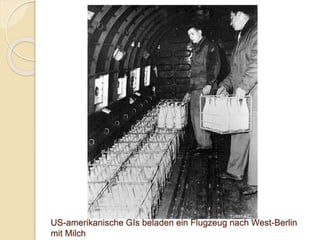 US-amerikanische GIs beladen ein Flugzeug nach West-Berlin
mit Milch
 