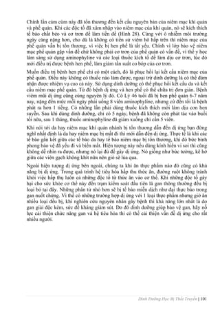 Dinh Dưỡng Học Bị Thất Truyền | 101
Chính lần cảm cúm này đã tổn thƣơng đến kết cấu nguyên bản của niêm mạc khí quản
và phế quản. Khi các độc tố đã xâm nhập vào niêm mạc của khí quản, nó sẽ kích thích
tế bào chất béo và cơ trơn để làm tiền đề (Hình 28). Cùng với ô nhiễm môi trƣờng
ngày càng nặng hơn, cho dù là không có tiền sử viêm hô hấp trên thì niêm mạc của
phế quản vẫn bị tổn thƣơng, vì việc bị hen phế là tất yếu. Chính vì lớp bảo vệ niêm
mạc phế quản gặp vấn đề chứ không phải cơ trơn của phế quản có vấn đề, vì thế y học
lâm sàng sử dụng aminophyline và các loại thuốc kích tố đề làm dịu cơ trơn, lúc đó
mới điều trị đƣợc bệnh hen phế, làm giảm tần suất co bóp của cơ trơn.
Muốn điều trị bệnh hen phế chỉ có một cách, đó là phục hồi lại kết cấu niêm mạc của
phế quản. Điều này không có thuốc nào làm đƣợc, ngoại trừ dinh dƣỡng là có thể đảm
nhận đƣợc nhiệm vụ cao cả này. Sử dụng dinh dƣỡng có thể phục hồi kết cấu da và kết
cấu niêm mạc phế quản. Từ đó bệnh dị ứng và hen phế có thể chữa trị đơn giản. Bệnh
viêm mũi dị ứng cũng cùng nguyên lý đó. Cô Lý 46 tuổi đã bị hen phế quản 6-7 năm
nay, nặng đến mức mỗi ngày phải uống 8 viên aminophyline, nhƣng cứ đến tối là bệnh
phát ra hơn 1 tiếng. Có những lần phải dùng thuốc kích thích mới làm dịu cơn hen
suyễn. Sau khi dùng dinh dƣỡng, chỉ có 5 ngày, bệnh đã không còn phát tác vào buổi
tối nữa, sau 1 tháng, thuốc aminophyline đã giảm xuống chỉ cần 5 viên.
Khi nói tới da hay niêm mạc khí quản nhánh bị tổn thƣơng dẫn đến dị ứng bạn đừng
nghĩ nhất định là da hay niêm mạc bị mất đi thì mới dẫn đến dị ứng. Thực tế là khi các
tế bào gắn kết giữa các tế bào da hay tế bào niêm mạc bị tổn thƣơng, khi đó bức bình
phong bảo vệ đã yếu đi và biến mất. Hiện tƣợng này nếu dùng kính hiển vi soi thì cũng
không dễ nhìn ra đƣợc, nhƣng nó lại đủ để gây dị ứng. Nó giống nhƣ bức tƣờng, kẽ hở
giữa các viên gạch không khít nữa nên gió sẽ lùa qua.
Ngoài hiện tƣợng dị ứng bên ngoài, chúng ta khi ăn thực phẩm nào đó cũng có khả
năng bị dị ứng. Trong quá trình hệ tiêu hóa hấp thu thức ăn, đƣờng ruột không tránh
khỏi việc hấp thụ luôn cả những độc tố từ thức ăn vào cơ thể. Khi những độc tố gây
hại cho sức khỏe cơ thể này đến trạm kiểm soát đầu tiên là gan thông thƣờng đều bị
loại bỏ tại đây. Những phân tử nhỏ hơn sẽ bị tế bào miễn dịch nhƣ đại thực bào trong
gan nuốt chửng. Vì thế có những trƣờng hợp dị ứng với 1 loại thực phẩm nhƣng giờ ăn
nhiều loại đều bị, khi nghiên cứu nguyên nhân gây bệnh thì khả năng lớn nhất là do
gan giải độc kém, sức đề kháng gỉàm sút. Do đó dinh dƣỡng giúp bảo vệ gan, hãy nỗ
lực cải thiện chức năng gan và hệ tiêu hóa thì có thể cải thiện vấn đề dị ứng cho rất
nhiều ngƣời.
 