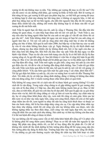 Dinh Dưỡng Học Bị Thất Truyền | 105
xƣơng từ đó mà không mọc ra nữa. Vậy những gai xƣơng đã mọc ra rồi thì sao? Chỉ
cần đủ canxi và các dƣỡng chất khác, gai xƣơng tự khắc sẽ biến mất. Bởi lẽ xƣơng có
khả năng tái tạo, gai xƣơng là kết quả của phản ứng lực, cơ thể biết gai xƣơng đó mọc
ra không hợp lý chút nào nhƣng lực bất tòng tâm vì không có nguyên liệu, vì thế nó
phải huy động mọi sự hỗ trợ bên ngoài, cho đến khi nguyên liệu đầy đủ thì xƣơng sẽ
đƣợc điều chỉnh kết cấu, những chỗ trƣớc đây không hợp lý sẽ đƣợc sửa đổi và gai
xƣơng do đó mà biến mất.
Anh Trần là ngƣời bạn rất thân của tôi, anh ấy sống ở Thƣợng Hải, lần đầu tiên khi
chúng tôi quen nhau, vì cảm thấy hợp nhau nên tôi nói với anh ấy: “Anh Trần à, sau
này nếu nhƣ họ hàng ngƣời thân bạn bè của anh ai mà gặp về vấn đề sức khỏe thì cứ
gọi cho tôi”. Anh Trần không nhận lời ngay mà nói trong số bạn bè của anh cũng có
ngƣời làm bác sĩ. Tôi nói với anh ấy rằng phải nhớ rằng một bác sĩ nhƣ tôi không
giống các bác sĩ khác. Kết quả là cuối năm 2006, hai bắp tay và hai bàn tay của vợ anh
ấy vừa tê vừa nhức không làm đƣợc việc gì. Ngày thƣờng chị ấy rất thích đánh mạt
chƣợc, nhƣng tay đau nhức khiến chị ấy không đánh nổi, bởi vì lúc ngồi còn đau và
khó chịu hơn khi đứng lên. Khi biết chị đau nhƣ vậy anh Trần đã đƣa ngay vợ đến
bệnh viện khám. Thực ra chỉ cần xem tình trạng của chị ấy là có thể biết chị ấy bị đau
xƣơng sống cổ, bị gai đốt sống cổ. Sau khi khám ở viện bác sĩ cũng kết luận là gai đốt
sống cổ. Bác sĩ tƣ vấn nên phẫu thuật cắt bỏ phần gai mọc ra và lấy phần sụn ở đùi thế
vào lớp đệm đốt sống. Anh Trần mới nghe sợ gần chết, cũng may mà anh ấy còn nhớ
gọi điện cho tôi, tôi đã tƣ vấn và hƣớng dẫn dùng dinh dƣỡng. Sau 2 tuần tôi gọi điện
cho anh Trần xem hiệu quả điều trị thế nào, kết quả là anh ấy nói với tôi với giọng vô
cùng phấn khích: “Chị cậu hôm qua liền một lúc giặt xong 3 cái chăn, khỏi hẳn rồi!”.
Tôi lại gọi điện hỏi thăm vợ anh ấy, chị còn vui mừng hơn và mời tôi đến Thƣợng Hải
chơi. Tôi nhắc chị ấy cứ tiếp tục dùng dinh dƣỡng, đừng vì không tê không đau nhức
nữa mà dừng uống, bởi vì muốn xƣơng đƣợc chắc khỏe phải có quá trình.
Nếu không bổ sung canxi thì có cách nào để trị đƣợc bệnh gai xƣơng không? Có một
cách đó là vận động. Trong cuộc sống chúng ta sẽ gặp những ngƣời bị gai xƣơng nhƣ
vậy nên sẽ bị đau nhức ở 2 bắp tay, đau đến mức không muốn làm gì cả. Đau về thể
xác, đau cả tinh thần, để giải tỏa cơn đau họ đi dạo phố. Kết quả là gặp các cụ già nhảy
disco trên vỉa hè, thôi thì cũng chẳng có việc gì làm cứ xem họ nhảy, tay chân múa tự
do, họ vô cùng khao khát đƣợc nhƣ vậy, xem mãi thì cũng có cảm giác, hôm sau lại
đến xem và cứ nhƣ vậy mấy ngày liền, càng xem càng thích, thậm chí còn có thể nghe
nhạc thẩm âm rất tốt, xem ngƣời ta nhảy thì não họ cũng kích thích theo và thuộc cơ
bản các bƣớc nhảy, thế là họ hòa nhập nhảy cùng các cụ. Các cặp nhảy khác nhấc tay
bạn nhảy nhẹ nhàng, mình thì cột sống yếu nên tay không nhấc cao đƣợc, nên vẫn
không ngừng nhấc tay theo điệu nhạc, cuối cùng vào một ngày đẹp trời, tay của họ
cũng đã nhấc lên cao một cách nhẹ nhàng. Hai cánh tay và bàn tay không còn đau nữa.
Cứ thế mà bệnh đốt sống cổ đƣợc trị khỏi.
Tại sao không cần bổ sung canxi vẫn có thể chữa khỏi bệnh đốt sống cổ? Có phải vốn
là không phải bổ sung thêm canxi không? Thực ra cơ thể rất tuân thủ nguyên lý tận
dụng. Bộ phận nào dùng nhiều rồi, cơ thể sẽ huy động đến bộ phận đó. Cơ thể sẽ
không tiếc mình để lấy dinh dƣỡng từ bức tƣờng phía đông để bổ sung cung cấp cho
bức tƣờng phía tây đang bị thiếu hụt. Trƣờng hợp nhƣ vậy trong cuộc sống rất nhiều.
Ví dụ những cụ già nào thƣờng xuyên vận động thì chân tay khá linh hoạt và chắc
 