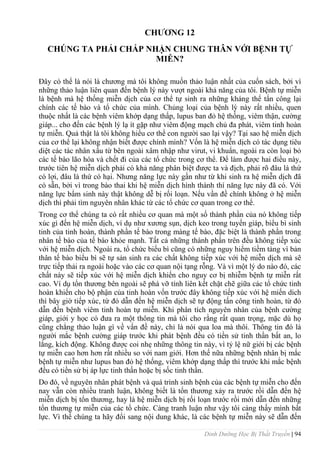 Dinh Dưỡng Học Bị Thất Truyền | 94
CHƢƠNG 12
CHÚNG TA PHẢI CHẤP NHẬN CHUNG THÂN VỚI BỆNH TỰ
MIỄN?
Đây có thể là nói là chƣơng mà tôi không muốn thảo luận nhất của cuốn sách, bởi vì
những thảo luận liên quan đến bệnh lý này vƣợt ngoài khả năng của tôi. Bệnh tự miễn
là bệnh mà hệ thống miễn dịch của cơ thể tự sinh ra những kháng thể tấn công lại
chính các tế bào và tổ chức của mình. Chủng loại của bệnh lý này rất nhiều, quen
thuộc nhất là các bệnh viêm khớp dạng thấp, lupus ban đỏ hệ thống, viêm thận, cƣờng
giáp... cho đến các bệnh lý lạ ít gặp nhƣ viêm động mạch chủ đa phát, viêm tinh hoàn
tự miễn. Quả thật là tôi không hiểu cơ thể con ngƣời sao lại vậy? Tại sao hệ miễn dịch
của cơ thể lại không nhận biết đƣợc chính mình? Vốn là hệ miễn dịch có tác dụng tiêu
diệt các tác nhân xấu từ bên ngoài xâm nhập nhƣ virut, vi khuẩn, ngoài ra còn loại bỏ
các tế bào lão hóa và chết đi của các tổ chức trong cơ thể. Để làm đƣợc hai điều này,
trƣớc tiên hệ miễn dịch phải có khả năng phân biệt đƣợc ta và địch, phải rõ đâu là thứ
có lợi, đâu là thứ có hại. Nhƣng năng lực này gần nhƣ từ khi sinh ra hệ miễn dịch đã
có sẵn, bởi vì trong bào thai khi hệ miễn dịch hình thành thì năng lực này đã có. Với
năng lực bẩm sinh này thật không dễ bị rối loạn. Nếu vần đề chính không ở hệ miễn
dịch thì phải tìm nguyên nhân khác từ các tổ chức cơ quan trong cơ thể.
Trong cơ thể chúng ta có rất nhiều cơ quan mà một số thành phần của nó không tiếp
xúc gì đến hệ miễn dịch, ví dụ nhƣ xƣơng sụn, dịch keo trong tuyến giáp, biểu bì sinh
tinh của tinh hoàn, thành phần tế bào trong màng tế bào, đặc biệt là thành phần trong
nhân tế bào của tế bào khỏe mạnh. Tất cả những thành phần trên đều không tiếp xúc
với hệ miễn dịch. Ngoài ra, tổ chức biểu bì cũng có những nguy hiểm tiềm tàng vì bản
thân tế bào biểu bì sẽ tự sản sinh ra các chất không tiếp xúc với hệ miễn dịch mà sẽ
trực tiếp thải ra ngoài hoặc vào các cơ quan nội tạng rỗng. Và vì một lý do nào đó, các
chất này sẽ tiếp xúc với hệ miễn dịch khiến cho nguy cơ bị nhiễm bệnh tự miễn rất
cao. Ví dụ tổn thƣơng bên ngoài sẽ phá vỡ tính liên kết chặt chẽ giữa các tổ chức tinh
hoàn khiến cho bộ phận của tinh hoàn vốn trƣớc đây không tiếp xúc với hệ miến dich
thì bây giờ tiếp xúc, từ đó dẫn đến hệ miễn dịch sẽ tự động tấn công tinh hoàn, từ đó
dẫn đến bệnh viêm tinh hoàn tự miễn. Khi phân tích nguyên nhân của bệnh cƣờng
giáp, giới y học có đƣa ra một thông tin mà tôi cho rằng rất quan trọng, mặc dù họ
cũng chẳng thảo luận gì về vấn đề này, chỉ là nói qua loa mà thôi. Thông tin đó là
ngƣời mắc bệnh cƣờng giáp trƣớc khi phát bệnh đều có tiền sử tinh thần bất an, lo
lắng, kích động. Không đƣợc coi nhẹ những thông tin này, vì tỷ lệ nữ giới bị các bệnh
tự miễn cao hơn hơn rất nhiều so với nam giới. Hơn thế nữa những bệnh nhân bị mắc
bệnh tự miễn nhƣ lupus ban đỏ hệ thống, viêm khớp dạng thấp thì trƣớc khi mắc bệnh
đều có tiền sử bị áp lực tinh thần hoặc bị sốc tinh thần.
Do đó, về nguyên nhân phát bệnh và quá trình sinh bệnh của các bệnh tự miễn cho đến
nay vẫn còn nhiều tranh luận, không biết là tổn thƣơng xảy ra trƣớc rồi dẫn đến hệ
miễn dịch bị tổn thƣơng, hay là hệ miễn dịch bị rối loạn trƣớc rồi mới dẫn đến những
tổn thƣơng tự miễn của các tổ chức. Càng tranh luận nhƣ vậy tôi càng thấy mình bất
lực. Vì thế chúng ta hãy đổi sang nội dung khác, là các bệnh tự miễn này sẽ dẫn đến
 