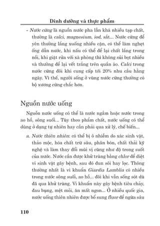 Trư ng ð i h c Nông nghi p 1 - Giáo trình B o qu n nông s n --------------------------------------------- 103
3.3. V t li u bao bì th c ph m
V t li u bao bì th c ph m là t t c các lo i v t li u có th dùng ñ s n xu t ra bao bì phù
h p v i yêu c u c a t ng lo i th c ph m. Vi c s d ng m t lo i v t li u nh t ñ nh nào ñó ñ
làm bao bì th c ph m ñư c xác ñ nh b ng m i tương quan gi a ba thành ph n: lo i th c ph m –
v t li u – bao bì. Nh ng y u t nh hư ng ñ n vi c l a ch n này là: kh năng ch t o v t li u
thành bao bì ñ nó ph i ñ m b o ñ c ng, ñ b n, ñ d o, ch ng th m nư c, th m d u m , s
xâm nh p c a không khí, giá thành không quá ñ t,...
T l (%) v t li u bao bì ñư c s d ng M năm 1993 như sau:
Gi y và Carton 40
Ch t d o 15 - 20
Kim lo i 10
Thu tinh 5 - 10
V t li u khác 20
a) Gi y và carton
Hai lo i v t li u này r t thông d ng nh nh ng tính ch t ưu vi t như s ña d ng v i các ñ c
tính khác nhau, giá thành r . Thành ph n c a gi y là ch t xơ (xenluloza) ñư c s n xu t t các
lo i s i th c v t b ng phương pháp hóa h c theo qui trình sau:
S i th c v t → nghi n nh → tr n v i b t ph gia (b t keo, b t màu,...) → gi y thô
→ gi y gói th c ph m
ð ch t o bao bì vòng ngoài ngư i ta thư ng dùng carton. Có hai lo i carton: cáctông sóng
và cáctông ph ng. Tùy ñ c ñi m c a t ng lo i th c ph m có th dùng m t trong 2 lo i cáctông
k trên ho c k t h p cáctông v i v t li u khác.
Nhìn chung, lo i này có ưu ñi m: nh , r ti n, ngăn c n ánh sáng t t, có kh năng tái sinh và
ít gây ô nhi m môi trư ng. Tuy v y, chúng có như c ñi m: ñ b n cơ h c kém, d th ng rách,
d b men m c khi gi y m, d b côn trùng và chu t t n công, kh năng ch ng m, ch ng th m
d u m , ngăn mùi l , ngăn vi sinh v t và sâu m t kém và khó làm kín b ng nhi t. ð kh c ph c
các như c ñi m trên, khi bao gói hàng th c ph m ph i ghép nhi u l p gi y ho c gi y ñư c tráng
k m, thi c ho c parafin.
Hình 2.7. X p ñ nh v rau qu tươi trong bao bì v n chuy n
Bao bì gi y và cáctông dùng ñ ñ ng th c ph m có thu ph n th p như chè, thu c lá,
ñư ng, bánh k o, ñ u, v ng, g o...
Ngư i ta thư ng dùng các lo i bao bì cáctông sóng như:
- Thùng và t m cáctông 3 l p, 5 l p, có tráng parafin
 