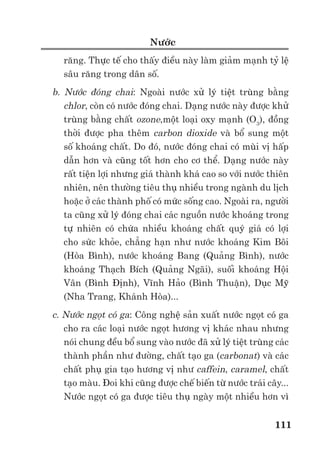 Trư ng ð i h c Nông nghi p 1 - Giáo trình B o qu n nông s n --------------------------------------------- 104
- Thùng cáctông 3 l p k t h p v i v t li u PVC Bao bì gi y và h p cáctông duplex g m:
- H p cáctông duplex/in/tráng ghép màng OPP
- H p cáctông duplex/in/tráng vecni
- H p cáctông duplex in n i, d p nhũ
- Túi gi y/in nhi u màu/ ghép màng OPP.
b) G
V t li u g thư ng ñư c dùng là g x , g dát m ng. Nói chung g càng sáng thì càng t t,
g màu t i thư ng có hàm lư ng tanin cao, làm gi m b t th i gian gi ñ tươi c a s n ph m. ð
m g là m t ch tiêu quan tr ng ñ i v i bao bì g . Do v y, trư c khi ñưa g vào s n xu t bao bì
ph i làm bay hơi b t lư ng nư c trong g . ð m c a g trư c khi dùng ph i nh hơn 20%.
Bao bì g b n, nh , có kh năng ch ng ñ t t l c tác ñ ng bên ngoài, c ng cáp nên gi
nguyên ñư c hình d ng c a s n ph m ho c bao gói nh hơn bên trong. Tùy thu c vào t ng lo i
th c ph m, có th dùng v t li u g và ki u bao bì khác nhau như: thùng ñ ng rư u dùng g s i,
thùng ñ ng t p ph m khô, rau qu thư ng dùng g thông, khay ñ ng bánh mì dùng g thông
hay g t p (tr lo i g có mùi khó ch u). Lo i th c ph m còn tươi, hô h p m nh như rau qu ,
tr ng gia c m ph i dùng thùng g không ñóng kín. Ngư c l i, lo i th c ph m d hút m ph i
dùng thùng g kín. Lo i th c ph m d ng s t, d ng l ng ph i dùng thùng không ch y, rò, không
ng m nư c.
Hình 3.7. M t lo i khay g ch a nông s n
ð thu n ti n cho vi c b o qu n, v n chuy n và b c d , các hòm, thùng, khay g ph i có
kích thư c nh t ñ nh. Hòm ñ ng hoa qu thư ng có kh i lư ng kho ng 20-50kg. Contenơ dùng
ch a ñ ng và b o qu n khoai tây có th ñ t t i tr ng lư ng 1000-1500 kg. Thùng g trư c khi
s d ng ph i ñư c lau chùi, r a s ch b ng nư c l nh, sau ñó b ng nư c nóng có 1% ki m, ñ
khô r i m i ñư c ñ ng th c ph m.
c) Th y tinh
Th y tinh là lo i bao bì th c ph m thông d ng vì có nhi u ưu ñi m như:
- Trơ v hóa h c và b n cơ h c, không cho không khí, hơi nư c, các ch t khí cũng như vi
sinh v t, côn trùng thâm nh p, không ph n ng v i th c ph m,...
- Th y tinh ñ p, d trang trí trên b m t, ho c d làm m , t o dáng.
- Th y tinh không mùi, ch n ñư c ánh sáng (nh t là th y tinh m u)
- Có th nhìn th y rõ th c ph m ñư c ch a ñ ng bên trong
- Th y tinh d thu mua, d tái s d ng b ng phương pháp r a s ch và d tái s n xu t.
Như c ñi m c a bao bì th y tinh là n ng, d v khi g p nhi t ñ cao và thay ñ i và ñ t ti n
hơn so v i các v t li u bao bì khác.
 