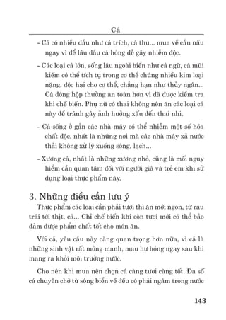 Trư ng ð i h c Nông nghi p 1 - Giáo trình B o qu n nông s n --------------------------------------------- 136
- X lý hóa ch t ñ c ch ho t ñ ng trao ñ i ch t c a nông s n, ho t ñ ng c a d ch h i.
- Chi u x trong nh ng trư ng h p c n thi t.
- Bao gói h p lý ñ ngăn c n s hút m tr l i c a h t, ñ ngăn c n s xâm nh p c a d ch
h i,…
- B o qu n h t
H t nông s n có th ñư c b o qu n 2 d ng: ñóng bao và ñ r i trong kho. C n chú ý ñ n
cách ch t x p bao, chi u cao c a kh i h t trong kho. ði u ki n t i thích cho b o qu n h t là 15-
180
C và 50-60%RH (ñ m tương ñ i c a không khí).
Hình 3.9. Sơ ñ cách ch t x p bao nông s n trong kho
C n ki m tra, theo dõi ñ nh kỳ và ch ñ ng ñ phát hi n k p th i s hút m tr l i c a h t, s
xu t hi n c a d ch h i ñ có bi n pháp kh c ph c k p th i.
3.2. Công ngh sau thu ho ch rau hoa qu
a) ð c ñi m c a rau hoa qu tươi
- Hàm lư ng nư c (th y ph n) cao:
Th y ph n cao (60-95%) trong rau hoa qu tươi làm cho ho t ñ ng hô h p c a chúng di n ra
m nh m . Do ñó tu i th c a rau qu tươi thư ng ng n (vài ngày t i vài tu n). N u rau hoa qu
tươi ñư c ñ t trong môi trư ng có ñ m th p, chúng s thoát hơi nư c r t nhanh gây ra hi n
tư ng khô héo và gi m s c ch ng ch u c a rau qu tươi.
Th y ph n cao cũng là ñi u ki n lý tư ng ñ các vi sinh v t phát sinh, phát tri n và gây h i.
- T ch c t bào y u t:
ð c ñi m này làm cho rau hoa qu tươi d b t n thương cơ gi i lúc thu ho ch, v n chuy n,
b o qu n và phân ph i.
 