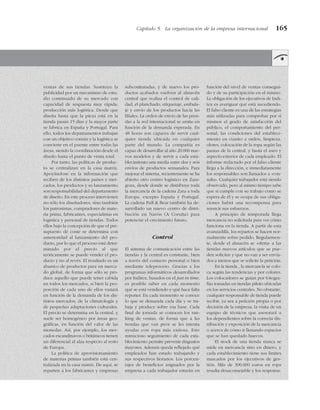Capítulo 5 La organización de la empresa internacional 165
ventas de sus tiendas. Sustituye la
publicidad por un mecanismo de estu-
dio continuado de su mercado con
capacidad de respuesta muy rápida:
producción más logística. Desde que
diseña hasta que la pieza está en la
tienda pasan 15 días y la mayor parte
se fabrica en España y Portugal. Para
ello, todos los departamentos trabajan
con un objetivo común y la logística se
convierte en el puente entre todas las
áreas, siendo la coordinación desde el
diseño hasta el punto de venta total.
Por tanto, las políticas de produc-
to se centralizan en la casa matriz.
Apoyándose en la información que
reciben de los distintos países y mer-
cados, los productos y su lanzamiento
son responsabilidad del departamento
de diseño. En este proceso intervienen
no sólo los diseñadores, sino también
los patronistas, compradores de mate-
ria prima, fabricantes, especialistas en
logística y personal de tiendas. Todos
ellos bajo la concepción de que el pre-
supuesto de coste se determina con
anterioridad al lanzamiento del pro-
ducto, por lo que el proceso está deter-
minado por el precio al que
teóricamente se puede vender el pro-
ducto y no al revés. El resultado es un
abanico de productos para un merca-
do global, de forma que sólo se pro-
duce aquello que puede tener cabida
en todos los mercados, si bien la pro-
porción de cada uno de ellos variará
en función de la demanda de los dis-
tintos mercados, de la climatología y
de pequeñas adaptaciones culturales.
El precio se determina en la central, y
suele ser homogéneo por áreas geo-
gráficas, en función del valor de las
monedas. Así, por ejemplo, los mer-
cados escandinavos o británicos tienen
un diferencial al alza respecto al resto
de Europa.
La política de aprovisionamiento
de materias primas también está cen-
tralizada en la casa matriz. De aquí, se
reparten a los fabricantes y empresas
subcontratadas, y de nuevo los pro-
ductos acabados vuelven al almacén
central que realiza el control de cali-
dad, el planchado, etiquetaje, embala-
je y envío de los productos hacia las
filiales. La orden de envío de las pren-
das a la red internacional se emite en
función de la demanda esperada. En
48 horas son capaces de servir cual-
quier tienda ubicada en cualquier
parte del mundo. La compañía es
capaz de desarrollar al año 20.000 nue-
vos modelos y de servir a cada esta-
blecimiento una media entre dos y seis
envíos de productos semanales. Para
mejorar el sistema, recientemente se ha
abierto otro centro logístico en Zara-
goza, desde donde se distribuye toda
la mercancía de la cadena Zara a toda
Europa, excepto España y Portugal.
La cadena Pull & Bear también ha de-
sarrollado un nuevo centro de distri-
bución en Narón (A Coruña) para
potenciar el crecimiento futuro.
Control
El sistema de comunicación entre las
tiendas y la central es constante, bien
a través del contacto personal o bien
mediante teleproceso. Gracias a los
programas informáticos desarrollados
por Inditex, basados en el just in time,
es posible saber en cada momento
qué se está vendiendo y qué hace falta
reponer. En cada momento se conoce
lo que se demanda cada día y se tra-
baja y produce sobre esa base. Cada
final de jornada se conocen los ran-
king de ventas, de forma que a las
tiendas que van peor se les intenta
ayudar con ropa más exitosa. Este
minucioso seguimiento de cada esta-
blecimiento permite prevenir disgustos
mayores. Además queda reflejado qué
empleados han estado trabajando y
sus respectivos horarios. Los porcen-
tajes de beneficios asignados por la
empresa a cada trabajador estarán en
función del nivel de ventas consegui-
do y de su participación en el mismo.
La obligación de los ejecutivos de Indi-
tex es averiguar qué está sucediendo.
El falso cliente es una de las estrategias
más utilizadas para comprobar por sí
mismos el grado de satisfacción del
público, el comportamiento del per-
sonal, las condiciones del estableci-
miento en cuanto a orden, limpieza,
olores, colocación de la ropa según las
pautas de la central, y hasta el aseo y
aspecto exterior de cada empleado. El
informe redactado por el falso cliente
llega a la dirección, e inmediatamente
los responsables son llamados a «con-
sulta». Cualquier trabajador está siendo
observado, pero al mismo tiempo sabe
que si cumple con su trabajo como se
espera de él y se ocupa de sus obliga-
ciones habrá una recompensa para
resarcir sus esfuerzos.
A principio de temporada llega
mercancía no solicitada para ver cómo
funciona en la tienda. A partir de esta
avanzadilla, los repartos se hacen nor-
malmente sobre pedido. Regularmen-
te, desde el almacén se «oferta» a las
tiendas nuevos artículos que se pue-
den solicitar y que no van a ser envia-
dos a menos que se solicite la petición.
En la tienda , la mercancía se colo-
ca según las tendencias y por colores.
Los colocadores se guían por fotogra-
fías tomadas en tiendas piloto ubicadas
en los servicios centrales. No obstante,
cualquier responsable de tienda puede
recibir, ya sea a petición propia o por
decisión de la empresa, la visita de un
equipo de técnicos que asesorará a
los dependientes sobre la correcta dis-
tribución y exposición de la mercancía
o acerca de cómo ir llenando espacios
que se han quedado huecos.
El stock de una tienda nunca se
mide en mercancía sino en dinero, y
cada establecimiento tiene sus límites
marcados por los ejecutivos de ges-
tión. Más de 300.000 euros en ropa
resulta desaconsejable y los responsa-
 