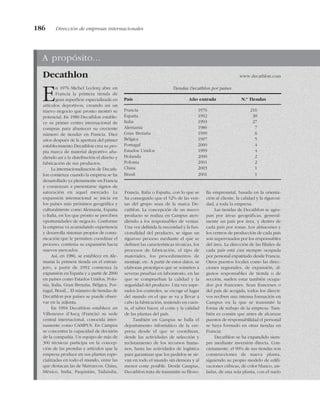 186 Dirección de empresas internacionales
A propósito...
En 1976 Michel Leclerq abre en
Francia la primera tienda de
gran superficie especializada en
artículos deportivos, creando así un
nuevo negocio que pronto mostró su
potencial. En 1980 Decathlon estable-
ce su primer centro internacional de
compras para abastecer su creciente
número de tiendas en Francia. Diez
años después de la apertura del primer
establecimiento Decathlon crea su pro-
pia marca de material deportivo aña-
diendo así a la distribución el diseño y
fabricación de sus productos.
La internacionalización de Decath-
lon comienza cuando la empresa se ha
desarrollado ya plenamente en Francia
y comienzan a presentarse signos de
saturación en aquel mercado. La
expansión internacional se inicia en
los países más próximos geográfica y
culturalmente como Alemania, España
o Italia, en los que pronto se perciben
oportunidades de negocio. Conforme
la empresa va acumulando experiencia
y desarrolla sistemas propios de comu-
nicación que le permiten coordinar el
proceso, continúa su expansión hacia
nuevos mercados.
Así, en 1986, se establece en Ale-
mania la primera tienda en el extran-
jero, a partir de 1992 comienza la
expansión en España y a partir de 2000
en países como Estados Unidos, Polo-
nia, Italia, Gran Bretaña, Bélgica, Por-
tugal, Brasil... El número de tiendas de
Decathlon por países se puede obser-
var en la adjunta.
En 1994 Decathlon establece en
Villeneuve d’Ascq (Francia) su sede
central internacional, conocida inter-
namente como CAMPUS. En Campus
se concentra la capacidad de decisión
de la compañía. Un equipo de más de
300 técnicos participa en la concep-
ción de las prendas y artículos que la
empresa produce en sus plantas espe-
cializadas en todo el mundo, entre las
que destacan las de Marruecos, China,
México, India, Paquistán, Tailandia,
Francia, Italia o España, con lo que se
ha conseguido que el 52% de las ven-
tas del grupo sean de la marca De-
cathlon. La concepción de un nuevo
producto se realiza en Campus aten-
diendo a los responsables de ventas.
Una vez definida la necesidad y la fun-
cionalidad del producto, se sigue un
riguroso proceso mediante el que se
definen las características técnicas, los
procesos de fabricación, el tipo de
materiales, los procedimientos de
montaje, etc. A partir de estos datos, se
elaboran prototipos que se someten a
severas pruebas en laboratorio, en las
que se comprueban la calidad y la
seguridad del producto. Una vez supe-
rados los controles, se escoge el lugar
del mundo en el que se va a llevar a
cabo la fabricación, teniendo en cuen-
ta, el saber hacer, el coste y la calidad
de las plantas del país.
También en Campus se halla el
departamento informático de la em-
presa desde el que se coordinan,
desde las actividades de selección y
reclutamiento de los recursos huma-
nos, hasta las actividades de logística
para garantizar que los pedidos se sir-
van en todo el mundo sin demora y al
menor coste posible. Desde Campus,
Decathlon trata de transmitir su filoso-
fía empresarial, basada en la orienta-
ción al cliente, la calidad y la rigurosi-
dad, a toda la empresa.
Las tiendas de Decathlon se agru-
pan por áreas geográficas, general-
mente un país por área, y dentro de
cada país por zonas. Los almacenes y
los centros de producción de cada país
son supervisados por los responsables
del área. La dirección de las filiales de
cada país está casi siempre ocupada
por personal expatriado desde Francia.
Otros puestos locales como las direc-
ciones regionales, de expansión, al-
gunos responsables de tienda o de
sección, suelen estar también ocupa-
dos por franceses. Sean franceses o
del país de acogida, todos los directi-
vos reciben una intensa formación en
Campus en la que se transmite la
forma de trabajo de la empresa. Tam-
bién es común que antes de alcanzar
puestos de responsabilidad el personal
se haya formado en otras tiendas en
Francia.
Decathlon se ha expandido siem-
pre mediante inversión directa. Con-
cretamente, el 90% de sus tiendas son
construcciones de nueva planta,
siguiendo su propio modelo de edifi-
caciones cúbicas, de color blanco, ais-
ladas, de una sola planta, con el suelo
Tiendas Decathlon por países.
País Año entrada N.º Tiendas
Francia 1976 216
España 1992 38
Italia 1993 27
Alemania 1986 7
Gran Bretaña 1999 6
Bélgica 1997 5
Portugal 2000 4
Estados Unidos 1999 4
Holanda 2000 2
Polonia 2001 2
China 2003 1
Brasil 2001 1
Decathlon www.decathlon.com
 