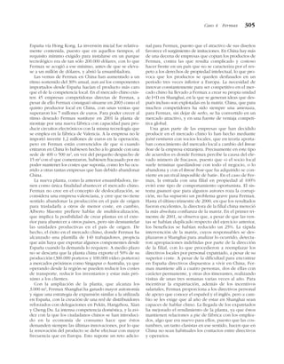 España vía Hong Kong. La inversión inicial fue relativa-
mente contenida, puesto que en aquellos tiempos, el
requisito mínimo exigido para instalarse en un parque
tecnológico era de tan sólo 200.000 dólares, con lo que
Fermax se acogió a ese mínimo, antes de que se eleva-
se a un millón de dólares, y abrió la ensambladora.
Las ventas de Fermax en China han aumentado a un
ritmo sostenido del 30% anual, aun así los componentes
importados desde España hacían el producto más caro
que el de la competencia local. En el mercado chino exis-
ten 45 empresas competidoras directas de Fermax, a
pesar de ello Fermax consiguió situarse en 2003 como el
quinto productor local en China, con unas ventas que
superaron los 7 millones de euros. Para poder crecer al
ritmo deseado Fermax sustituye en 2001 la planta de
montaje por una nueva fábrica con capacidad para pro-
ducir circuitos electrónicos con la misma tecnología que
se emplea en la fábrica de Valencia. A la empresa no le
importó invertir 1,2 millones de euros en la operación,
pero en Fermax están convencidos de que si cuando
entraron en China lo hubiesen hecho a lo grande con una
sede de 400 o 500 m2
, en vez del pequeño despacho de
15 m2
con el que comenzaron, hubiesen fracasado por no
poder mantener los costes que suponía, como les ha ocu-
rrido a otras tantas empresas que han debido abandonar
China.
La nueva planta, como la anterior ensambladora, tie-
nen como única finalidad abastecer el mercado chino.
Fermax no cree en el concepto de deslocalización, se
considera una empresa valenciana, y cree que no tiene
sentido abandonar la producción en el país de origen
para trasladarla a otros de menor coste, en cambio,
Alberto Maestre prefiere hablar de multilocalización,
que implica la posibilidad de crear plantas en el exte-
rior para abastecer a otros países, pero sin desmantelar
las unidades productivas en el país de origen. De
hecho, el éxito en el mercado chino, donde Fermax ha
alcanzado una plantilla de 140 trabajadores, propicia
que aún haya que exportar algunos componentes desde
España cuando la demanda lo requiere. A medio plazo
no se descarta que la planta china exporte el 50% de su
producción (300.000 porteros y 100.000 vídeo porteros)
a mercados próximos como Singapur o Australia, ya que
operando desde la región se pueden reducir los costes
de transporte, reducir los inventarios y estar más pró-
ximo a los clientes.
Con la ampliación de la planta, que alcanza los
3.000 m2
, Fermax Shanghai ha ganado mayor autonomía
y sigue una estrategia de expansión similar a la utilizada
en España, con la creación de una red de distribuidores
reforzados con delegaciones en Pekín, Hangzhou, Xian
y Cheng Du. La intensa competencia doméstica, y la avi-
dez con la que los ciudadanos chinos se han introduci-
do en la economía de consumo hace que éstos
demanden siempre las últimas innovaciones, por lo que
la renovación del producto se debe efectuar con mayor
frecuencia que en Europa. Esto supone un reto adicio-
nal para Fermax, puesto que el atractivo de sus diseños
favorece el surgimiento de imitaciones. En China hay más
de una decena de empresas que copian los productos de
Fermax, contra las que resulta complicado y costoso
hacer frente en un país que no se caracteriza por el res-
peto a los derechos de propiedad intelectual, lo que pro-
voca que los productos se queden desfasados en un
período tres veces inferior a Europa. La necesidad de
innovar constantemente para ser competitivo en el mer-
cado chino ha llevado a Fermax a crear su propia unidad
de I+D en Shanghai, en la que se generan ideas que des-
pués incluso son explotadas en la matriz. China, que para
muchos competidores ha sido siempre una amenaza,
para Fermax, sin dejar de serlo, se ha convertido en un
mercado atractivo, y en una fuente de ventaja competi-
tiva global.
Una gran parte de las empresas que han decidido
producir en el mercado chino lo han hecho mediante
joint ventures con socios locales, que en teoría aporta-
ban conocimiento del mercado local a cambio del know
how de la empresa extranjera. Precisamente en este tipo
de acuerdos es donde Fermax percibe la causa del ele-
vado número de fracasos, puesto que «o el socio local
suele terminar quedándose con todo el negocio, o lo
abandona y con el know how que ha adquirido se con-
vierte en un rival imposible de batir». En el caso de Fer-
max, la entrada con una filial en propiedad al 100%
evitó este tipo de comportamiento oportunista. El sis-
tema guauxi que para algunos autores roza la corrup-
ción, no ha supuesto un problema grave para Fermax.
Hasta el último trimestre de 2000, en que los resultados
fueron excelentes, la directora de la filial china mereció
la más absoluta confianza de la matriz. En el primer tri-
mestre de 2001, se observa que, a pesar de que las ven-
tas se habían duplicado respecto del ejercicio anterior,
los beneficios se habían reducido un 25%. La rápida
intervención de la matriz, cuyos responsables se des-
plazaron a Shanghai para analizar lo ocurrido, detecta-
ron apropiaciones indebidas por parte de la dirección
de la filial, con lo que procedieron a reemplazar los
directivos locales por personal expatriado, a pesar de su
superior coste. A pesar de la dificultad para encontrar
en España directivos dispuestos a vivir en China, Fer-
max mantiene allí a cuatro personas, dos de ellas con
carácter permanente, y otras dos itinerantes, realizando
visitas de unas tres semanas varias veces al año. Para
incentivar la expatriación, además de los incentivos
salariales, Fermax proporciona a los directivos personal
de apoyo que conoce el español y el inglés, pero a cam-
bio se les exige que al año de estar en Shanghai sean
capaces de hablar chino. La llegada de los expatriados
ha mejorado el rendimiento de la planta, ya que éstos
mantienen relaciones a pie de fábrica con los emplea-
dos, algo que era nuevo para ellos, puesto que las cos-
tumbres, un tanto clasistas en ese sentido, hacen que en
China no sean habituales los contactos entre directivos
y operarios.
Caso 4 Fermax 305
 