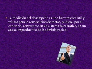 Motivación, en pocas palabras, es la voluntad para hacer un esfuerzo, por alcanzar las metas de la organización, condicionado por la capacidad del esfuerzo para satisfacer alguna necesidad personal.3.2 LA PIRÁMIDE DE MASLOW.Maslow dijo que las necesidades humanas forman una pirámide, donde se van satisfaciendo de abajo hacia arriba. La motivación de los empleados deberá priorizar la satisfacción de sus necesidades inferiores de la pirámide si quiere que tenga efecto dicha motivación.