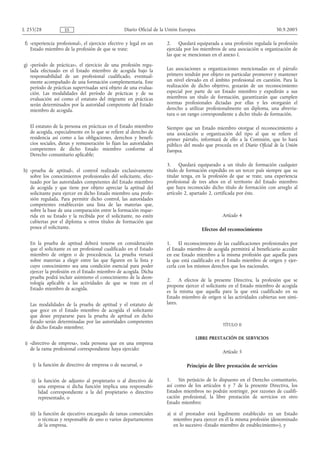 L 255/28             ES                            Diario Oficial de la Unión Europea                                      30.9.2005

 f) «experiencia profesional», el ejercicio efectivo y legal en un     2. Quedará equiparada a una profesión regulada la profesión
    Estado miembro de la profesión de que se trate;                    ejercida por los miembros de una asociación u organización de
                                                                       las que se mencionan en el anexo I.
g) «período de prácticas», el ejercicio de una profesión regu-
   lada efectuado en el Estado miembro de acogida bajo la              Las asociaciones u organizaciones mencionadas en el párrafo
   responsabilidad de un profesional cualificado, eventual-            primero tendrán por objeto en particular promover y mantener
   mente acompañado de una formación complementaria. Este              un nivel elevado en el ámbito profesional en cuestión. Para la
   período de prácticas supervisadas será objeto de una evalua-        realización de dicho objetivo, gozarán de un reconocimiento
   ción. Las modalidades del período de prácticas y de su              especial por parte de un Estado miembro y expedirán a sus
   evaluación así como el estatuto del migrante en prácticas           miembros un título de formación, garantizarán que cumplen
   serán determinados por la autoridad competente del Estado           normas profesionales dictadas por ellas y les otorgarán el
   miembro de acogida.                                                 derecho a utilizar profesionalmente un diploma, una abrevia-
                                                                       tura o un rango correspondiente a dicho título de formación.

   El estatuto de la persona en prácticas en el Estado miembro         Siempre que un Estado miembro otorgue el reconocimiento a
   de acogida, especialmente en lo que se refiere al derecho de        una asociación u organización del tipo al que se refiere el
   residencia así como a las obligaciones, derechos y benefi-          primer párrafo, informará de ello a la Comisión, que lo hará
   cios sociales, dietas y remuneración lo fijan las autoridades       público del modo que proceda en el Diario Oficial de la Unión
   competentes de dicho Estado miembro conforme al                     Europea.
   Derecho comunitario aplicable;
                                                                       3. Quedará equiparado a un título de formación cualquier
h) «prueba de aptitud», el control realizado exclusivamente            título de formación expedido en un tercer país siempre que su
   sobre los conocimientos profesionales del solicitante, efec-        titular tenga, en la profesión de que se trate, una experiencia
   tuado por las autoridades competentes del Estado miembro            profesional de tres años en el territorio del Estado miembro
   de acogida y que tiene por objeto apreciar la aptitud del           que haya reconocido dicho título de formación con arreglo al
   solicitante para ejercer en dicho Estado miembro una profe-         artículo 2, apartado 2, certificada por éste.
   sión regulada. Para permitir dicho control, las autoridades
   competentes establecerán una lista de las materias que,
   sobre la base de una comparación entre la formación reque-
   rida en su Estado y la recibida por el solicitante, no estén                                   Artículo 4
   cubiertas por el diploma u otros títulos de formación que
   posea el solicitante.                                                                  Efectos del reconocimiento

   En la prueba de aptitud deberá tenerse en consideración             1. El reconocimiento de las cualificaciones profesionales por
   que el solicitante es un profesional cualificado en el Estado       el Estado miembro de acogida permitirá al beneficiario acceder
   miembro de origen o de procedencia. La prueba versará               en ese Estado miembro a la misma profesión que aquella para
   sobre materias a elegir entre las que figuren en la lista y         la que está cualificado en el Estado miembro de origen y ejer-
   cuyo conocimiento sea una condición esencial para poder             cerla con los mismos derechos que los nacionales.
   ejercer la profesión en el Estado miembro de acogida. Dicha
   prueba podrá incluir asimismo el conocimiento de la deon-
                                                                       2. A efectos de la presente Directiva, la profesión que se
   tología aplicable a las actividades de que se trate en el
                                                                       propone ejercer el solicitante en el Estado miembro de acogida
   Estado miembro de acogida.
                                                                       es la misma que aquella para la que está cualificado en su
                                                                       Estado miembro de origen si las actividades cubiertas son simi-
   Las modalidades de la prueba de aptitud y el estatuto de            lares.
   que goce en el Estado miembro de acogida el solicitante
   que desee prepararse para la prueba de aptitud en dicho
   Estado serán determinadas por las autoridades competentes
                                                                                                   TÍTULO II
   de dicho Estado miembro;

                                                                                        LIBRE PRESTACIÓN DE SERVICIOS
 i) «directivo de empresa», toda persona que en una empresa
    de la rama profesional correspondiente haya ejercido:
                                                                                                  Artículo 5

     i) la función de directivo de empresa o de sucursal, o                     Principio de libre prestación de servicios

    ii) la función de adjunto al propietario o al directivo de         1. Sin perjuicio de lo dispuesto en el Derecho comunitario,
        una empresa si dicha función implica una responsabi-           así como de los artículos 6 y 7 de la presente Directiva, los
        lidad correspondiente a la del propietario o directivo         Estados miembros no podrán restringir, por razones de cualifi-
        representado, o                                                cación profesional, la libre prestación de servicios en otro
                                                                       Estado miembro:

   iii) la función de ejecutivo encargado de tareas comerciales        a) si el prestador está legalmente establecido en un Estado
        o técnicas y responsable de uno o varios departamentos            miembro para ejercer en él la misma profesión (denominado
        de la empresa.                                                    en lo sucesivo «Estado miembro de establecimiento»), y
 