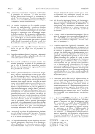 Journal officiel de l’Union européenne 17.12.2009
(122) Les mesures d’assainissement n’empêchent pas l’ouverture
de procédures de liquidation. De telles procédures
devraient donc pouvoir être ouvertes en l’absence ou à la
suite de l’adoption de mesures d’assainissement, puis être
clôturées par un concordat ou d’autres mesures analogues,
y compris des mesures d’assainissement.
(123) Les autorités compétentes de l’État membre d’origine
devraient être seules habilitées à prendre des décisions
concernant les procédures de liquidation des entreprises
d’assurance. Ces décisions devraient produire leurs effets
dans toute la Communauté et être reconnues par l’ensem­
ble des États membres. Elles devraient être publiées confor­
mément aux procédures de l’État membre d’origine ainsi
qu’au Journal officiel de l’Union européenne. L’information
devrait être aussi communiquée aux créanciers connus
résidant dans la Communauté, qui devraient avoir le droit
de produire des créances et de présenter des observations.
(124) L’ensemble de l’actif et du passif de l’entreprise d’assurance
devrait être pris en compte dans les procédures de
liquidation.
(125) Toutes les conditions relatives à l’ouverture, à la conduite
et à la clôture des procédures de liquidation devraient rele­
ver de la loi de l’État membre d’origine.
(126) Pour assurer la coordination de l’action entre les États
membres, les autorités de contrôle de l’État membre d’ori­
gine et celles de l’ensemble des autres États membres
devraient être informées, de toute urgence, de l’ouverture
d’une procédure de liquidation.
(127) Il est de la plus haute importance que les assurés, les pre­
neurs d’assurance, les bénéficiaires et toute victime dispo­
sant d’un droit d’action direct à l’encontre de l’entreprise
d’assurance au titre d’une créance découlant d’opérations
d’assurance soient protégés dans le cadre des procédures de
liquidation, étant entendu que cette protection ne s’étend
pas aux créances qui découlent non pas d’obligations résul­
tant de contrats d’assurance ou d’opérations d’assurance
mais de la responsabilité civile du fait d’un agent dans le
cadre de négociations pour lesquelles, d’après la loi appli­
cable au contrat ou à l’opération d’assurance, l’agent n’est
pas responsable aux termes du contrat ou de l’opération
d’assurance en question. Pour atteindre cet objectif, les
États membres devraient avoir le choix entre des méthodes
équivalentes garantissant un traitement particulier aux
créanciers d’assurance, aucune de ces méthodes n’empê­
chant un État membre d’affecter des rangs aux différentes
catégories de créances d’assurance. En outre, il conviendrait
de trouver un équilibre satisfaisant entre la protection des
créanciers d’assurance et les autres créanciers privilégiés
protégés par la législation de l’État membre concerné.
(128) L’ouverture de procédures de liquidation devrait impliquer
le retrait de l’agrément accordé à l’entreprise d’assurance
pour l’exercice de ses activités, à moins que cet agrément
ne lui ait déjà été retiré auparavant.
(129) Les créanciers devraient être en droit de produire des créan­
ces ou de soumettre des observations écrites dans les pro­
cédures de liquidation. Les créances des créanciers résidant
dans un État membre autre que l’État membre d’origine
devraient être traitées de la même manière que des créan­
ces équivalentes dans l’État membre d’origine, sans discri­
mination fondée sur la nationalité ou la résidence.
(130) Afin de protéger la confiance légitime et la sécurité de cer­
taines transactions dans les États membres autres que l’État
membre d’origine, il est nécessaire de déterminer la loi
applicable aux effets des mesures d’assainissement et des
procédures de liquidation sur les instances en cours et sur
les actions en exécution forcée individuelles découlant de
ces instances.
(131) Il y a lieu d’arrêter les mesures nécessaires pour la mise en
œuvre de la présente directive en conformité avec la déci­
sion 1999/468/CE du Conseil du 28 juin 1999 fixant les
modalités de l’exercice des compétences d’exécution confé­
rées à la Commission
(1)  JO L 184 du 17.7.1999, p. 23.
 (1).
(132) Il convient en particulier d’habiliter la Commission à arrê­
ter des mesures concernant l’adaptation des annexes et des
mesures précisant notamment les compétences en matière
de contrôle et les dispositions à prendre ou arrêtant des
exigences plus détaillées dans des domaines tels que le sys­
tème de gouvernance, la publicité, les critères d’évaluation
applicables aux participations qualifiées, le calcul des pro­
visions techniques et des exigences de capital, les règles
d’investissement et le contrôle de groupe. La Commission
devrait être également habilitée à arrêter des mesures d’exé­
cution accordant aux pays tiers un statut d’équivalence
avec les dispositions de la présente directive. Ces mesures
ayant une portée générale et ayant pour objet de modifier
des éléments non essentiels de la présente directive, y com­
pris en la complétant par l’ajout de nouveaux éléments non
essentiels, elles doivent être arrêtées selon la procédure de
réglementation avec contrôle prévue à l’article 5 bis de la
décision 1999/468/CE.
(133) Étant donné que les objectifs de la présente directive ne
peuvent pas être réalisés de manière suffisante par les États
membres et peuvent donc, en raison des dimensions ou
des effets de l’action envisagée, être mieux réalisés au
niveau communautaire, la Communauté peut prendre des
mesures, conformément au principe de subsidiarité consa­
cré à l’article  5 du traité. Conformément au principe de
proportionnalité tel qu’énoncé audit article, la présente
directive n’excède pas ce qui est nécessaire pour atteindre
ces objectifs.
(134) La directive 64/225/CEE du Conseil du 25  février 1964
visant à supprimer en matière de réassurance et de rétro­
cession les restrictions à la liberté d’établissement et à la
libre prestation des services
(2)  JO 56 du 4.4.1964, p. 878.
 (2), la directive 73/240/CEE du
Conseil du 24  juillet 1973 visant à supprimer, en
matière d’assurance directe autre que l’assurance sur la vie,
les restrictions à la liberté d’établissement
(3)  JO L 228 du 16.8.1973, p. 20.
 (3), la
directive 76/580/CEE du Conseil du 29 juin 1976 modi­
fiant la directive 73/239/CEE portant coordination des dis­
positions législatives, réglementaires et administratives
concernant l’accès à l’activité de l’assurance directe autre
que l’assurance sur la vie, et son exercice
(4)  JO L 189 du 13.7.1976, p. 13.
 (4) et la directive
RF21/533L
 