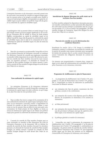 Journal officiel de l’Union européenne L 335/63
L’entreprise d’assurance ou de réassurance concernée soumet tous
les trois mois à son autorité de contrôle un rapport d’étape expo­
sant les mesures prises et les progrès accomplis pour rétablir le
niveau de fonds propres éligibles correspondant au capital de sol­
vabilité requis ou pour réduire son profil de risque afin de garan­
tir la conformité du capital de solvabilité requis.
La prolongation visée au premier alinéa est retirée lorsque le rap­
port d’étape montre qu’aucun progrès significatif n’a été accom­
pli par l’entreprise afin de rétablir le niveau de fonds propres
éligibles correspondant au capital de solvabilité requis ou de
réduire le profil de risque afin de garantir la conformité du capital
de solvabilité requis, entre la date de la constatation de la non-
conformité du capital de solvabilité requis et la date de remise du
rapport d’étape.
5. Dans des circonstances exceptionnelles, lorsqu’elle est d’avis
que la situation financière de l’entreprise concernée va continuer
à se détériorer, l’autorité de contrôle peut également restreindre
ou interdire la libre disposition de ses actifs. Elle informe les auto­
rités de contrôle des États membres d’accueil de toute mesure
prise. Ces dernières prennent, à la demande de l’autorité de
contrôle de l’État membre d’origine, les mêmes mesures. L’auto­
rité de contrôle de l’État membre d’origine désigne les actifs devant
faire l’objet de ces mesures.
Article 139
Non-conformité du minimum de capital requis
1. Les entreprises d’assurance et de réassurance informent
immédiatement l’autorité de contrôle lorsqu’elles constatent que
le minimum de capital requis n’est plus conforme, ou qu’il risque
de ne plus l’être dans les trois prochains mois.
2. Dans un délai d’un mois à compter de la constatation de la
non-conformité du minimum de capital requis, l’entreprise d’assu­
rance ou de réassurance concernée soumet à l’approbation de
l’autorité de contrôle un plan de financement réaliste à court
terme en vue de ramener, dans un délai de trois mois après cette
constatation, les fonds propres de base éligibles au moins au
niveau du minimum de capital requis ou de réduire son profil de
risque pour garantir la conformité du minimum de capital requis.
3. L’autorité de contrôle de l’État membre d’origine peut en
outre restreindre ou interdire la libre disposition des actifs de
l’entreprise d’assurance ou de réassurance. Elle en informe les
autorités de contrôle des États membres d’accueil. Ces dernières
prennent, à la demande de l’autorité de contrôle de l’État membre
d’origine, les mêmes mesures. L’autorité de contrôle de l’État
membre d’origine désigne les actifs devant faire l’objet de ces
mesures.
Article 140
Interdiction de disposer librement des actifs situés sur le
territoire d’un État membre
Les États membres adoptent les dispositions nécessaires pour pou­
voir interdire conformément au droit national la libre disposition
des actifs situés sur leur territoire à la demande, dans les cas pré­
vus aux articles 137 à 139 et à l’article 144, paragraphe 2, de l’État
membre d’origine de l’entreprise, lequel doit désigner les actifs
devant faire l’objet de ces mesures.
Article 141
Pouvoirs de contrôle en cas de détérioration des
conditions financières
Nonobstant les articles  138 et  139, lorsque la solvabilité de
l’entreprise continue à se détériorer, les autorités de contrôle ont
le pouvoir de prendre toute mesure nécessaire pour sauvegarder
les intérêts des preneurs dans le cas des contrats d’assurance, ou
assurer l’exécution des obligations découlant de contrats de
réassurance.
Ces mesures sont proportionnées et tiennent donc compte du
degré et de la durée de la détérioration de la solvabilité de l’entre­
prise d’assurance ou de réassurance concernée.
Article 142
Programme de rétablissement et plan de financement
1. Le programme de rétablissement visé à l’article 138, para­
graphe 2, et le plan de financement visé à l’article 139, paragra­
phe  2, comprennent au moins les indications ou justifications
concernant les éléments suivants:
a) une estimation des frais de gestion, notamment des frais
généraux courants et des commissions;
b) une estimation des recettes et des dépenses pour les affaires
directes, les acceptations en réassurance et les cessions en
réassurance;
c) un bilan prévisionnel;
d) une estimation des moyens financiers destinés à la couver­
ture des provisions techniques ainsi que du capital de solva­
bilité requis et du minimum de capital requis;
e) la politique générale en matière de réassurance.
2. Lorsqu’elles ont exigé la présentation du programme de
rétablissement visé à l’article 138, paragraphe 2, ou du plan de
financement visé à l’article 139, paragraphe 2, conformément au
paragraphe 1 du présent article, les autorités de contrôle s’abstien­
nent de délivrer l’attestation visée à l’article 39, aussi longtemps
qu’elles jugent que les droits des preneurs ou les obligations
contractuelles de l’entreprise de réassurance sont menacés.
RF9002.21.71
 