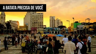 “A própria cidade é uma obra, e
esta característica contrasta com a
orientação irreversível na direção do
dinheiro, na direção do comércio, na
direção das trocas, na direção dos
produtos. Com efeito a obra é valor
de uso e o produto é valor de troca.
O uso principal da cidade, isto é,
das ruas e das praças, dos edifícios
e dos monumentos, é a Festa (que
consome improdutivamente, sem
nenhuma outra vantagem além do
prazer e do prestígio, enormes
riquezas em objetos e em dinheiro).”
(Direito à Cidade, p. 52)
OBRA
Cidade-
PRODUTO
Cidade-
 