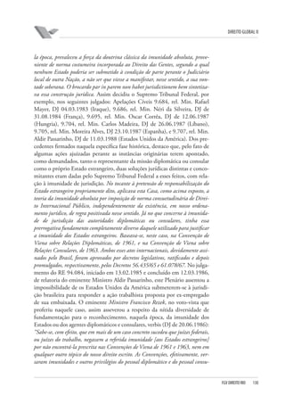 DIREITO GLOBAL II

la época, prevaleceu a força da doutrina clássica da imunidade absoluta, proveniente de norma costumeira incorporada ao Direito das Gentes, segundo a qual
nenhum Estado poderia ser submetido à condição de parte perante o Judiciário
local de outra Nação, a não ser que viesse a manifestar, nesse sentido, a sua vontade soberana. O brocardo par in parem non habet jurisdictionem bem sintetizava essa construção jurídica. Assim decidiu o Supremo Tribunal Federal, por
exemplo, nos seguintes julgados: Apelações Cíveis 9.684, rel. Min. Rafael
Mayer, DJ 04.03.1983 (Iraque), 9.686, rel. Min. Néri da Silveira, DJ de
31.08.1984 (França), 9.695, rel. Min. Oscar Corrêa, DJ de 12.06.1987
(Hungria), 9.704, rel. Min. Carlos Madeira, DJ de 26.06.1987 (Líbano),
9.705, rel. Min. Moreira Alves, DJ 23.10.1987 (Espanha), e 9.707, rel. Min.
Aldir Passarinho, DJ de 11.03.1988 (Estados Unidos da América). Dos precedentes firmados naquela específica fase histórica, destaco que, pelo fato de
algumas ações ajuizadas perante as instâncias originárias terem apontado,
como demandados, tanto o representante da missão diplomática ou consular
como o próprio Estado estrangeiro, duas soluções jurídicas distintas e concomitantes eram dadas pelo Supremo Tribunal Federal a esses feitos, com relação à imunidade de jurisdição. No tocante à pretensão de responsabilização do
Estado estrangeiro propriamente dito, aplicava esta Casa, como acima exposto, a
teoria da imunidade absoluta por imposição de norma consuetudinária de Direito Internacional Público, independentemente da existência, em nosso ordenamento jurídico, de regra positivada nesse sentido. Já no que concerne à imunidade de jurisdição das autoridades diplomáticas ou consulares, tinha essa
prerrogativa fundamento completamente diverso daquele utilizado para justificar
a imunidade dos Estados estrangeiros. Baseava-se, neste caso, na Convenção de
Viena sobre Relações Diplomáticas, de 1961, e na Convenção de Viena sobre
Relações Consulares, de 1963. Ambos esses atos internacionais, devidamente assinados pelo Brasil, foram aprovados por decretos legislativos, ratificados e depois
promulgados, respectivamente, pelos Decretos 56.435/65 e 61.078/67. No julgamento do RE 94.084, iniciado em 13.02.1985 e concluído em 12.03.1986,
de relatoria do eminente Ministro Aldir Passarinho, este Plenário assentou a
impossibilidade de os Estados Unidos da América submeterem-se à jurisdição brasileira para responder a ação trabalhista proposta por ex-empregado
de sua embaixada. O eminente Ministro Francisco Rezek, no voto-vista que
proferiu naquele caso, assim asseverou a respeito da nítida diversidade de
fundamentação para o reconhecimento, naquela época, da imunidade dos
Estados ou dos agentes diplomáticos e consulares, verbis (DJ de 20.06.1986):
“Sabe-se, com efeito, que em mais de um caso concreto sucedeu que juízes federais,
ou juízes do trabalho, negassem a referida imunidade [aos Estados estrangeiros]
por não encontrá-la prescrita nas Convenções de Viena de 1961 e 1963, nem em
qualquer outro tópico do nosso direito escrito. As Convenções, efetivamente, versaram imunidades e outros privilégios do pessoal diplomático e do pessoal consu-

FGV DIREITO RIO

130

 