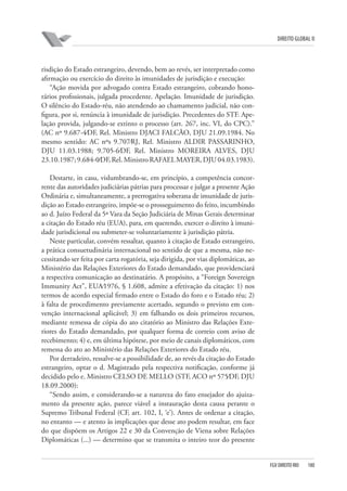 DIREITO GLOBAL II

risdição do Estado estrangeiro, devendo, bem ao revés, ser interpretado como
afirmação ou exercício do direito às imunidades de jurisdição e execução:
“Ação movida por advogado contra Estado estrangeiro, cobrando honorários profissionais, julgada procedente. Apelação. Imunidade de jurisdição.
O silêncio do Estado-réu, não atendendo ao chamamento judicial, não configura, por si, renúncia à imunidade de jurisdição. Precedentes do STF. Apelação provida, julgando-se extinto o processo (art. 267, inc. VI, do CPC).”
(AC nº 9.687-4⁄DF, Rel. Ministro DJACI FALCÃO, DJU 21.09.1984. No
mesmo sentido: AC nºs 9.707⁄RJ, Rel. Ministro ALDIR PASSARINHO,
DJU 11.03.1988; 9.705-6⁄DF, Rel. Ministro MOREIRA ALVES, DJU
23.10.1987; 9.684-0⁄DF, Rel. Ministro RAFAEL MAYER, DJU 04.03.1983).
Destarte, in casu, vislumbrando-se, em princípio, a competência concorrente das autoridades judiciárias pátrias para processar e julgar a presente Ação
Ordinária e, simultaneamente, a prerrogativa soberana de imunidade de jurisdição ao Estado estrangeiro, impõe-se o prosseguimento do feito, incumbindo
ao d. Juízo Federal da 5ª Vara da Seção Judiciária de Minas Gerais determinar
a citação do Estado réu (EUA), para, em querendo, exercer o direito à imunidade jurisdicional ou submeter-se voluntariamente à jurisdição pátria.
Neste particular, convém ressaltar, quanto à citação de Estado estrangeiro,
a prática consuetudinária internacional no sentido de que a mesma, não necessitando ser feita por carta rogatória, seja dirigida, por vias diplomáticas, ao
Ministério das Relações Exteriores do Estado demandado, que providenciará
a respectiva comunicação ao destinatário. A propósito, a “Foreign Sovereign
Immunity Act”, EUA⁄1976, § 1.608, admite a efetivação da citação: 1) nos
termos de acordo especial firmado entre o Estado do foro e o Estado réu; 2)
à falta de procedimento previamente acertado, segundo o previsto em convenção internacional aplicável; 3) em falhando os dois primeiros recursos,
mediante remessa de cópia do ato citatório ao Ministro das Relações Exteriores do Estado demandado, por qualquer forma de correio com aviso de
recebimento; 4) e, em última hipótese, por meio de canais diplomáticos, com
remessa do ato ao Ministério das Relações Exteriores do Estado réu.
Por derradeiro, ressalve-se a possibilidade de, ao revés da citação do Estado
estrangeiro, optar o d. Magistrado pela respectiva notificação, conforme já
decidido pelo e. Ministro CELSO DE MELLO (STF, ACO nº 575⁄DF, DJU
18.09.2000):
“Sendo assim, e considerando-se a natureza do fato ensejador do ajuizamento da presente ação, parece viável a instauração desta causa perante o
Supremo Tribunal Federal (CF, art. 102, I, ‘e’). Antes de ordenar a citação,
no entanto — e atento às implicações que desse ato podem resultar, em face
do que dispõem os Artigos 22 e 30 da Convenção de Viena sobre Relações
Diplomáticas (...) — determino que se transmita o inteiro teor do presente

FGV DIREITO RIO

180

 