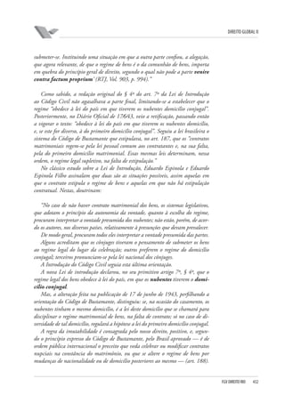 DIREITO GLOBAL II

submeter-se. Instituindo uma situação em que a outra parte confiou, a alegação,
que agora relevante, de que o regime de bens é o da comunhão de bens, importa
em quebra do princípio geral de direito, segundo o qual não pode a parte venire
contra factum proprium’ (RTJ, Vol. 903, p. 994).”
Como sabido, a redação original do § 4º do art. 7º da Lei de Introdução
ao Código Civil não agasalhava a parte final, limitando-se a estabelecer que o
regime “obedece à lei do país em que tiverem os nubentes domicílio conjugal”.
Posteriormente, no Diário Oficial de 17⁄6⁄43, veio a retificação, passando então
a vigorar o texto: “obedece à lei do país em que tiverem os nubentes domicílio,
e, se este for diverso, à do primeiro domicílio conjugal”. Seguiu a lei brasileira o
sistema do Código de Bustamante que estipulava, no art. 187, que os “contratos
matrimoniais regem-se pela lei pessoal comum aos contratantes e, na sua falta,
pela do primeiro domicílio matrimonial. Essas mesmas leis determinam, nessa
ordem, o regime legal supletivo, na falta de estipulação.”
No clássico estudo sobre a Lei de Introdução, Eduardo Espinola e Eduardo
Espinola Filho assinalam que duas são as situações possíveis, assim aquelas em
que o contrato estipula o regime de bens e aquelas em que não há estipulação
contratual. Nestas, doutrinam:
“No caso de não haver contrato matrimonial dos bens, os sistemas legislativos,
que adotam o princípio da autonomia da vontade, quanto à escolha do regime,
procuram interpretar a vontade presumida dos nubentes; não estão, porém, de acordo os autores, nos diversos países, relativamente à presunções que devam prevalecer.
De modo geral, procuram todos eles interpretar a vontade presumida das partes.
Alguns acreditam que os cônjuges tiveram o pensamento de submeter os bens
ao regime legal do lugar da celebração; outros preferem o regime do domicílio
conjugal; terceiros pronunciam-se pela lei nacional dos cônjuges.
A Introdução do Código Civil seguia esta última orientação.
A nova Lei de introdução declarou, no seu primitivo artigo 7º, § 4º, que o
regime legal dos bens obedece à lei do país, em que os nubentes tiverem o domicílio conjugal.
Mas, a alteração feita na publicação de 17 de junho de 1943, perfilhando a
orientação do Código de Bustamante, distinguiu: se, na ocasião do casamento, os
nubentes tinham o mesmo domicílio, é a lei deste domicílio que se chamará para
disciplinar o regime matrimonial de bens, na falta de contrato; só no caso de diversidade de tal domicílio, regulará a hipótese a lei do primeiro domicílio conjugal.
A regra da imutabilidade é consagrada pelo nosso direito, positivo, e, segundo o princípio expresso do Código de Bustamante, pelo Brasil aprovado — é de
ordem pública internacional o preceito que veda celebrar ou modificar contratos
nupciais na constância do matrimônio, ou que se altere o regime de bens por
mudanças de nacionalidade ou de domicílio posteriores ao mesmo — (art. 188).

FGV DIREITO RIO

432

 