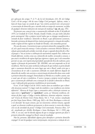 DIREITO GLOBAL II

por aplicação dos artigos 7º, § 7º, da Lei de Introdução; 233, III, do Código
Civil e 49 do antigo e 86 do novo Código Civil português. Aplicou, então, a
lição de Serpa Lopes no sentido de que “um critério aceitável será o de presumir
a conservação do domicílio que o marido tinha ao tempo do casamento, na falta
de qualquer elemento indicativo da intenção de mudança” (op. cit. pág. 195).
No presente caso, como já visto, o casamento foi celebrado no dia 31 de julho de
1975, no Condado de C1ark, Nevada, Estados Unidos, sem que tenha sido feito
pacto antenupcial. Mas a própria inicial indica que os cônjuges manifestaram a
vontade de fixar residência e domicílio no Brasil, o que efetivamente aconteceu,
havendo a promessa de doação de bens imóveis para garantir a situação da mulher,
sendo o regime de bens vigente no Estado de Nevada, o da comunhão parcial.
No caso dos autos, é incontroverso que o primeiro domicílio conjugal foi o Brasil, tal e qual consta da sentença. Como assinalou o eminente Ministro Relator, a
solução apresentada pelo acórdão recorrido, de que o segundo domicílio foi o Brasil porque o “réu ao aceitar a celebração do matrimônio naquele País, embora em
Estado diferente, recebeu como seu o domicílio da mulher, tornando-o comum, o
que atrai a incidência do regime legal que vigorava e vigora, que é o de comunhão
parcial, ou seja, com respeito da propriedade separada dos bens dos nubentes, para
regular a formação do patrimônio” (fls. 205⁄206), não está amparada na lei de
incidência. Não há nos autos nenhuma indicação de que tenham as partes fixado
após o casamento domicílio em outro lugar que não o Brasil, sendo certo que a
circunstância de ter sido o casamento celebrado em estado diferente daquele do
domicílio da mulher não acarreta a caracterização do domicílio desta como sendo
o primeiro domicílio conjugal. Domiciliada na Flórida era a mulher, autora, não
o casal, que ali não se estabeleceu. E assim é porque a própria inicial confirma
que o casamento foi celebrado com a intenção de ser fixado o domicílio no Brasil,
o que é reforçado pelas garantias imobiliárias já mencionadas.
O art. 31 do Código Civil de 1916 é muito claro ao estabelecer que o domicílio da pessoa natural “é o lugar onde ela estabelece a sua residência com ânimo
definitivo”. Mereceu de Serpa Lopes o comentário sobre a distinção existente na
regra entre o “quid iuris” e o “quid facti”, assim, ao “elemento residência, elemento de fato, exige o Código o ânimo definitivo, elemento subjetivo, intencional” (Curso de Direito Civil, Freitas Bastos, Vol. I, 7ª ed., revista e atualizada
por José Serpa Santa Maria, 1989, pág. 262); e de Clovis Bevilaqua a crítica de
se ter desviado “da noção comum, que nos transmitiu o direito romano, segundo
o qual, ao elemento residência permanente se devia associar o centro das relações
civis ou da atividade da pessoa” (Código Civil comentado, Francisco Alves, 12ª
ed., atualizada por Achilles Bevilaqua e Isaias Bevilaqua, Vol. I, 1959, pág.
199). E, no caso, não há dúvida alguma de que os cônjuges optaram por fixar o
primeiro domicílio conjugal no Brasil, como já ressaltado.
Não há, portanto, dificuldade alguma para identificar o primeiro domicílio
conjugal. Se não há qualquer outra interpretação, está presente a violação do art.

FGV DIREITO RIO

435

 