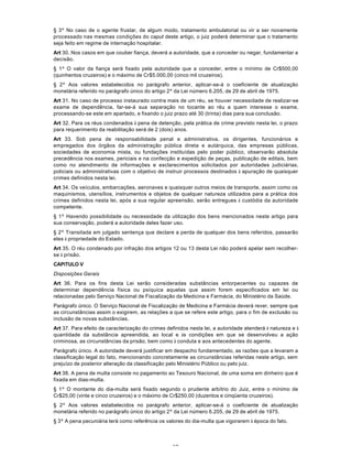 67
§ 3º No caso de o agente frustar, de algum modo, tratamento ambulatorial ou vir a ser novamente
processado nas mesmas condições do caput deste artigo, o juiz poderá determinar que o tratamento
seja feito em regime de internação hospitalar.
Art 30. Nos casos em que couber fiança, deverá a autoridade, que a conceder ou negar, fundamentar a
decisão.
§ 1º O valor da fiança será fixado pela autoridade que a conceder, entre o mínimo de Cr$500,00
(quinhentos cruzeiros) e o máximo de Cr$5.000,00 (cinco mil cruzeiros).
§ 2º Aos valores estabelecidos no parágrafo anterior, aplicar-se-á o coeficiente de atualização
monetária referido no parágrafo único do artigo 2º da Lei número 6.205, de 29 de abril de 1975.
Art 31. No caso de processo instaurado contra mais de um réu, se houver necessidade de realizar-se
exame de dependência, far-se-á sua separação no tocante ao réu a quem interesse o exame,
processando-se este em apartado, e fixando o juiz prazo até 30 (trinta) dias para sua conclusão.
Art 32. Para os réus condenados à pena de detenção, pela prática de crime previsto nesta lei, o prazo
para requerimento da reabilitação será de 2 (dois) anos.
Art 33. Sob pena de responsabilidade penal e administrativa, os dirigentes, funcionários e
empregados dos órgãos da administração pública direta e autárquica, das empresas públicas,
sociedades de economia mista, ou fundações instituídas pelo poder público, observarão absoluta
precedência nos exames, periciais e na confecção e expedição de peças, publicação de editais, bem
como no atendimento de informações e esclarecimentos solicitados por autoridades judiciárias,
policiais ou administrativas com o objetivo de instruir processos destinados à apuração de quaisquer
crimes definidos nesta lei.
Art 34. Os veículos, embarcações, aeronaves e quaisquer outros meios de transporte, assim como os
maquinismos, utensílios, instrumentos e objetos de qualquer natureza utilizados para a prática dos
crimes definidos nesta lei, após a sua regular apreensão, serão entregues à custódia da autoridade
competente.
§ 1º Havendo possibilidade ou necessidade da utilização dos bens mencionados neste artigo para
sua conservação, poderá a autoridade deles fazer uso.
§ 2º Transitada em julgado sentença que declare a perda de qualquer dos bens referidos, passarão
eles à propriedade do Estado.
Art 35. O réu condenado por infração dos artigos 12 ou 13 desta Lei não poderá apelar sem recolher-
se à prisão.
CAPíTULO V
Disposições Gerais
Art 36. Para os fins desta Lei serão consideradas substâncias entorpecentes ou capazes de
determinar dependência física ou psíquica aquelas que assim forem especificados em lei ou
relacionadas pelo Serviço Nacional de Fiscalização da Medicina e Farmácia, do Ministério da Saúde.
Parágrafo único. O Serviço Nacional de Fiscalização de Medicina e Farmácia deverá rever, sempre que
as circunstâncias assim o exigirem, as relações a que se refere este artigo, para o fim de exclusão ou
inclusão de novas substâncias.
Art 37. Para efeito de caracterização do crimes definidos nesta lei, a autoridade atenderá à natureza e à
quantidade da substância apreendida, ao local e às condições em que se desenvolveu a ação
criminosa, as circunstâncias da prisão, bem como à conduta e aos antecedentes do agente.
Parágrafo único. A autoridade deverá justificar em despacho fundamentado, as razões que a levaram a
classificação legal do fato, mencionando concretamente as circunstâncias referidas neste artigo, sem
prejuízo de posterior alteração da classificação pelo Ministério Público ou pelo juiz.
Art 38. A pena de multa consiste no pagamento ao Tesouro Nacional, de uma soma em dinheiro que é
fixada em dias-multa.
§ 1º O montante do dia-multa será fixado segundo o prudente arbítrio do Juiz, entre o mínimo de
Cr$25,00 (vinte e cinco cruzeiros) e o máximo de Cr$250,00 (duzentos e cinqüenta cruzeiros).
§ 2º Aos valores estabelecidos no parágrafo anterior, aplicar-se-á o coeficiente de atualização
monetária referido no parágrafo único do artigo 2º da Lei número 6.205, de 29 de abril de 1975.
§ 3º A pena pecuniária terá como referência os valores do dia-multa que vigorarem à época do fato.
 