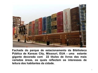 Fachada do parque de estacionamento da Bibilioteca Pública de Kansas City, Missouri, EUA - uma  estante gigante decorada com  22 títulos de livros das mais variadas áreas, os quais reflectem os interesses de leitura dos habitantes da cidade. 
