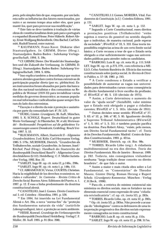 Revista de Informação Legislativa258
posta, pelo simples fato de que, enquanto, por um lado,
esta sofre as influências dos fatores mencionados, por
outro e ao mesmo tempo atua sobre eles, quer para
mantê-los, quer para provocar sua modificação”.
32
Este fato se deve também à tradução de várias
obras de constitucionalistas deste país para o português
e o espanhol (Konrad Hesse, Peter Häberle, Robert Ale-
xy, Ernst-Wolfgang Böckenförde, Otto Bachof, Carl Sch-
mitt, Rudolf Smend, entre outros).
33
KAUFMANN, Franz-Xaver. Diskurse über
Staatsaufgaben. In: GRIMM, Dieter (Hrsg.).
Staatsaufgaben, Baden-Baden : Suhrkamp Verlags-
gesellschaft, 1994. S. 28s.
34
Cf. GRIMM, Dieter. Der Wandel der Staatsaufga-
ben und die Zukunft der Verfassung. In: GRIMM, D.
(Hrsg.). Staatsaufgaben, Baden-Baden : Suhrkamp Ver-
lagsgesellschaft, 1994. S. 626s.
35
Isso explica também a desconfiança que muitos
autores alemães guardam contra formas extensivas de
participação popular direta (por ex.: plebiscitos). Es-
ses instrumentos foram abusados por parte das banca-
das dos nacional-socialistas e dos comunistas na Re-
pública de Weimar (1919-33) para inviabilizar várias
medidas do governo democrático; as massas popula-
res mal informadas e radicalizadas quase sempre fica-
ram do lado dos extremistas.
36
Exceção é o direito da mãe à proteção e assistên-
cia por parte da comunidade (art. 6º, IV, LF).
37
DÜRIG, Günter. Grundgesetz, 30. Aufl., München,
1993. S. X; SCHOLZ, Rupert. Deutschland in guter
Werte-Verfassung?. In: Fikentscher, W. et alii,Wertewan-
del – Rechtswandel: Perspektiven auf die gefährdeten Vo-
raussetzungenunsererDemokratie, Gräfeling : Resch Ver-
lag, 1997. S. 53.
38
BLECKMANN, Albert.Staatsrecht II – Allgemeine
Grundrechtslehren. 2.ed. Köln: Carl Heymanns Verlag,
1985. S. 179s.; MURSWIEK, Dietrich. “Grundrechte als
Teilhaberechte, soziale Grundrechte, In: Isensee, Josef/
Kirchof, Paul (Hrsg.). Handbuch des Staatsrechts der
Bundesrepublik Deutschland. Band V – Allgemeine Grun-
drechtslehren (§ 112), Heidelberg : C. F. Müller Juristis-
cher Verlag, 1992, Rnr. 22.
39
SARLET, Ingo W. op. cit. nota 12, p.146s., 298s.
40
SARLET, Ingo W. op. cit. nota 1, p. 148s. 151.
41
Cf. ABRAMOVICH, Victor, COURTIS,Christian.
Hacia la exigibilidad de los derechos económicos, so-
ciales e culturales”. In: Contextos – Revista Critica de
Derecho Social. Buenos Aires: Editiones del Puerto, n. 1,
1997. p. 12. É essa a linha predominante da doutrina
constitucional alemã.
42
CANOTILHO, José J. Gomes. Direito Constitucio-
nal. 5. ed. Coimbra : Almedina, 1991. p. 526.
43
Em 1994, foi inserido na Lei Fundamental
Alemã o Art. 20a, a nova “norma-fim” da “proteção
dos fundamentos naturais da vida” (natürliche
Lebensgrundlagen), isto é, a proteção ao meio ambiente.
44
HESSE, Konrad. Grundzüge des Verfassungsrechts
derBundesrepublikDeutschland. Heidelberg : Verlag C. F.
Müller, 20. Aufl. 1995. p. 91 (Rnr. 208).
45
CANOTILHO,J.J.Gomes,MOREIRA, Vital. Fun-
damentos da Constituição, [s.l.] : Coimbra Editora, 1991.
p. 131.
46
SARLET, Ingo W. op. cit. nota 1, p. 152.
47
Segundo a Corte Constitucional, esses direitos
a prestações positivas (Teilhaberechte) “estão
sujeitos à reserva do possível no sentido daquilo
que o indivíduo, de maneira racional, pode esperar
da sociedade”; BVerfGE nº 33, S. 333. Essa teoria im-
possibilita exigências acima de um certo limite social
básico; a Corte recusou a tese de que o Estado seria
obrigado a criar suficientemente vagas nas universi-
dades públicas para atender todos os candidatos.
48
BARROSO, Luís R. op. cit. nota 16, p. 111; SAR-
LET, Ingo W. op. cit. p.273, 279., com referência a ME-
LLO, Celso Antônio Bandeira de. Eficácia das normas
constitucionais sobre justiça social, In: Revista de Direi-
to Publico, n. 57–58, 1981. p. 245.
49
A Corte condenou o Estado a verificar a
possibilidade de aumentar as vagas nas universi-
dades para determinados cursos como conseqüência
do direito fundamental à livre escolha da profissão;
cf. BVerfGE nº 40, S. 133 (decisão de 1975).
50
Assim, a Corte determinou o aumento do
valor da “ajuda social“ (Sozialhilfe), valor mínimo
que o Estado está obrigado a pagar a cidadãos
carentes; BVerfGE nº 1, S. 161s. (decisão de 1951).
51
Outras decisões nesse sentido: BVerfGE nº 27,
S. 63; nº 52, p. 346; nº 82, S. 85. Igualmente decidiu
o Supremo Tribunal Administrativo (BVerwGE
nº 1, S. 161; nº 5, S. 31); é também posição pacífica
na doutrina. Para Robert Alexy, “existe, pelo menos,
um Direito Social Fundamental tácito”; cf. Teoria
de los Derechos Fundamentales. Madrid : Centro de Estu-
dios Constitucionales, 1993. p. 421ss.
52
MURSWIEK, Dietrich, op. cit. Rnr. 98s.
53
TORRES, Ricardo Lôbo (org.). A cidadania
multidimensional na era dos direitos. Teoria dos
Direitos Fundamentais. Rio de Janeiro : Renovar, 1999.
p. 262. Todavia, não conseguimos vislumbrar
nenhuma “larga tradição desse conceito no direito
brasileiro“, de que fala o autor.
54
Assim a maior e mais citada obra sobre a Lei
Fundamental, os “Comentários“ de Theodor
Maunz, Günter Dürig, Roman Herzog e Rupert
Scholz. (Grundgesetz-Kommentar, München : Verlag
C.H.Beck, 1998).
55
Para ele, a retórica do mínimo existencial não
minimiza os direitos sociais, mas os fortalece na sua
dimensão essencial como expressão de uma “cidada-
nia reivindicatória”; cf. op. cit. (nota 52), p. 263s.
56
TORRES, Ricardo Lôbo, op. cit. nota 52, p. 282s.
57
Op. cit. (nota 52), p. 283ss. Não procede a acusa-
ção do “ideologismo” contra os defensores de uma in-
terpretação progressiva dos direitos sociais expressa-
mente consagrados no texto constitucional.
58
BARROSO, Luís R. op. cit. nota 16, p. 155s.
59
SARLET, Ingo W. op. cit. nota 12, p. 298, 317ss.
 