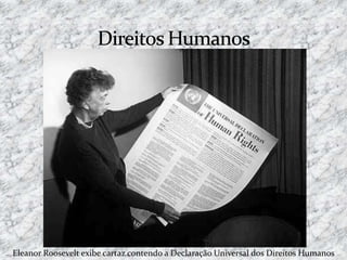 Eleanor Roosevelt exibe cartaz contendo a Declaração Universal dos Direitos Humanos
 