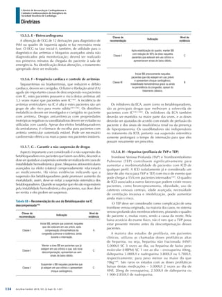 Arq Bras Cardiol: 2013; 101, (2 Supl. 3): 1-221
Diretrizes
I Diretriz de Ressuscitação Cardiopulmonar e
Cuidados Cardiovasculares de Emergência da
Sociedade Brasileira de Cardiologia
13.5.5. E - Eletrocardiograma
A obtenção de ECG de 12 derivações para diagnóstico de
IAM ou quadro de isquemia aguda se faz necessária nesta
fase. O ECG na fase inicial é, também, de utilidade para o
diagnóstico das arritmias e bloqueios avançados ainda não
diagnosticados pela monitorização; deverá ser realizado
nos primeiros minutos da chegada do paciente à sala de
emergência. Na identificação destas alterações, o tratamento
apropriado deve ser realizado.
13.5.6. F - Frequência cardíaca e controle de arritmias
Taquiarritmias ou bradiarritmias, que reduzem o débito
cardíaco, devem ser corrigidas. O flutter e fibrilação atrial (FA)
aguda são importantes causas de descompensão nos pacientes
com IC, estes pacientes possuem o risco destas arritmias até
3,5 vezes maior que pacientes sem IC1460
. A incidência de
arritmias ventriculares na IC é alta e estes pacientes são um
grupo de alto risco para morte súbita1461,1462
. Os distúrbios
metabólicos devem ser investigados e corrigidos no paciente
com arritmia. Drogas antiarrítmicas com propriedades
inotrópicas negativas ou vasodilatadoras devem ser evitadas ou
utilizadas com cautela. Apesar dos efeitos betabloqueadores
da amiodarona, é o fármaco de escolha para pacientes com
arritmia ventricular sustentada estável. Pode ser necessário
cardioversão elétrica ou marca-passo nos pacientes instáveis.
13.5.7. G – Garantir a não suspensão de drogas
Aspecto importante a ser considerado é a não suspensão dos
betabloqueadores nos pacientes que fazem uso deles, devendo a
doseserajustadaeasuspensãosomenteserrealizadaemcasosde
instabilidade hemodinâmica grave, bloqueios atrioventriculares
avançados ou efeito colateral comprovadamente relacionado
ao medicamento. Há várias evidências indicando que a
suspensão dos betabloqueadores pode promover aumento da
mortalidade, assim, deve-se evitar a suspensão sistemática dos
betabloqueadores.Quandosesuspeitarqueelessãoresponsáveis
pela instabilidade hemodinâmica dos pacientes, sua dose deve
ser revista e eles podem ser suspensos.
Tabela 68 – Recomendação do uso do Betabloqueador na IC
descompensada1452
Classe de
recomendação
Indicação
Nível de
evidência
Classe I
Iniciar BB, sempre que possível, naqueles
que não estavam em uso prévio, após
compensação clínica/melhora da
congestão pulmonar e sistêmica, ainda
durante a internação.
A
Classe I
Manter a dose BB em pacientes que já
estejam em uso crônico e que, sob nova
descompensação, apresentam-se sem
sinais de baixo débito.
C
Classe I
Suspender o BB naqueles pacientes que
já estejam em uso crônico e apresentam
choque cardiogênico.
C
Classe de
recomendação
Indicação
Nível de
evidência
Classe I
Após estabilização do quadro, manter BB
com redução de 50% da dose naqueles
pacientes que estavam em uso crônico e
apresentavam sinais de baixo débito.
C
Classe III
Iniciar BB precocemente naqueles
pacientes que não estejam em uso prévio
e apresentam choque cardiogênico,
instabilidade hemodinâmica grave ou ainda
na persistência da congestão, apesar do
tratamento clássico.
B
Os inibidores da ECA, assim como os betabloqueadores,
são as principais drogas que melhoram a sobrevida de
pacientes com IC1463,1464
. Os inibidores da ECA também
deverão ser mantidos na maior parte das vezes, e as doses
deverão ser ajustadas de acordo com estado de perfusão do
paciente e dos sinais de insuficiência renal ou da presença
de hiperpotassemia. Os vasodilatadores são indispensáveis
no tratamento da ICD, portanto sua suspensão sistemática
somente prolongará o tempo de internação para que eles
possam novamente ser prescritos.
13.5.8. H - Heparina (profilaxia de TVP e TEP)
Trombose Venosa Profunda (TVP) e Tromboembolismo
Pulmonar (TEP) contribuem significativamente para
aumentar a morbimortalidade de pacientes com ICD de
qualquer perfil. A ICD isoladamente já e considerada um
fator de alto risco para TVP e TEP, com risco de evento que
pode chegar a 15% em pacientes internados1465
. O quadro
de ICD associado a outros fatores que podem existir nesses
pacientes, como broncopneumonia, obesidade, uso de
cateteres venosos centrais, idade avançada, necessidade
de ventilação invasiva e imobilização, pode aumentar
ainda mais o risco.
O TEP deve ser considerado como complicação de uma
trombose venosa originada, na maioria dos casos, no sistema
venoso profundo dos membros inferiores, piorando o quadro
do paciente e, muitas vezes, sendo a causa da morte. Pela
baixa acurácia do exame físico, não é raro que a TVP possa
estar presente mesmo antes da descompensação desses
pacientes.
A maioria dos estudos de profilaxia, em pacientes
clínicos, utilizou as chamadas doses profiláticas altas
de heparina, ou seja, heparina não fracionada (HNF)
5.000UI SC 3 vezes ao dia, ou heparina de baixo peso
molecular (HBPM) SC 1 vez ao dia – enoxaparina 40mg,
dalteparina 5.000UI e nadroparina 3.800UI ou 5.700UI,
respectivamente, para peso menor ou maior do que
70kg1466
. São raros os estudos com as doses profiláticas
baixas destas medicações – 5.000UI 2 vezes ao dia de
HNF, 20mg de enoxaparina, 2.500UI de dalteparina ou
1.900-2.850UI de nadroparina.
134
 