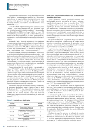 Arq Bras Cardiol: 2013; 101, (2 Supl. 3): 1-221
Diretrizes
I Diretriz de Ressuscitação Cardiopulmonar e
Cuidados Cardiovasculares de Emergência da
Sociedade Brasileira de Cardiologia
Alguns estudos compararam o uso de desfibriladores com
onda bifásica e monofásica para desfibrilação e detectaram
equivalência ou superioridade dos dispositivos de onda
bifásica, sendo que, com este tipo de dispositivo, a carga
de energia é menor, o que estaria associado à menor lesão
miocárdica148,323-325
.
O estudo ORCA - Optimized Response to Cardiac Arrest
- avaliou 115 pacientes randomizados para receberem carga
de 150J bifásicos ou 200 a 360J monofásicos159
. Neste estudo,
a probabilidade de RCE com choque bifásico foi maior (76
contra 54% dos pacientes). Apesar de não haver diferença em
termos de alta hospitalar, entre os pacientes que tiveram alta,
o prognóstico cerebral foi melhor no grupo da desfibrilação
bifásica.
No estudo ORBIT, do qual participaram 169 pacientes
com parada cardíaca extra-hospitalar, choques bifásicos
(escalonados 120, 150 ou 200J) foram mais eficazes que os
monofásicos (escalonados 200, 300 ou 360J) para restauração
de ritmo, sem efeitos no RCE (47% em ambos os grupos) ou
sobre a alta hospitalar (9% e 7%, respectivamente)326
.
No estudo TIMBER - Transthoracic Incremental Monophasic
versus Biphasic defibrillation by Emergency Responders - 168
pacientes foram randomizados para receberem desfibrilação
bifásica ou monofásica, ambas com a mesma dose de energia:
200J, seguidos de choques subsequentes de 200 e 360J,
caso necessário150.
Não houve diferença significativa entre os
grupos no que diz respeito à reversão para ritmo organizado,
mortalidade ou desfechos neurológicos150
.
Quanto à dose ideal de energia bifásica a ser aplicada, o
estudo BIPHASIC327
avaliou desfibrilação de baixa energia
contra alta energia bifásica em série de 221 pacientes.
Observou-se que os pacientes que necessitaram de múltiplos
choques tiveram maior probabilidade de sucesso quando se
utilizaram doses mais altas. A frequência de pacientes que
reverteram o ritmo após o primeiro choque foi semelhante
nos dois grupos (37 e 38%). Não houve diferenças quanto
a eventos adversos como elevação de enzimas cardíacas e
disfunção sistólica de ventrículo esquerdo.
Recomenda-se manter as compressões torácicas enquanto
se prepara o desfibrilador para o choque (Classe I, Nível
de Evidência B)328,329
. Não há evidência suficiente para
recomendar atraso no primeiro choque para realização
de RCP por 1,5 a três minutos (classe IIb, nível de
evidência B), devendo-se realizar a desfibrilação assim que
possível102,103,330,331
.
Tabela 17 – Orientação para desfibrilação
Classe de
recomendação
Indicações
Nível de
evidência
Classe I
Choque bifásico seguindo as
recomendações do fabricante.
B
Classe IIb
Choque bifásico com carga máxima,
se desconhecidas as orientações do
fabricante.
C
Classe I
Realizar RCP enquanto se prepara a
desfibrilação.
B
Classe IIb
Atrasar desfibrilação para realizar RCP
por 2 minutos.
B
Medicações para a Fibrilação Ventricular ou Taquicardia
Ventricular sem Pulso
Após o primeiro choque, preferencialmente com
desfibrilador bifásico, procede-se RCP por 2 minutos,
seguida de checagem de ritmo no monitor. Se a FV/TV
persistir, procede-se a um novo choque de alta energia,
seguido por RCP durante 2 minutos. O momento ótimo
para administrar o vasopressor não tem sido estabelecido,
devendo-se considerar seu início após o estabelecimento do
acesso venoso. A administração precoce poderia otimizar o
fluxo sanguíneo miocárdico antes do próximo choque. Há
evidências sugerindo que o início precoce das drogas melhore
o prognóstico225,295,296
.
Em qualquer ritmo de PCR, a primeira droga a ser utilizada
deve ser um vasopressor. Embora o nível de evidência seja
limitado, recomenda-se administração de adrenalina 1mg a
cada três a cinco minutos332
sendo aceitável a administração
da primeira dose no segundo ciclo de RCP.
A primeira ou segunda dose de adrenalina pode ser
substituída por vasopressina 40U. Embora não haja evidência
clara sobre o papel dessa abordagem, existe um único ensaio
clínico randomizado que encontrou maiores taxas de RCE e
sobrevida em 24 horas com a vasopressina em comparação
com a adrenalina333
, resultado este não confirmado em
ensaios clínicos subsequentes e em metanálise334-336
. Estudo
multicêntrico com 1442 pacientes não demonstrou desfechos
favoráveis na combinação de vasopressina com adrenalina,
em comparação ao uso isolado da adrenalina isoladamente337
.
Caso haja persistência de FV ou TVSP, apesar da RCP,
desfibrilação e vasopressor, indica-se um antiarrítmico,
podendo este ser amiodarona (antiarrítmico de escolha) ou
lidocaína. A amiodarona (Classe IIb, Nível de Evidência A),
um antiarrítmico classe III de Vaughan-Williams, é a droga
antiarrítmica de primeira escolha que deve ser considerada no
tratamento da FV/TVSP refratária após a droga vasopressora
e nova desfibrilação. Com amiodarona, foi demonstrado
aumento do RCE e sobrevida a admissão hospitalar em adultos
com FV/TVSP refratária (ARREST Trial)295
.
Na ausência de amiodarona, deve ser administrada
lidocaína. Na comparação entre amiodarona e lidocaína, a
primeira foi superior em termos de admisão hospitalar (23%
versus 12% da lidocaína, Razão de Chances 2,17, IC 95%
1,21-3,83) (ALIVE Trial)296
.
A amiodarona pode reduzir a recorrência de arritmias
ventriculares em mais de 50% dos pacientes, devendo ser
administrada por pelo menos 24 horas após o RCE, em bomba
de infusão contínua. A dose é de 900mg em 24 horas (360mg
nas primeiras seis horas; e, então, 540mg por 18 horas).
Caso não tenha sido administrada amiodarona durante a
PCR, deve-se fazer dose de ataque de 150mg em 10 a 20
minutos, seguida da dose em infusão contínua. A manutenção
da infusão além das 24 horas iniciais deve ser decidida pela
equipe de especialistas338,339
.
O sulfato de magnésio não deve ser utilizado de maneira
rotineira no tratamento da PCR. Estudos observacionais
demonstram benefício do uso de sulfato de magnésio para
FV ou TVSP associada ao prolongamento do intervalo QT
por drogas ou TV polimórfica do tipo torção das pontas340
.
26
 