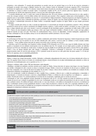 •
•
•
•
•
•
•
•
•
•
•
•
•
•
•
sedentários e não aclimatados. É causada pela permanência na posição ereta por um período longo ou no fim de um exercício extenuante e
prolongado na posição ereta porque a dilatação máxima dos vasos cutâneos resulta em diminuição da pressão sanguínea (PS) e fornecimento
insuficiente de oxigênio para o cérebro. Os sintomas variam desde tontura até perda de consciência; entretanto, a recuperação é rápida uma vez que
os indivíduos se sentem ou deitem na posição supina. A recuperação completa da PS e da FC estáveis pode levar algumas horas. Consulte o
posicionamento do ACSM sobre hipertermia durante o exercício para obter informações adicionais. 6
A exaustão induzida pelo calor é o modo mais comum de hipertermia séria. Ela ocorre durante a atividade física/exercício no calor, quando o
corpo não consegue sustentar o nível de débito cardíaco (Q˙) necessário para sustentar o fluxo sanguíneo cutâneo para a termorregulação e o fluxo
sanguíneo para as necessidades metabólicas do exercício. É caracterizada por fadiga proeminente e fraqueza progressiva sem hipertermia grave. Os
fluidos orais são melhores para a reidratação de indivíduos conscientes, capazes de engolir e que não estejam perdendo fluidos (i.e. , vomitando ou
com diarreia). A administração intravenosa de fluidos facilita a recuperação daqueles incapazes de ingerir fluidos ou que estejam gravemente
desidratados.
O colapso causado pelo esforço no calor é causado por hipertermia e é caracterizado por elevação da temperatura corporal (> 40°C), disfunção
profunda do sistema nervoso central e insuficiência de múltiplos sistemas orgânicos, e pode resultar em delírio, convulsões ou coma. O maior risco
para o colapso induzido pelo calor ocorre durante o exercício prolongado de alta intensidade quando a temperatura de bulbo úmido (TBU) excede
28°C. Trata-se de uma emergência médica que ameaça a vida e que requer resfriamento imediato e eficiente de todo o corpo com água gelada e
terapia de imersão em água com gelo. Nível baixo de condicionamento físico, excesso de adiposidade, vestuário inadequado, equipamentos de
proteção, aclimatação ao calor incompleta, doença ou uso de medicamentos também aumentam o risco de colapso.
Prescriçãodeexercício
Os profissionais de Educação Física podem utilizar os padrões estabelecidos pelo Instituto Nacional de Segurança e Saúde Ocupacional para definir
os níveis de TBU em que há aumento do risco de lesão induzida pelo calor, porém o exercício pode ser realizado se forem tomadas medidas
preventivas. 81 Essas medidas incluem intervalos de repouso necessários entre os períodos de exercício.
Indivíduos cuja Ex Rx especifique uma frequência cardíaca desejada (FCD) alcançarão essa FCD em uma carga de trabalho absoluta mais baixa
quando se exercitarem em um ambiente morno/quente versus um ambiente mais frio. Por exemplo, em um tempo quente ou úmido, um indivíduo
alcançará sua FCD com velocidade de corrida menor. Aredução da carga de trabalho de um indivíduo para manter a mesma FCD no calor ajudará a
reduzir o risco de doença induzida pelo calor durante a aclimatação. Conforme a aclimatação se desenvolve, será necessária intensidade
progressivamente maior de exercício para alcançar a FCD. A primeira sessão de exercício no calor pode durar tão pouco quanto 5 a 10 min por
motivos de segurança, mas ser aumentada gradualmente.
Desenvolvimentodeumplanopersonalizado
Adultos e crianças que estejam descansados, nutridos, hidratados e aclimatados adequadamente têm menor risco de doença induzida pelo esforço no
calor. Os seguintes fatores devem ser levados em consideração durante o desenvolvimento de um plano individualizado para minimizar os efeitos da
hipertermia e da desidratação junto com as questões no Boxe 8.5 : 26
• Monitore o ambiente: utilize o índice TBU para determinar a ação adequada
• Modifique a atividade em ambientes extremos: permita acesso amplo aos fluidos, forneça intervalos de repouso mais longos e/ou mais frequentes
para facilitar a dissipação de calor e encurte ou atrase os momentos de jogos. Realize o exercício em momentos do dia em que as condições serão
mais frias comparadas com o meio do dia (início da manhã, fim da tarde). Crianças e idosos devem modificar suas atividades em condições de altas
temperaturas ambientais acompanhadas por alta umidade (Boxe 8.6 )
• Leve em consideração o estado de aclimatação ao calor, a aptidão física, a nutrição, a falta de sono e a idade dos participantes; a intensidade, o
tempo/duração e o momento do dia para o exercício; a disponibilidade de fluidos e a reflexão do calor na superfície a ser utilizada (i.e. , grama vs.
asfalto). Permita pelo menos 3 h e preferencialmente 6 h de intervalo de recuperação e reidratação entre as sessões de exercício
• Aclimatação ao calor: essas adaptações incluem diminuição da temperatura retal, da FC e do PSE; aumento do tempo de tolerância ao exercício;
aumento da taxa de suor e redução na quantidade de sal no suor. Aaclimatação resulta em: (a) melhora da transferência de calor do centro do corpo
para o ambiente externo; (b) melhora da função cardiovascular; (c) suor mais eficiente; e (d) melhora no desempenho do exercício e na tolerância ao
calor. A aclimatação sazonal ocorrerá gradualmente durante os meses finais da primavera e iniciais do verão com a exposição sedentária ao calor.
Entretanto, esse processo pode ser facilitado por um programa estruturado de exercício moderado no calor ao longo de 10 a 14 dias para estimular as
adaptações às temperaturas ambientais mais quentes
Boxe 8.5 Questões para avaliar a prontidão para o exercício em um ambiente quente. 10
Os adultos devemse perguntaras seguintes questões para avaliara prontidãopara oexercícioemumambiente quente. Deve sertomada açãocorretiva se forrespondido“não”a qualquerquestão.
Eudesenvolviumplanopara evitardesidrataçãoe hipertermia?
Euestouaclimatadopeloaumentogradualda duraçãoda intensidade doexercíciopor10a 14d?
Eulimitooexercíciointensoàs horas mais frescas dodia (noinícioda manhã)?
Euevitoperíodos de aquecimentolongos emdias quentes e úmidos?
Quandotreinoaoarlivre, conheçoonde os fluidos estãooucarregogarrafas d’água nocintoouna mochila?
Euconheçoa minha taxa de suore a quantidade de fluidos que devobeberpara repora perda de pesocorporal?
Essa manhã omeupesocorporalvariava menos de 1%domeupesocorporalmédio?
Meuvolume de urina de 24hé abundante?
A corda minha urina é “amarelo-clara”outem“corde palha”?
Quandocalore umidade estãoaltos eureduzominhas expectativas, oritmodomeuexercício, a distância e/oua duraçãodotrabalhoouda corrida?
Euvistoroupas largas, porosas e leves?
Euconheçosinais e sintomas de exaustão, colapso, síncope e cãibras induzidos peloesforçofeitonocalor(Tabela 8.4)?
Eume exercitocomumparceiroe forneçoinformações sobre sua aparência física?
Euconsumoquantidade adequada de salemminha dieta?
Euevitooureduzoexercícionocalorse tive perda de sono, doença infecciosa, febre, diarreia, vômitos, privaçãode carboidratos, alguns medicamentos, álcoolouabusode drogas ilícitas?
Boxe 8.6 Modificações das atividades para crianças.
 