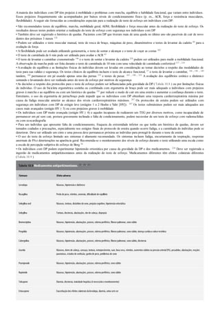 Amaioria dos indivíduos com DP têm prejuízo à mobilidade e problemas com marcha, equilíbrio e habilidade funcional, que variam entre indivíduos.
Esses prejuízos frequentemente são acompanhados por baixos níveis de condicionamento físico (p. ex., ACR, força e resistência musculares,
flexibilidade). A seguir são fornecidas as considerações especiais para a realização de teste de esforço em indivíduos com DP:
• São recomendados testes de equilíbrio, marcha, mobilidade geral, ADM, flexibilidade e força muscular antes da realização do teste de esforço. Os
resultados desses testes podem orientar a realização do teste de esforço com segurança nos indivíduos com DP
• Também deve ser registrado o histórico de quedas. Pacientes com DP que tiveram mais de uma queda no último ano são passíveis de cair de novo
dentro dos próximos 3 meses 126
• Podem ser utilizados o teste muscular manual, teste de rosca de braço, máquinas de peso, dinamômetros e testes de levantar da cadeira 89 para a
avaliação de força
• A flexibilidade pode ser avaliada utilizando goniometria, o teste de sentar e alcançar e o teste de coçar as costas 202
• O teste de caminhada de 6 min pode ser utilizado para avaliar a ACR 63
• O teste de levantar e caminhar cronometrado 146 e o teste de sentar e levantar da cadeira 228 podem ser utilizados para medir a mobilidade funcional.
A observação da marcha pode ser feita durante o teste de caminhada de 10 min com uma velocidade de caminhada confortável 127 , 218
• A avaliação do equilíbrio e as limitações físicas do indivíduo devem ser levadas em consideração ao tomar decisões a respeito das modalidades de
teste para sua validez e segurança. Os testes clínicos de equilíbrio incluem o teste de alcance funcional, 57 o teste de levantar e caminhar, 146 , 148 , 149
tandem, 180 permanecer em pé usando apenas uma das pernas 233 e testes de puxar. 163 , 180 , 233 A avaliação dos equilíbrios estático e dinâmico
sentando e levantando deve ser realizada antes do teste de esforço por motivos de segurança
•As decisões a respeito dos protocolos para o teste de esforço podem ser influenciadas pela gravidade da DP (Tabela 10.8 ) ou por limitações físicas
do indivíduo. O uso de bicicleta ergométrica sozinha ou combinada com ergometria de braço pode ser mais adequado a indivíduos com prejuízos
graves à marcha e ao equilíbrio ou com um histórico de quedas 192 por reduzir o medo de cair em uma esteira e aumentar a confiança durante o teste.
Entretanto, o uso da ergometria de perna/braço pode impedir que os indivíduos com DP obtenham uma resposta cardiorrespiratória máxima por
causa da fadiga muscular anterior ao alcance dos níveis cardiorrespiratórios máximos. 267 Os protocolos de esteira podem ser utilizados com
segurança em indivíduos com DP de estágio leve (estágios 1 a 2 Hoehn e Yahr [HY]). 267 Os testes submáximos podem ser mais adequados aos
casos mais avançados (estágio HY ≥ 3) ou com prejuízos graves à mobilidade
• Os indivíduos com DP muito avançada (estágio HY ≥ 4) e aqueles incapazes de realizarem um TEG por diversos motivos, como incapacidade de
permanecer em pé sem cair, postura gravemente inclinada e falta de condicionamento, podem necessitar de um teste de esforço com radionuclídios
ou com ecocardiografia
• Para um indivíduo que apresente falta de condicionamento, fraqueza da extremidade inferior ou que tenha um histórico de quedas, devem ser
tomados cuidados e precauções, especialmente nos estágios finais do protocolo de esteira quando ocorre fadiga, e a caminhada do indivíduo pode se
deteriorar. Deve ser utilizado um cinto e uma pessoa deve permanecer próxima ao indivíduo para protegê-lo durante o teste de esteira
• O uso do teste de esforço limitado aos sintomas é altamente recomendado. Os sintomas incluem fadiga, encurtamento da respiração, respostas
anormais de PAe deteriorações na aparência geral. Recomenda-se o monitoramento dos níveis de esforço durante o teste utilizando uma escala como
a escala de percepção subjetiva do esforço de Borg 26
• Os indivíduos com DP podem experimentar hipotensão ortostática por causa da gravidade da DP e dos medicamentos. 234 Deve ser registrada a
ingestão de medicamentos antiparkinsonianos antes da realização do teste de esforço. Medicamentos diferentes têm efeitos colaterais diferentes
(Tabela 10.9 )
Tabela 10.9 Medicamentos antiparkinsonianos. 118 , 198 , 234
Fármaco Efeito adverso
Levodopa Náuseas, hipotensãoe diaforese
Rasagilina Perda de peso, vômitos, anorexia, dificuldade de equilíbrio
Selegilina oral Náuseas, tontura, distúrbios dosono, prejuízocognitivo, hipotensãoortostática
Selegilina Tontura, discinesia, alucinações, dorde cabeça, dispepsia
Bromocriptina Náuseas, hipotensão, alucinações, psicose, edema periférico, fibrose pulmonar, sonosúbito
Pergolida Náuseas, hipotensão, alucinações, psicose, edema periférico, fibrose pulmonar, sonosúbito, doença cardíaca valvarrestritiva
Cabergolina Náuseas, hipotensão, alucinações, psicose, edema periférico, fibrose pulmonar, sonosúbito, discinesia
Lisurida Náuseas, dores de cabeça, cansaço, tontura, entorpecimento, suor, boca seca, vômitos, aumentos súbitos na pressãoarterial(PA), pesadelos, alucinações, reações
paranoicas, estados de confusão, ganhode peso, problemas de sono
Pramipexole Náuseas, hipotensão, alucinações, psicose, edema periférico, sonosúbito
Ropinirole Náuseas, hipotensão, alucinações, psicose, edema periférico, sonosúbito
Tolcapone Diarreia, discinesia, toxicidade hepática (é necessárioomonitoramento)
Entacapone Exacerbaçãodos efeitos colaterais da levodopa, diarreia, urina semcor
 
