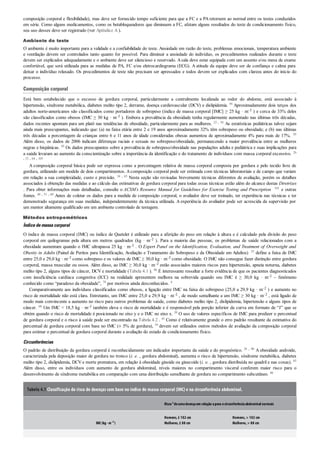 composição corporal e flexibilidade), mas deve ser fornecido tempo suficiente para que a FC e a PAretornem ao normal entre os testes conduzidos
em série. Como alguns medicamentos, como os betabloqueadores que diminuem a FC, afetam alguns resultados do teste de condicionamento físico,
seu uso desses deve ser registrado (ver Apêndice A ).
Ambiente do teste
O ambiente é muito importante para a validade e a confiabilidade do teste. Ansiedade em razão do teste, problemas emocionais, temperatura ambiente
e ventilação devem ser controlados tanto quanto for possível. Para diminuir a ansiedade do indivíduo, os procedimentos realizados durante o teste
devem ser explicados adequadamente e o ambiente deve ser silencioso e reservado. Asala deve estar equipada com um assento e/ou mesa de exame
confortável, que será utilizada para as medidas de PA, FC e/ou eletrocardiograma (ECG). A atitude da equipe deve ser de confiança e calma para
deixar o indivíduo relaxado. Os procedimentos de teste não precisam ser apressados e todos devem ser explicados com clareza antes do início do
processo.
Composição corporal
Está bem estabelecido que o excesso de gordura corporal, particularmente a centralmente localizada ao redor do abdome, está associado à
hipertensão, síndrome metabólica, diabetes melito tipo 2, derrame, doença cardiovascular (DCV) e dislipidemia. 95 Aproximadamente dois terços dos
adultos norte-americanos são classificados como portadores de sobrepeso (índice de massa corporal [IMC] ≥ 25 kg · m–2 ) e cerca de 33% deles
são classificados como obesos (IMC ≥ 30 kg · m–2 ). Embora a prevalência da obesidade tenha regularmente aumentado nas últimas três décadas,
dados recentes apontam para um platô nas tendências de obesidade, particularmente para as mulheres. 23 , 38 As estatísticas pediátricas talvez sejam
ainda mais preocupantes, indicando que: (a) na faixa etária entre 2 e 19 anos aproximadamente 32% têm sobrepeso ou obesidade; e (b) nas últimas
três décadas a porcentagem de crianças entre 6 e 11 anos de idade consideradas obesas aumentou de aproximadamente 4% para mais de 17%. 95
Além disso, os dados de 2006 indicam diferenças raciais e sexuais no sobrepeso/obesidade, permanecendo a maior prevalência entre as mulheres
negras e hispânicas. 95 Os dados preocupantes sobre a prevalência de sobrepeso/obesidade nas populações adulta e pediátrica e suas implicações para
a saúde levaram ao aumento da conscientização sobre a importância da identificação e do tratamento de indivíduos com massa corporal excessivo. 26
, 33 , 64 , 105
A composição corporal básica pode ser expressa como a porcentagem relativa de massa corporal composta por gordura e pelo tecido livre de
gordura, utilizando um modelo de dois compartimentos. Acomposição corporal pode ser estimada com técnicas laboratoriais e de campo que variam
em relação a sua complexidade, custo e precisão. 34 , 65 Nesta seção são revisadas brevemente técnicas diferentes de avaliação, porém os detalhes
associados à obtenção das medidas e ao cálculo das estimativas de gordura corporal para todas essas técnicas estão além do alcance destas Diretrizes
. Para obter informações mais detalhadas, consulte o ACSM’s Resource Manual for Guidelines for Exercise Testing and Prescription 101 e outras
fontes. 48 , 51 , 60 Antes de coletar os dados para a medida de composição corporal, o avaliador deve ser treinado, ter experiência nas técnicas e ter
demonstrado segurança em suas medidas, independentemente da técnica utilizada. A experiência do avaliador pode ser acrescida da supervisão por
um mentor altamente qualificado em um ambiente controlado de testagem.
Métodos antropométricos
Índicedemassacorporal
O índice de massa corporal (IMC) ou índice de Quetelet é utilizado para a aferição do peso em relação à altura e é calculado pela divisão do peso
corporal em quilogramas pela altura em metros quadrados (kg · m–2 ). Para a maioria das pessoas, os problemas de saúde relacionados com a
obesidade aumentam quando o IMC ultrapassa 25 kg · m–2 . O Expert Panel on the Identification, Evaluation, and Treatment of Overweight and
Obesity in Adults (Painel de Peritos para Identificação, Avaliação e Tratamento do Sobrepeso e da Obesidade em Adultos) 35 define a faixa de IMC
entre 25,0 e 29,0 kg · m–2 como sobrepeso e os valores de IMC ≥ 30,0 kg · m–2 como obesidade. O IMC não consegue fazer distinção entre gordura
corporal, massa muscular ou ossos. Além disso, ao IMC ≥ 30,0 kg · m–2 estão associados maiores riscos para hipertensão, apneia noturna, diabetes
melito tipo 2, alguns tipos de câncer, DCV e mortalidade (Tabela 4.1 ). 86 É interessante ressaltar a forte evidência de que os pacientes diagnosticados
com insuficiência cardíaca congestiva (ICC) na realidade apresentem melhora na sobrevida quando seu IMC é ≥ 30,0 kg · m–2 – fenômeno
conhecido como “paradoxo da obesidade”, 79 por motivos ainda desconhecidos. 4
Comparativamente aos indivíduos classificados como obesos, a ligação entre IMC na faixa do sobrepeso (25,0 a 29,9 kg · m–2 ) e aumento no
risco de mortalidade não está clara. Entretanto, um IMC entre 25,0 a 29,9 kg · m–2 , de modo semelhante a um IMC ≥ 30 kg · m–2 , está ligado de
modo mais convincente a aumento no risco para outros problemas de saúde, como diabetes melito tipo 2, dislipidemia, hipertensão e alguns tipos de
câncer. 68 Um IMC < 18,5 kg · m–2 também eleva o risco de mortalidade e é responsável pela porção inferior da curva em formato de “J” que se
obtém quando o risco de mortalidade é posicionado no eixo y e o IMC no eixo x. 39 O uso de valores específicos de IMC para predizer o percentual
de gordura corporal e o risco à saúde pode ser encontrado na Tabela 4.2 . 41 Como é relativamente grande o erro padrão resultante da estimativa do
percentual de gordura corporal com base no IMC (± 5% de gordura), 34 devem ser utilizados outros métodos de avaliação da composição corporal
para estimar o percentual de gordura corporal durante a avaliação do estado de condicionamento físico.
Circunferências
O padrão de distribuição da gordura corporal é reconhecidamente um indicador importante da saúde e do prognóstico. 28 , 90 A obesidade androide,
caracterizada pela deposição maior de gordura no tronco (i. e. , gordura abdominal), aumenta o risco de hipertensão, síndrome metabólica, diabetes
melito tipo 2, dislipidemia, DCV e morte prematura, em relação à obesidade ginoide ou ginecoide (i. e. , gordura distribuída no quadril e nas coxas). 85
Além disso, entre os indivíduos com aumento de gordura abdominal, níveis maiores no compartimento visceral conferem maior risco para o
desenvolvimento de síndrome metabólica em comparação com uma distribuição semelhante de gordura no compartimento subcutâneo. 40
Tabela 4.1 Classificação do risco de doenças com base no índice de massa corporal (IMC) e na circunferência abdominal.
Risco a
deumadoençaem relação apeso ecircunferênciaabdominalnormais
IMC(kg ·m–2
)
Homens,£ 102 cm
Mulheres,£ 88 cm
Homens,> 102 cm
Mulheres,> 88 cm
 