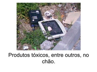 Produtos tóxicos, entre outros, no chão. 