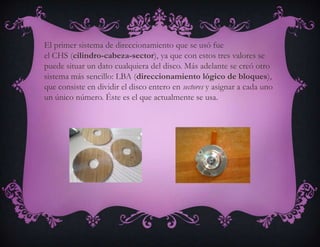 Otras características son:Caché de pista: Es una memoria tipo Flash dentro del disco duro.Interfaz: Medio de comunicación entre el disco duro y la computadora. Puede ser IDE/ATA, SCSI, SATA, USB, Firewire, Serial Attached SCSILandz: Zona sobre las que aparcan las cabezas una vez se apaga la computadora.