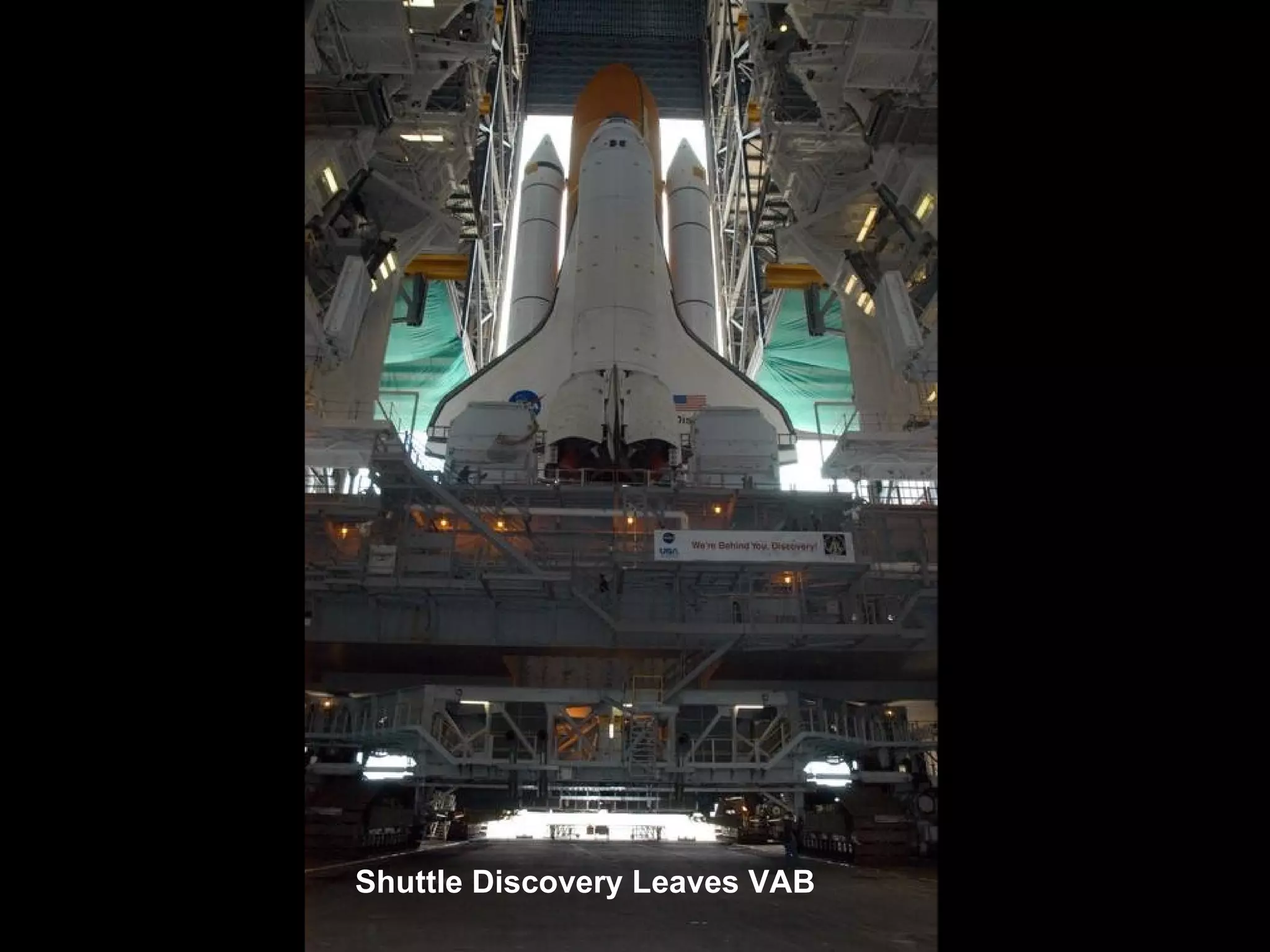 Shuttle Discovery Leaves VAB