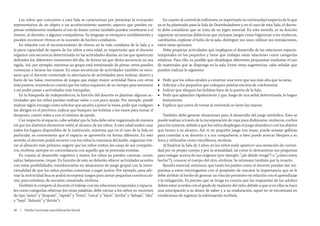 Los niños que concurren a esta Sala se caracterizan por presentar la evocación                   En cuanto al control de esfínteres, es importante la continuidad respecto de lo que
representativa de un objeto o un acontecimiento ausente, aspecto que pueden ex-                   ya se ha planteado para la Sala de Deambuladores y, en el caso de esta Sala, el docen-
presar verbalmente mediante el uso de frases cortas; también pueden nombrarse a sí                te debe considerar que se trata de un logro esencial. En este sentido, es su función
mismo, al docente, a algunos compañeros. Su lenguaje se enriquece notablemente y                  organizar secuencias didácticas que incluyan juegos como higienizar a los muñecos,
pueden reconocer ritmos en la sucesión de hechos cotidianos.                                      cambiarlos, explorar el baño de la sala, distinguir sus usos, utilizar sus instalaciones,
    En relación con el reconocimiento de ritmos en la vida cotidiana de la Sala y a               entre otras opciones.
la poca capacidad de espera de los niños a esta edad, es importante que el docente                   Debe propiciar actividades que impliquen el desarrollo de las relaciones espacio-
organice una secuencia determinada en las actividades diarias, en las que aparezcan               temporales en los pequeños y tiene que trabajar estas relaciones como categorías
definidos los diferentes momentos del día, de forma tal que dicha secuencia no sea                relativas. Para ello, es posible que despliegue diferentes propuestas mediante el uso
rígida. Así, por ejemplo, mientras un grupo está terminando de pintar, otros pueden               de materiales que se disponga en la sala. Entre otras sugerencias, cabe señalar que
comenzar a lavarse las manos. En estas secuencias de actividades también es nece-                 pueden realizar lo siguiente:
sario que el docente contemple la alternancia de actividades para realizar, dentro y
fuera de las Salas, momentos de juegos que exijan mayor actividad física con otros                ■■ Pedir que los niños ayuden a construir una torre que sea más alta que la mesa.
más pasivos, teniendo en cuenta que los niños requieren de un tiempo para serenarse               ■■ Solicitar a los pequeños que coloquen pelotas encima de colchonetas.
y así poder pasar a actividades más tranquilas.                                                   ■■ Indicar que ubiquen las bolsitas lejos de la puerta de la Sala.
    En la búsqueda de independencia, la función del docente es plantear algunas ac-               ■■ Pedir que aplaudan rápidamente y que, luego de una señal determinada, lo hagan
tividades que los niños puedan realizar solos o con poca ayuda. Por ejemplo, puede                   lentamente.
realizar algún encargo como solicitar que ayuden a poner la mesa, pedir que cuelguen              ■■ Explicar que antes de tomar la merienda se laven las manos.
los abrigos en el perchero, indicar que busquen las bolsitas o los vasos para tomar el
desayuno, comer solos o con el mínimo de ayuda.                                                       También debe generar situaciones para el desarrollo del juego simbólico. Esto se
    Con respecto al espacio, cabe señalar que la Sala debe estar organizada de manera             puede realizar a través de la incorporación de ropa para disfrazarse, muñecos, coches
tal que los distintos elementos estén al alcance de los niños. A esta edad suelen usar            para los mismos, debido a que los niños despliegan el juego dramático con los objetos
todos los lugares disponibles de la institución, mientras que en el caso de la Sala en            que tienen a su alcance. Así, si un pequeño juega con masa, puede amasar galletas
particular, es conveniente que el espacio se aproveche en forma diferente. En este                para convidar a su docente y a sus compañeros, o bien puede acercar bloques a su
sentido, el docente podrá recorrer con los niños la manzana del Jardín, organizar visi-           boca y utilizarlos como micrófonos, etcétera.
tas al almacén más próximo, sugerir que los niños visiten las casas de sus compañe-                   Al finalizar la Sala de 2 años, en los niños suele aparecer una sensación de curiosi-
ros, etcétera, siempre en concordancia con aquello que se pretenda enseñar.                       dad por su propio cuerpo y por la sexualidad, tal como lo demuestran sus preguntas
    En cuanto al desarrollo cognitivo y motor, los niños ya pueden caminar, correr,               para indagar acerca de sus orígenes (por ejemplo: “¿de dónde vengo”? o “¿cómo estoy
saltar, balancearse, trepar. En función de esto se deberán ofrecer actividades acordes            hecho”?), conocer el cuerpo del otro, etcétera. Se interesan también por la muerte.
con estas posibilidades, transformarlas en situaciones de juego grupal con la inten-                  Resulta esencial, entonces, que tanto los padres como el docente puedan dar res-
cionalidad de que los niños puedan comenzar a jugar juntos. Por ejemplo, para afir-               puestas a estos interrogantes con el propósito de rescatar la importancia que se le
mar la motricidad fina se podrá incorporar juegos para armar pequeñas construccio-                debe atribuir al hecho de generar un vínculo permisivo en relación con el aprendizaje
nes, para enhebrar, de encastre, ensartado, etcétera                                              y la indagación. Es preciso que se tenga en cuenta que las respuestas de los adultos
    También le compete al docente el trabajo con las relaciones temporales y espacia-             deben estar acordes con el grado de madurez del niño, debido a que si en ellas se hace
les como categorías relativas (en otras palabras, debe iniciar a los niños en nociones            una anticipación a su deseo de saber y a su maduración, aquel no se encontrará en
de tipo “antes” y “después”, “rápido” y “lento”, “cerca” y “lejos”, “arriba” y “debajo”, “alto”   condiciones de registrar la información recibida.
y “bajo”, “delante” y “detrás”).

38  |  Diseño Curricular para Educación Inicial
 