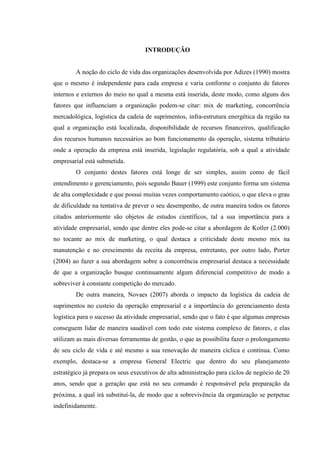 16

INTRODUÇÃO

A noção do ciclo de vida das organizações desenvolvida por Adizes (1990) mostra
que o mesmo é independente para cada empresa e varia conforme o conjunto de fatores
internos e externos do meio no qual a mesma está inserida, deste modo, como alguns dos
fatores que influenciam a organização podem-se citar: mix de marketing, concorrência
mercadológica, logística da cadeia de suprimentos, infra-estrutura energética da região na
qual a organização está localizada, disponibilidade de recursos financeiros, qualificação
dos recursos humanos necessários ao bom funcionamento da operação, sistema tributário
onde a operação da empresa está inserida, legislação regulatória, sob a qual a atividade
empresarial está submetida.
O conjunto destes fatores está longe de ser simples, assim como de fácil
entendimento e gerenciamento, pois segundo Bauer (1999) este conjunto forma um sistema
de alta complexidade e que possui muitas vezes comportamento caótico, o que eleva o grau
de dificuldade na tentativa de prever o seu desempenho, de outra maneira todos os fatores
citados anteriormente são objetos de estudos científicos, tal a sua importância para a
atividade empresarial, sendo que dentre eles pode-se citar a abordagem de Kotler (2.000)
no tocante ao mix de marketing, o qual destaca a criticidade deste mesmo mix na
manutenção e no crescimento da receita da empresa, entretanto, por outro lado, Porter
(2004) ao fazer a sua abordagem sobre a concorrência empresarial destaca a necessidade
de que a organização busque continuamente algum diferencial competitivo de modo a
sobreviver à constante competição do mercado.
De outra maneira, Novaes (2007) aborda o impacto da logística da cadeia de
suprimentos no custeio da operação empresarial e a importância do gerenciamento desta
logística para o sucesso da atividade empresarial, sendo que o fato é que algumas empresas
conseguem lidar de maneira saudável com todo este sistema complexo de fatores, e elas
utilizam as mais diversas ferramentas de gestão, o que as possibilita fazer o prolongamento
de seu ciclo de vida e até mesmo a sua renovação de maneira cíclica e contínua. Como
exemplo, destaca-se a empresa General Electric que dentro do seu planejamento
estratégico já prepara os seus executivos de alta administração para ciclos de negócio de 20
anos, sendo que a geração que está no seu comando é responsável pela preparação da
próxima, a qual irá substituí-la, de modo que a sobrevivência da organização se perpetue
indefinidamente.

 
