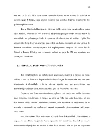 18



preponderante para o sucesso de um plano de inserção incentivada de cogeração. Esta falta de

competitividade é sentida também nos setores de geração elétrica e residencial, como será

verificado adiante.



       2.1.3. O Setor Elétrico Brasileiro


         O parque gerador brasileiro é composto em sua maior parte por usinas hidrelétricas,

fato que decorre das características geográficas do país e do histórico de investimentos do

governo neste setor. Esta alta dependência de recursos hídricos faz com que o mesmo seja

sobredimensionado em sua capacidade instalada. Isto não significa que haja investimento em

excesso. A capacidade excedente é necessária para garantir o grau de confiabilidade requerido

para o sistema predominantemente hidrelétrico. Dentre os principais fatores responsáveis pela

escolha em se ter um parque gerador predominantemente hidrelétrico quando em sua fase de

maior expansão nas décadas de 60 e 70, estavam: o grande potencial hidrelétrico com diversos

aproveitamentos a custos baixos e o choque nos preços do petróleo, que levou à busca de

outros energéticos para geração de eletricidade. Além disso, até as décadas de 70 e 80 o

estado foi o responsável pelo planejamento e expansão da geração elétrica nacional. No

entanto, devido a vários fatores de ordem política e econômica, o governo viu reduzida sua

capacidade de agir como único investidor e produtor de Energia Elétrica (EE).

         Dentro desse contexto, para a década de 90 preparava-se uma reestruturação do setor,

que previa a criação de um mercado competitivo de energia. A fim de reduzir o risco de

déficit do sistema hidrogerador e de minimizar os impactos causados pela implementação de

grandes reservatórios de água das hidrelétricas, o novo modelo previa atrair investimentos

privados e diversificar a matriz energética através do aumento da participação de usinas

termelétricas no parque gerador, para geração de energia em períodos de hidrologia

desfavorável. Desta maneira, o custo de investimento inicial das termelétricas, menor que das
 